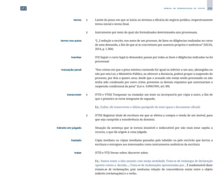 289
M A N U A L D E P A D R O N I Z A Ç Ã O D E T E X T O S
	 termo	 1	 Limite do prazo em que se inicia ou termina a eficácia do negócio jurídico, respectivamente
termo inicial e termo final.
		
2	 Instrumento por meio do qual são formalizados determinados atos processuais.
	 termo nos autos	 	 “[...] redução a escrito, nos autos de um processo, de fatos ou diligências realizadas no curso
de uma demanda, a fim de que aí se concretizem por assentos próprios e autênticos” (SILVA,
2014, p. 1.384).
	 tramitar	 	 (VI) Seguir o curso legal (a demanda); passar por todas as fases e diligências indicadas na lei
processual.
	 transação penal	 	 “Nos crimes em que a pena mínima cominada for igual ou inferior a um ano, abrangidas ou
não por esta Lei, o Ministério Público, ao oferecer a denúncia, poderá propor a suspensão do
processo, por dois a quatro anos, desde que o acusado não esteja sendo processado ou não
tenha sido condenado por outro crime, presentes os demais requisitos que autorizariam a
suspensão condicional da pena” (Lei n. 9.099/1995, art. 89).
	 transcrever	 1	 (VTD e VTDI) Traspassar ou trasladar um texto ou incorporá-lo por cópia a outro, a fim de
que o primeiro se torne integrante do segundo.
		
	 Ex.: Enfim, ele transcreveu o último parágrafo do texto (para o documento oficial).
		
2	 (VTD) Registrar título de escritura em que se efetiva a compra e venda de um imóvel, para
que seja cumprida a transferência do domínio.
	 trânsito em julgado	 	 Situação da sentença que se tornou imutável e indiscutível por não mais estar sujeita a
recurso, o que dá origem à coisa julgada.
	 traslado	 	 Cópia imediata ou cópias imediatas passadas pelo tabelião ou pelo escrivão que lavrou a
escritura e entregues aos interessados como instrumentos autênticos da escritura.
	 tratar	 	 (VTD e VTI) Versar sobre; discorrer sobre.
		
	 Ex.: Vamos tratar o (do) assunto com muita seriedade; Trata-se de embargos de declaração
opostos contra a decisão...; Trata-se de reclamações apresentadas por... É inadmissível dizer
tratam-se de reclamações, pois nenhuma relação de concordância existe entre o objeto
indireto (reclamações) e o verbo.
 