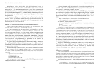 208 209
Marcadas a ferro: violência contra a mulher, uma visão multidisciplinar
El Consejo General del Poder Judicial, realizó un informe sobre violencia doméstica,
aprobado en Marzo del año 2001,en el que reconoce que la sentencias absolutarias en
estos asuntos se producen en un 50% de los casos.
El Departamento de Derecho Público de la Universidad de Zaragoza, en un estudio
de las sentencias en esta materia que se realizó en las Audiencias Provinciales, Juzgados
de lo Penal y Juzgados de Instrucción de Aragón, Cataluña y Euskadi, tanto de los
delitos como de las faltas, concluye al conocerse la primera fase del mismo a 31-12-
2000:
• Se da un alto número de absoluciones en los Juzgados de Instrucción.
• Existen grandes diferencias de unos Juzgados a otros.
Dos elementos determinan el resultado:
a) La actitud de la víctima. Teniendo especial incidencia la inasistencia de ésta o su
perdón;
b) La valoración de la prueba.
En el año 2001, la coordinadora estatal de mujeres abogadas tras analizar seiscientas
sentencias firmes de las Audiencias Provinciales, Tribunales Superiores de Justicia y
Tribunal Supremo entre los años 1996 y 2001, cien de cada delito ( contra la vida, de
violencia familiar, sexuales, amenazas, impago de pensiones y cien de robo como
elemento comparativo) para ver si el sexo de los justiciables influía de algún modo en
el resultado, obtuvo datos muy ilustrativos que indicaban que pese a que en el seno
de la pareja mayoritariamente (93%), son los hombres los que matan, cuando son
juzgados se les aplicaban penas inferiores a las que se utilizan para condenar a las
mujeres en las mismas circunstancias, utilizando para ello de un modo muy diferente
las atenuantes y agravantes.
La ineficacia de la respuesta judicial era tan evidente que el Consejo General del
Poder Judicial, en marzo del 2001 estableció unas pautas de actuación específicas,
como guía a los jueces, las cuales al no ser ley no suponen una obligación para
nuestros tribunales y que desde luego aun no hemos visto cumplir.
4. C4. C4. C4. C4. CONTENIDOONTENIDOONTENIDOONTENIDOONTENIDO DEDEDEDEDE LASLASLASLASLAS RESOLUCIONESRESOLUCIONESRESOLUCIONESRESOLUCIONESRESOLUCIONES
Como ya se ha comentado la respuesta más extendida ha sido la inaplicación de la
figura penal, pero además en aquellos casos en los que se juzgaba la conducta lesiva
entre cónyuges tipificada como delito o falta de lesiones se han obtenido en ocasiones
sentencias como las que a continuación se expresan, que reflejan la enorme influencia
ideológica con la que actuan en este campo los jueces.
SS. del Juzgado de Instrucción nº 16 de los de Barcelona de fecha 5 de Febrero de
1991
...encontrándose en el interior del domicilio, hizo acto de presencia el marido, quien
al tener conocimiento de la intención de la esposa, se opuso a ello, suscitándose una
La Ley Orgánica 13/2003 de reforma de la Ley de Enjuiciamiento Criminal en
materia de prisión provisional, contiene especificidades para los caos de violencia
doméstica. Pese a que hace una especial mención de estos casos estableciendo la
posibilidad de acordarla para evitar que el imputado pueda actuar contra bienes jurídicos
de la víctima, solo se ha aplicado en un 4,25 % de los casos. Ni siquiera el incumplimiento
de cualquiera de las medidas cautelares adoptadas ha supuesto el inmediato
encarcelamiento.
El 1 de octubre de 2004, entró en vigor una nueva modificación a través de la Ley
Orgánica 15/2003, que amplia las medidas cautelares incluyendo la prohibición de
aproximarse a una distancia de la víctima o de sus familiares, que afecta también a
agresiones y abusos de naturaleza sexual.
3. E3. E3. E3. E3. ELLLLL PAPELPAPELPAPELPAPELPAPEL DEDEDEDEDE LALALALALA ADMINISTRACIÓNADMINISTRACIÓNADMINISTRACIÓNADMINISTRACIÓNADMINISTRACIÓN DEDEDEDEDE JUSTICIAJUSTICIAJUSTICIAJUSTICIAJUSTICIA ENENENENEN LALALALALA APLICACIÓNAPLICACIÓNAPLICACIÓNAPLICACIÓNAPLICACIÓN EEEEE INTERPRETACIÓNINTERPRETACIÓNINTERPRETACIÓNINTERPRETACIÓNINTERPRETACIÓN DEDEDEDEDE LALALALALA LEYLEYLEYLEYLEY
Algunos estudios resaltan que los cambios legales han ido sucediéndose para
paliar resultado que indicaban sus dificultades de aplicación.
Así lo manifestó el Magistrado Sáez Valcárcel, vocal del Consejo General del Poder
Judicial, en su ponencia presentada a las Jornadas sobre crisis matrimoniales en el
curso de formación de los días 20, 21 y 22 de Junio de 1994,así lo expresa también la
circular 1/1998 de la Fiscalía General del Estado de 21 de Octubre de 1998 que indica
que el debate sobre la insuficiencia de medios legales debe dar paso al decidido
aprovechamiento de los actualmente existentes, aunque serias dificultades
interpretativas en algunos preceptos que se agravan por la “ausencia de
pronunciamientos jurisprudenciales del intérprete”.
Los primeros datos provienen de estudios de ONG´S, como el de A.L.A. (Asociación
Libre de Abogados) de Madrid, sobre 500 consultas que generaron 200 casos, de los
cuales el 50% acabaron en sentencia, el 61% era condenatoria y el 39 % absolutoria,
siempre en Juicios de Faltas.
Un estudio realizado, en febrero del 2001 por la abogada madrileña Dña Carmen
Pujol por encargo del Consejo de la Mujer de Madrid, sobre la respuesta obtenida por
las mujeres de dicha comunidad que denunciaron malos tratos arroja los siguientes
resultados:
• Sentencias condenatorias 63,3%
• Sobreseimiento 1%
• Condena a ambos 1,4%
• Sentencias absolutorias 34,3%
Las penas impuestas en los juicios fueron en el 93,1% MULTAS y solo se contempló
indemnizaciones para las víctimas en el 40%.
La justicia ante la violencia de género
 