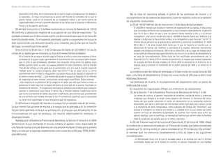 210 211
Marcadas a ferro: violência contra a mulher, uma visão multidisciplinar
No se trata de casuística aislada, el precio de las amenazas de muerte y el
incumplimiento de las órdenes de alejamiento, suele ser bajísimo, como se ve también
las siguientes resoluciones
La SS de 19/10/1999 del Jdo de Instrucción nº 6 de Gavá declaró probado:
El 26/2/99 el marido que estaba en trámites de separación de su esposa, le dijo a esta
que no estaba conforme con la separación y, tras increparlo repetidamente, le advirtió
que no le iba a dejar en paz y que no pararía hasta matarla a ella y a su actual
compañero”...tras varios incidentes más el 16/4/99 el marido llamó por teléfono a la
esposa y le dijo que la iba a matar a ella y a su compañero y que iba a ser “su fin”. El
mismo día se personó en la puerta de su domicilio y continuó insultándole. El 16/4/
99 el Jdo nº 1 de esta ciudad dictó Auto por el que se requería al marido que se
abstuviese de llamar por teléfono y acercarse a la esposa, debiendo mantenerse
alejado una distancia mínima de 100 m de su domicilio y de su lugar de trabajo (esto
es las calles de Vilanova) bajo apercibimiento de incurrir en un delito de desobediencia
en caso de incumplimiento. Dicho Auto de fue notificado personalmente por la
Guardia Civil. En fecha 27/4 el marido se aproximó a la esposa que estaba trabajando
en la playa del Faro de esta ciudad y en fecha 28/4 se personó en el domicilio de la
esposa, pese a conocer el contenido de la orden judicial de 16/4 y se sentó en el
portal.
La condena es por dos faltas de amenazas, a 10 días multa con cuota diaria de 200
ptas y una falta de desobediencia 10 días con cuota multa de 200 ptas es decir total
6000 ptas (36 euros).
Las amenazas de muerte, el incumplimiento del alejamiento tiene un precio de
6.000 ptas (36 euros).
En ocasiones los magistrados reflejan sus criterios en las resoluciones:
SS. de la Sección 1ª de la Audiencia Provincial de Barcelona de fecha 1-2-88
La norma de cultura, al parecer imposible de erradicar, nacida de mitos y creencias
religiosas que dibujan a la mujer como epígono del hombre, al formarse del único
hueso del que puede prescindir el varón sin desmerecer en su anatomía; material
desechable, por tanto y definidor de inferioridad válido solo para uso y abuso, unida
a la existencia de seres marginados, como subtipos del Estado del “bienestar”, que
buscan el compartir su miseria y el miedo a la soledad en el mutuo cobijo, así como
sueños oníricos de deseables brutalidades en quienes han nacido para sufrir las
ajenas, explican, que no justifican, la realidad de machos que vierten sobre la hembra
toda la condición de canalla que en el temor reprimen.
La SS. del Tribunal superior de Justicia de Cataluña de 21 de Enero de 1999, rebajó
la condena de un asesinato dictada por un Tribunal del Jurado, que había considerado
probado que “la víctima recibió en vida la totalidad de las 70 heridas por ella sufridas”
al estimar que no concurría ensañamiento y ello en base a las siguientes
consideraciones:
...el demostrado furor con el que el acusado atacó a la víctima con las 13 últimas
cuchilladas hasta que se le rompió el cuchillo, no parace inspirado en una maldad
discusión entre ellos, en el transcurso de la cual él cogió a la esposa por los brazos y
la zarandeo... En esas circunstancias la acción del marido se considera de lo que se
podría llamar, usual en la conducta de un ciudadano medio, y por tanto exenta de
responsabilidad criminal y procede absolver de las faltas que le imputan el Ministerio
Fiscal y la Acusación particular
SS. del Jdo. Instrucción nº 5 de Gava resolviendo un recurso de Apelación de 13/12/
99 confirma la absolución respecto de la acusación de una falta de coacciones: “ ha
quedado probado que el denunciado sujetó a la denunciante para que no se fuera del
domicilio donde reside... En el supuesto planteado, sujetar a una persona con la que se
está manteniendo una discusión durante unos instantes, para evitar que se marche
del lugar, no constituye ilícito penal”.
Otra reciente la SS del Jdo nº 3 de Cerdanyola del Vallés de 22/10/99 el 1er día de
visitas de un padre que no conocía a su hijo de 6 meses hechos probados:
En el interior de la casa el marido coge en brazos al niño y como este empieza a llorar
la esposa se lo quiere coger, apretándole él fuertemente con sus brazos para impedir
que el niño le sea arrebatado, dándose una situación tensa etnre los padres, pues
ambos quieren tener al niño. La suegra, presente en todo momento, dice al marido
“has de dar tiempo al niño para que se acostumbre a ti, a lo que el marido responde
“cállate puta” la suegra pregunta ¿Qué has dicho? Y da un paso hacia su yerno
extendiendo éste el brazo y empujando a la suegra hacia atrás, dando el empujón en
el pecho y mano de ésta” ... Este mismo día acude la suegra al Hospital. En el informe
de urgencias se hace constar contusiones varias según manifiesta. Dolor esternal.
...Era inoportuna la presencia de la suegra en el salón por más que fuera su casa, su
presencia en este caso con la madre del yerno al otro lado de la puerta, resultaba un
elemento de tensión... Si inoportuna resultara su presencia es evidente que cualquier
opinión o comentario suyo hacia el yerno iba a resultar todavía inoportuno cierto
que no es una manera de hablar plausible ni edificante, pero estimo que, procediendo
de una persona que estaba alterada (y las circunstancias justifican que lo estuviese)
no tiene otro significado ni otra relevancia que los expuestos.
En definitiva el empujón del marido a la suegra fue un episodio más de las visitas...
Lo que intentó fue quitarse de encima a la suegra que se acercaba a él. Su intención
fue por tanto apartarla, evita que se acercara a él y el empujón que dio para ello, en las
circunstancias en que se produjo,,,,, no resultó objetivamente excesivo ni
desproporcionado.
Apelada ante la Audiencia Provincial de Barcelona, la Sección 3ª dicta el 5-5-2000
Sentencia en la que estimando el recurso condena al agresor como responsable de
una falta de injurias y otra de lesiones con una pena de multa de 10 días por la primera
falta y un mes por la segunda, estableciendo como cuota diaria 200 ptas. TOTAL 8.000´-
ptas (48 euros).
La justicia ante la violencia de género
 