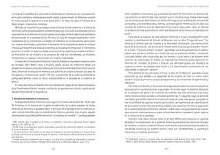 222 223
Marcadas a ferro: violência contra a mulher, uma visão multidisciplinar
entre los géneros comenzaron así, a analizarse por parte del feminismo en términos de
una opresión no identificada. Una opresión que en muchos casos estaba relacionada
con las atribuciones femeninas en el ámbito del hogar y con la dedicación exclusiva de
las mujeres a los miembros de su familia. La emancipación femenina no era sólo una
cuestión de derechos, sino de capacidad de las mujeres para poder elegir en libertad
un proyecto de vida autónomo sin tener que dedicarse en exclusiva a la reproducción
social.
Para ubicar la cuestión de esta opresión femenina a la que resultaba difícil darle
nombre, la contribución de Simone de Beauvoir con su obra El segundo sexo14
fue
decisiva al afirmar que las mujeres y la feminidad constituyen una construcción
social de la civilización. Las teorías de la filósofa existencialista que se pueden resumir
en la frase – “la mujer se hace, no nace”- aportaban una nueva perspectiva al análisis,
puesto que ponían el énfasis en el hecho de que las prácticas sociales y las pautas
culturales habían sido construidas por los varones, lo que hacia a las mujeres seres
carentes de subjetividad. El estado de dependencia femenina podía explicarse en
términos de “otredad” de género o falta de una identidad propia que llevaba a las
mujeres a carecer de protagonismo social y a la identificación y evaluación de sus
vidas desde la lógica del “opresor”.
Pero además de los postulados críticos, la obra de De Beauvoir aportaba nuevas
soluciones ya que apelaba a la capacidad de las mujeres de crear un nuevo orden
social en el que asumirían su propio protagonismo y se convertirían en agentes de su
liberación.
Con está contribución, el feminismo de la segunda ola daba instrumentos analíticos
para avanzar en sus teorizaciones, y apuntaba – en primer lugar- el posterior desarrollo
de la categoría del género en el sentido de entender los roles atribuidos a los sexos
como construcciones sociales y culturales asimétricas. En segundo lugar, se ponía de
manifiesto que la dificultad de las mujeres de gozar de unas vidas plenas y elegidas no
era “el problema” de algunas mujeres particulares. Las experiencias de subordinación
de las mujeres no eran sólo personales y aisladas, sino colectivas. Por ello, la superación
de la subalteridad hacía referencia, también y sobre todo, a la capacidad de las mujeres
para construir colectivamente un orden cultural alternativo y trasladarlo y darle vigencia
en el conjunto de la sociedad.
También otras obras teóricas como la de Kate Millett profundizaron en aquellas
décadas en la comprensión de la opresión femenina analizando las relaciones sexuales
de hombres y mujeres y explicándolas en términos de relaciones políticas de poder. La
sexualidad constituía un aspecto político clave que fundamentaba la supremacía
masculina y el sistema patriarcal15
.
14
DE BEAUVOIR, Simone. El segundo sexo. La experiencia vivida. Buenos Aires: Siglo veinte, 1987.
15
MILLETT, Kate. Política Sexual. Madrid: Ediciones Cátedra, Instituto de la Mujer, 1995.
y la Casa de Ciudad Real fue una proyecto presentado a la Diputación por una asociación
de mujeres castellano-machegas que acabó siendo subvencionado. En Pamplona sucedió
lo mismo, aunque la casa se cerró a los pocos años10
. En todos los casos, el Instituto de la
Mujer acogió e impulsó las iniciativas.
Métodos de tratamiento psicológico como la Teoría familiar sistémica o la Teórica de
conflictos,fueronprogresivamentecomplementadosporunavisiónqueexplicabacómola
causageneraldelaviolenciacontralasmujerescontinuabasiendolavigenciadelparadigma
del patriarcado en la sociedad actual. Por ello, las Casa de Acogida establecieron como
fundamento de su intervención un modelo de referencia en la intervención psico-social
con mujeres maltratadas y priorizaron la formación de las trabajadoras desde un enfoque
integral que favoreciera la toma de conciencia, la recuperación emocional, el crecimiento
personal y el cambio en base a la propia autonomía de las mujeres que acudían a la Casa11
.
La restitución de las mujeres a su proyecto de vida fue considerada, ya entonces,
fundamental en cualquier intervención con mujeres maltratadas.
A través de la Coordinadora Estatal de Casas de Acogida se impulsaron espacios como
las Jornadas sobre Malos tratos a mujeres, donde las que las reflexiones desde una
perspectivadegéneropretendíanademásdeestimularlasolidaridadfemeninaatravésde
redes, denunciar la situación de violencia que sufrimos las mujeres y realizar una labor de
divulgación y concienciación social12
. Por ello, la prevención de la violencia ambiental se
prefiguraba también, como un factor imprescindible en el abordaje de la violencia de
género.
En todo caso, tanto la filosofía como los métodos de trabajo de las Casas de Acogida y
de la Coordinadora Estatal, recogían muchas de las aportaciones teóricas y prácticas del
llamado feminismo de la segunda ola.
3. I3. I3. I3. I3. INFLUENCIANFLUENCIANFLUENCIANFLUENCIANFLUENCIA DELDELDELDELDEL FEMINISMOFEMINISMOFEMINISMOFEMINISMOFEMINISMO DEDEDEDEDE LALALALALA SEGUNDASEGUNDASEGUNDASEGUNDASEGUNDA OLAOLAOLAOLAOLA
El desarrollo de dicho feminismo tuvo lugar en el contexto de los años 60- 70 del siglo
XX. Entonces, en la mayoría de los países occidentales, las mujeres gozaban de plenos
derechos, se reconocía la igualdad legal y el principio de la equidad entre los sexos era un
valor cultural extendido, pero la subordinación femenina persistía y las mujeres seguían
manifestandoloqueBettyMillerdenominó“unmalestarsinnombre”13
.Lasdesigualdades
10
BRIZ Carmen. Que el trabajo no se limite a la protección. Entrevista a Esperanza Rivero. Página
Abierta. nº 80, 1998, pp. 79.
11
VV.AA. Casas de acogida para mujeres maltratadas. propuesta de intervención. Madrid: Coordinadora
de Casas de Acogida, 1993.
12
Las informaciones relacionadas con las Casas de Acogida me han sido facilitadas por Amparo Rubio
psicóloga y directora de la Casa de Acogida de Valencia y miembra de la Marxa Mundial de Dones del
país Valencia.
13
Friedan atribuye al aislamiento en el hogar y a la falta de un proyecto de vida propio la opresión
femenina que no tenía nombre. FRIEDAN, Betty. Mística de la feminidad. Madrid: Júcar, 1974.
Actuaciones del asociacionismo feminista en torno a la ley integral contra la violencia de género
 