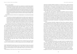 38 39
Marcadas a ferro: violência contra a mulher, uma visão multidisciplinar
Afirma o próprio Weber:
A teoria abstrata da economia oferece-nos justamente um exemplo dessas espécies
de sínteses que se designam, de hábito, ‘idéias’ de fenômenos históricos. Ela apresenta-
nos, com efeito, um quadro ideal de eventos que ocorrem no mercado de bens, no
caso de uma sociedade organizada segundo o princípio da troca, da livre concorrência
e de uma atividade estritamente racional. Este quadro de pensamento reúne relações
e eventos determinados da vida histórica em um cosmos não-contraditório de relações
pensadas. Por seu conteúdo, esta construção tem o caráter de uma utopia, obtida por
meio da acentuação pelo pensamento de elementos determinados da realidade (1965,
p.179-80).
O vínculo do constructo mental com a realidade pode ser resumido pela expressão
do autor:
...nós podemos nos representar pragmaticamente, de modo intuitivo e compreensível,
a natureza particular destas relações segundo um tipo ideal (p.180). (...) Obtém-se um
tipo ideal acentuando-se unilateralmente um ou vários pontos de vista e encadeando-
se uma multiplicidade de fenômenos dados isoladamente, difusos e discretos, que se
encontram tanto em grande número quanto em pequeno número ou mesmo estão
ausentes, que se ordenam segundo os precedentes pontos de vista escolhidos
unilateralmente, para formar um quadro de pensamento homogêno. (Ibidem, p. 181).
Esta incursão por Carvalho Franco e por Weber, ainda que ligeira, deixa patente a
não-utilização do conceito weberiano de patriarcado por parte de feministas3
, sejam
elas radicais (FIRESTONE, 1972; REED, 1969; KOEDT, LEVINE, RAPONE, 1973; MILLETT, 1969, 1970,
1971) ou marxistas (MILLETT, 1971; REED, 1969; DAWSON et alii, 1971; EISENSTEIN, 1979; SARGENT,
1981). Certamente, todas as feministas que diagnosticaram a dominação patriarcal nas
sociedades contemporâneas sabiam, não que os conceitos genéticos de Weber são
intransferíveis, mas que já não se tratava de comunidades nas quais o poder político
estivesse organizado independentemente do Estado4
. Por que, então, não usar a
expressão dominação masculina, como o tem feito Bourdieu, ou falocracia ou, ainda,
androcentrismo, falogocentrismo? Provavelmente, por numerosas razões, dentre as
quais: patriarcado exprime, de uma só vez, o que é expresso nos outros termos, além de
trazer estampada, de forma muito clara, a força da instituição, ou seja, de uma máquina
bem azeitada que opera sem cessar e, abrindo mão de muito rigor, quase
automaticamente.
Presume-se que ninguém, em razão do bom senso, consideraria igual o patriarcado
reinante na Atenas clássica ou na Roma antiga ao que vige nas sociedades urbano-
industriais do Ocidente. Mesmo tomando só o momento atual, o poder de fogo do
patriarcado vigente dentre os povos africanos que praticam mutilações sexuais, como
a cliteridectomia e a infibulação, a subordinação das mulheres aos homens é muito
mais forte. Observam-se, por conseguinte, diferenças de grau no domínio exercido por
homens sobre mulheres. A natureza do fenômeno, entretanto, é a mesma. Apresenta
a legitimidade que lhe atribui sua naturalização.
Por outro lado, como prevalece o pensamento dicotômico, procura-se provar a
universalidade do patriarcado por meio da inexistência de provas de eventuais
sociedades matriarcais. Neste erro, aliás, não incorrem apenas as pessoas comuns.
Feministas radicais também procederam desta forma. De acordo com a lógica dualista,
se há patriarcado, deve haver matriarcado. A pergunta cabível naquele momento e
ainda hoje é: houve sociedades com igualdade social entre homens e mulheres? Esta
interrogação teria, muito seguramente, dado outro destino à valorização da importância
do conceito de patriarcado na descrição e na explicação da inferioridade social das
mulheres.
O filme Lanternas Vermelhas, dirigido por Zhang Yimou, apresenta imagens e
trama reveladoras do acima expresso. Além de o patriarcado fomentar a guerra entre
as mulheres, funciona como uma engrenagem quase automática, pois pode ser acionada
por qualquer um, inclusive mulheres. Quando a quarta esposa, em estado etílico,
denuncia a terceira, que estava com seu amante, à segunda, é esta que faz o flagrante
e que toma as providências para que se cumpra a tradição: assassinato da “traidora”. O
patriarca nem sequer estava presente no palácio onde se desenvolveram os fatos.
Durante toda a película, não se vê o rosto deste homem, revelando este fato que
Zhang Yimou captou corretamente esta estrutura hierárquica, que confere aos homens
o direito de dominar as mulheres, independentemente da figura humana singular
investida de poder. Quer se trate de Pedro, João ou Zé Ninguém, a máquina funciona
até mesmo acionada por mulheres. Aliás, imbuídas da ideologia que dá cobertura ao
patriarcado, mulheres desempenham, com maior ou menor freqüência e com mais ou
menos rudeza, as funções do patriarca, disciplinando filhos e outras crianças ou
adolescentes, segundo a lei do pai. Ainda que não sejam cúmplices deste regime,
colaboram para alimentá-lo.
Também há categorias profissionais, cujo papel consiste em enquadrar (BERTAUX,
1977) seus subordinados neste esquema de pensar/sentir/agir. Estes três termos
representam facetas de uma unidade: o ser humano. Isto é importante para não se
reduzir o patriarcado a um mero adjetivo de uma ideologia. Não que esta não tenha
um substrato material. Ela o tem e ele assume enorme importância quando não se
opera por categorias dicotômicas, separando corpo de mente, natureza de cultura.
Embora haja profundas diferenças entre as três esferas ontológicas – a inorgânica,
a orgânica e o ser social – uma não prescinde das demais. Na primeira, não há vida e,
3
Citam-se apenas algumas. Há feministas que entram em duas categorias. Às vezes, como é o caso de
Sargent, organizadora da coletânea citada, trata-se de várias autoras com posições metodológicas
distintas e, inclusive, opostas. A classificação usada é, portanto, precária. Todas, porém, utilizam o
conceito de patriarcado. Dispensa-se, aqui, a citação de Marx e Engels, cujo uso do referido conceito é
notório.
4
Claude Meillassoux (1975) mostra bem este fenômeno, analisando comunidades domésticas.
Gênero e patriarcado: a necessidade da violência
 