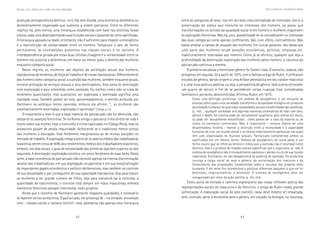 42 43
Marcadas a ferro: violência contra a mulher, uma visão multidisciplinar
produção antroponômica (BERTAUX, 1977). Há, sem dúvida, uma economia doméstica ou
domesticamente organizada que sustenta a ordem patriarcal. Entre os diferentes
machos há, pelo menos, uma hierarquia estabelecida com base nas distintas faixas
etárias, cada uma desempenhando suas funções sociais e gozando de certo significado.
A hierarquia apoiada na idade, entretanto, não é suficiente para impedir a emergência
e a manutenção da solidariedade entre os homens. Tampouco o são, de forma
permanente, as contradições presentes nas classes sociais e no racismo. A
interdependência gerada por estas duas últimas clivagens e a solidariedade entre os
homens nos autoriza a determinar, em maior ou menor grau, o destino das mulheres
enquanto categoria social.
Neste regime, as mulheres são objetos da satisfação sexual dos homens,
reprodutoras de herdeiros, de força de trabalho e de novas reprodutoras. Diferentemente
dos homens como categoria social, a sujeição das mulheres, também enquanto grupo,
envolve prestação de serviços sexuais a seus dominadores. Esta soma de dominação
com exploração é aqui entendida como opressão. Ou melhor, como não se trata de
fenômeno quantitativo, mas qualitativo, ser explorada e dominada significa uma
realidade nova. Também parece ser este, aproximadamente, o sentido atribuído por
Hartmann ao ambíguo termo opressão, embora ela afirme: “... as mulheres são
sistematicamente dominadas, exploradas e oprimidas” (1979a, p.13).
O importante a reter é que a base material do patriarcado não foi destruída, não
obstante os avanços femininos. Se na Roma antiga o patriarca tinha direito de vida e
morte sobre sua mulher, hoje o homicídio é crime capitulado no Código Penal, mas os
assassinos gozam de ampla impunidade. Acrescente-se o tradicional menor acesso
das mulheres à educação. Este fenômeno marginalizou-as de muitas posições no
mercadodetrabalho.Aexploraçãochegaapontodeossaláriosmédiosdastrabalhadoras
brasileiras serem cerca de 60% dos rendimentos médios dos trabalhadores brasileiros,
embora, nos dias atuais, o grau de escolaridade das primeiras seja bem superior ao dos
segundos. A dominação-exploração constitui um único fenômeno de duas faces. Desta
sorte, a base econômica do patriarcado não consiste apenas na intensa discriminação
salarial das trabalhadoras, em sua segregação ocupacional e em sua marginalização
de importantes papéis econômicos e político-deliberativos, mas também no controle
de sua sexualidade e, por conseguinte, de sua capacidade reprodutiva. Seja para induzir
as mulheres a ter grande número de filhos, seja para convencê-las a controlar a
quantidade de nascimentos, o controle está sempre em mãos masculinas, embora
elementos femininos possam intermediar estes projetos.
Ainda que o conceito de Hartmann apresente inegáveis qualidades, é necessário
se fazerem certos acréscimos. O patriarcado, em presença de – na verdade, enovelado
com – classes sociais e racismo (SAFFIOTI, 1996), apresenta não apenas uma hierarquia
entre as categorias de sexo; traz em seu bojo uma contradição de interesses. Isto é, a
preservação do status quo consulta os interesses dos homens, ao passo que
transformações no sentido da igualdade social entre homens e mulheres respondem
às aspirações femininas. Não há, pois, possibilidade de se considerarem os interesses
das duas categorias como apenas conflitantes. São, com efeito, contraditórios. Não
basta ampliar o campo de atuação das mulheres. Em outras palavras, não basta que
uma parte das mulheres ocupe posições econômicas, políticas, religiosas etc.
tradicionalmente reservadas aos homens. Como já se afirmou, qualquer que seja a
profundidade da dominação-exploração das mulheres pelos homens, a natureza do
patriarcado continua a mesma.
O primeiro estudioso a mencionar gênero foi Stoller (1968). O conceito, todavia, não
prosperou em seguida. Só a partir de 1975, com o famoso artigo de Rubin, frutificaram
estudos de gênero, dando origem a uma ênfase pleonástica em seu caráter relacional
e a uma nova postura adjetiva, ou seja, a perspectiva de gênero. Vale a pena retroceder
um quarto de século, a fim de se perceberem certas nuanças hoje consideradas
familiares e, portanto, desconhecidas. Afirmou Rubin, em 1975:
Como uma definição preliminar, ‘um sistema de sexo/gênero’ é um conjunto de
arranjos pelos quais uma sociedade transforma a sexualidade biológica em produtos
da atividade humana e no qual estas necessidades sexuais transformadas são satisfeitas.
(p. 159). ... qualquer sociedade terá algumas maneiras sistemáticas de lidar com sexo,
gênero e bebês. Tal sistema pode ser sexualmente igualitário, pelo menos em teoria,
ou pode ser ‘sexualmente estratificado’ , como parece ser o caso da maioria ou de
todos os exemplos conhecidos. Mas é importante – mesmo diante de uma
desalentadora história – manter a distinção entre a necessidade e a capacidade
humanas de criar um mundo sexual e as formas empiricamente opressivas nas quais
têm sido organizados os mundos sexuais. Patriarcado compreende ambos os
significados em um mesmo termo. Sistema de sexo/gênero, de outra parte, é um
termo neutro que se refere ao terreno e indica que a opressão não é inevitável neste
domínio, mas é o produto de relações sociais específicas que o organizam. (p. 168). O
sistema de sexo/gênero não é imutavelmente opressivo e perdeu muito de sua função
tradicional. Entretanto, ele não desaparecerá na ausência de oposição. Ele ainda leva
consigo a carga social de sexo e gênero, da socialização dos imaturos e do
fornecimento das proposições fundamentais sobre a natureza dos próprios seres
humanos. E ele serve fins econômicos e políticos diferentes daqueles a que ele foi
destinado, originariamente, a promover. O sistema de sexo/gênero deve ser
reorganizado por meio da ação política (p. 203-204).
Como porta de entrada e caminho exploratório das novas reflexões acerca das
representações sociais do masculino e do feminino, o artigo de Rubin revela grande
sofisticação. A elaboração social do sexo (SAFFIOTI, 1969a) deve mesmo ser ressaltada,
sem, contudo, gerar a dicotomia sexo e gênero, um situado na biologia, na natureza,
Gênero e patriarcado: a necessidade da violência
 