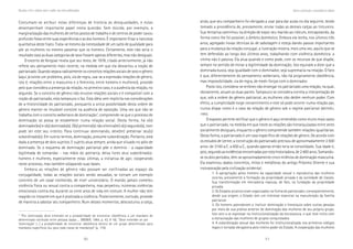 50 51
Marcadas a ferro: violência contra a mulher, uma visão multidisciplinar
Costumam-se atribuir estas diferenças de história às desigualdades, e estas
desempenham importante papel nesta questão. Sem dúvida, por exemplo, a
marginalização das mulheres de certos postos de trabalho e de centros de poder cavou
profundo fosso entre suas experiências e as dos homens. É importante frisar a natureza
qualitativa deste hiato. Trata-se mesmo da necessidade de um salto de qualidade para
pôr as mulheres no mesmo patamar que os homens. Certamente, este não seria o
resultado caso as duas categorias de sexo fossem apenas diferentes, mas não desiguais.
O excerto de Kergoat revela que seu texto, de 1978, citado anteriormente, já não
reflete seu pensamento mais recente, na medida em que ela descartou a noção de
patriarcado. Quando separa radicalmente os conceitos relações sociais de sexo e gênero
(aqui já existe um problema, pois, via de regra, usa-se a expressão relações de gênero,
isto é, relações entre o masculino e o feminino, entre homens e mulheres), procede
pelo que considera a presença da relação, no primeiro caso, e a ausência da relação, no
segundo. Se o conceito de gênero não envolve relações sociais e é compatível com a
noção de patriarcado, esta tampouco o faz. Esta idéia vem implícita nas considerações
de a-historicidade do patriarcado, porquanto a única possibilidade desta ordem de
gênero manter-se imutável consiste na ausência de oposição. Uma vez que não se
trabalha com o conceito weberiano de dominação7
, compreende-se que o processo de
dominação só possa se estabelecer numa relação social. Desta forma, há o(s)
dominador(es) e o(s) dominado(s). O(s) primeiro(s) não elimina(m) o(s) segundo(s), nem
pode ser este seu intento. Para continuar dominando, deve(m) preservar seu(s)
subordinado(s). Em outros termos, dominação, presume subordinação. Portanto, está
dada a presença de dois sujeitos. E sujeito atua sempre, ainda que situado no pólo de
dominado. Se o esquema de dominação patriarcal põe o domínio - a capacidade
legitimada de comandar - nas mãos do patriarca, deixa livres seus subordinados:
homens e mulheres, especialmente estas últimas, a iniciativa de agir, cooperando
neste processo, mas também solapando suas bases.
Embora as relações de gênero não possam ser confinadas ao espaço da
conjugalidade, todas as relações sociais sendo sexuadas, se tornam um exemplo
concreto de um casal conhecido, de nível universitário. O marido jamais cometeu
violência física ou sexual contra a companheira, mas perpetrou inúmeras violências
emocionais contra ela, durante os vinte anos de vida em comum. A mulher não tem
reagido no instante em que é praticada a violência. Posteriormente, contudo, procede
de maneira a sabotar seu companheiro. Num desses momentos, descosturou a calça,
atrás, que seu companheiro foi obrigado a usar para dar aulas no dia seguinte, tendo
tomado a providência de, previamente, enviar todas as demais calças ao tintureiro.
Sua tentativa caminhou na direção de expor seu marido ao ridículo, extrapolando, da
forma como lhe foi possível, o âmbito doméstico. Embora ela tenha, nos últimos três
anos, agregado novas técnicas às de sabotagem e esteja dando passos importantes
para a mudança da relação conjugal, a ilustração mostra, mais uma vez, aquilo que se
tem defendido ao longo dos últimos anos, trabalhando com violência doméstica: a
vítima não é passiva. Ela atua quando e como pode, com os recursos de que dispõe,
sempre no sentido de minar a legitimidade da dominação. Isto equivale a dizer que a
dominada busca, seja igualdade com o dominador, seja supremacia na relação. O fato
é que, diferentemente do pensamento weberiano, não há propriamente obediência,
mas impossibilidade, via de regra, de medir forças com o dominador.
Posto isto, considera-se errôneo não enxergar no patriarcado uma relação, na qual,
obviamente, atuam as duas partes. Tampouco se considera correta a interpretação de
que, sob a ordem de gênero patriarcal, as mulheres não detêm nenhum poder. Com
efeito, a cumplicidade exige consentimento e este só pode ocorrer numa relação par,
nunca díspar como é o caso da relação de gênero sob o regime patriarcal (MATHIEU,
1985).
O exposto permite verificar que o gênero é aqui entendido como muito mais vasto
que o patriarcado, na medida em que neste as relações são hierarquizadas entre seres
socialmente desiguais, enquanto o gênero compreende também relações igualitárias.
Desta forma, o patriarcado é um caso específico de relações de gênero. De acordo com
os estudos de Lerner, a construção do patriarcado precisou de aproximadamente 2.500
anos: de 3100 a.C. a 600 a.C., quando apenas então teria se consolidado. Sua idade é,
pois, segundo as evidências encontradas por esta historiadora, de 2.400 anos. Somando-
se os dois períodos, têm-se aproximadamente cinco milênios de dominação masculina.
Ela examinou dados concretos, mitos e metáforas do antigo Próximo Oriente e sua
incorporação pela civilização ocidental:
1. A apropriação pelos homens da capacidade sexual e reprodutiva das mulheres
ocorreu previamente à formação da propriedade privada e da sociedade de classes.
Sua transformação em mercadoria repousa, de fato, na fundação da propriedade
privada.
2. Os Estados arcaicos eram organizados na forma de patriarcado; conseqüentemente,
desde sua origem, o Estado tem um interesse essencial na manutenção da família
patriarcal.
3. Os homens aprenderam a instituir dominação e hierarquia sobre outras pessoas
por meio de sua prática anterior de dominação das mulheres de seu próprio grupo.
Isto veio a se expressar na institucionalização da escravatura, o que teve início com
a escravização das mulheres de grupos conquistados.
4. A subordinação sexual das mulheres foi institucionalizada nos primeiros códigos
legais e tornada obrigatória pelo inteiro poder do Estado. A cooperação das mulheres
7
“Por dominação deve entender-se a probabilidade de encontrar obediência a um mandato de
determinado conteúdo entre pessoas dadas ... (WEBER, 1964, p. 43, § 16). “Deve entender-se por
‘dominação’ (...) a probabilidade de encontrar obediência dentro de um grupo determinado para
mandatos específicos (ou para toda classe de mandatos)” (p. 170).
Gênero e patriarcado: a necessidade da violência
 