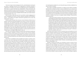 54 55
Marcadas a ferro: violência contra a mulher, uma visão multidisciplinar
Conviria contrapor a esta constatação de Lerner, uma idéia bastante interessante
de Johnson: a separação conceitual entre independência e autonomia. Ninguém é
independente, na medida em que a vida em sociedade gera enorme interdependência.
Nem mesmo os grupos dominantes são independentes. “Grupos dominantes são
geralmente autônomos, porque não precisam prestar contas a seus subordinados e
não precisam pedir permissão para fazer o que desejam. (...)... têm a vantagem de deter
controle muito maior sobre como a realidade é definida e podem usar isto para mascarar
os acontecimentos” (1997, p. 147).
Talvez esta seja a razão pela qual Lerner usa sempre a palavra relativa para se
referir à igualdade entre homens e mulheres. Ademais, analisando a obra de Mellart,
afirma: “... comunidades com relações relativamente igualitárias entre os sexos não
sobreviveram” (1986, p.35).
Embora muitas feministas, Scott inclusive e muito fortemente, tenham horror a
qualquer referência às diferenças biológicas entre homens e mulheres, não é possível
esquecer que, sob condições primitivas, antes da emergência de instituições da
sociedade dita socializada, a unidade mãe-filho era absolutamente fundamental para
a perpetuação do grupo. A criança só contava com o calor do corpo da mãe para se
aquecer, assim como com o leite materno para se alimentar. Como afirma Lerner: “A
mãe doadora-da-vida tinha verdadeiramente poder de vida e morte. Não surpreende
que homens e mulheres, observando este dramático e misterioso poder da mulher, se
voltassem para a veneração de Mães-deusas” (1986, p.40).
Com efeito, nas condições referidas, as mulheres eram extremamente poderosas,
o que, é evidente, ameaçava os homens. Em face de muito menores ameaças,
atualmente, homens tiram a vida de suas companheiras. Lembram-se, aqui, dois casos
de homicídios de clamor público: o de Ângela Diniz, por Doca Street, que ainda viviam
juntos, e o de Eliane de Grammont, por Lindomar Castilho, então separados havia mais
de dois anos.
Ainda sobre as sociedades de maior igualdade entre homens e mulheres, Lerner
menciona o sexo como responsável tão-somente pela doação da vida, enquanto o
gênero determina o lugar das mulheres na sociedade. A propósito disto, cabe lembrar
uma bem plausível e pertinente hipótese de Lerner, que, seguramente, foi uma
precondição do estabelecimento da supremacia masculina. Enquanto a coleta constitui
atividade cotidiana, ocupando, portanto, o tempo das mulheres ao lado de outras
tarefas, inclusive maternagem, a caça ocorre uma ou duas vezes por semana, deixando
tempo livre aos homens. O exercício da criatividade exige tempo livre, e os homens,
certamente, o usaram para criar sistemas simbólicos que inferiorizaram as mulheres,
como também forneciam os elementos para a interpretação do cotidiano no sentido
da constituição de sua primazia. De posse, além do mais como autores, dos esquemas
de interpretação da realidade, foi, com certeza, fácil, para os homens, estabelecer seu
domínio sobre as mulheres.
Nem todas as sociedades atravessaram um estágio hortícula. Muitas sociedades
desenvolveram a criação de animais e a lavoura isoladamente ou em conjunto com
atividades de coleta antes de se dedicarem à agricultura propriamente dita. A criação
de animais era mais uma ocupação masculina que feminina. Esta atividade conduziu
à acumulação de excedentes de gado ou de animais domésticos criados para utilização
ou negócio, de carne ou de peles. Pode-se presumir que esta acumulação era feita por
homens, na medida em que eles se ocupavam destas atividades. Posteriormente,
como afirma Lerner:::::
... a agricultura de arado inicialmente exigia a força de homens e certamente não era
uma atividade que mulheres grávidas ou lactantes teriam escolhido, exceto de forma
auxiliar. Conseqüentemente, a prática econômica da agricultura reforçou o controle
dos homens sobre os excedentes, o que pode também ter sido adquirido por conquista
em guerras inter-tribais. Outro possível fator que contribuiu para o desenvolvimento
da propriedade privada em mãos masculinas pode ser a alocação assimétrica do
tempo livre. Atividades hortículas são mais produtivas que a coleta para a subsistência
e produzem tempo livre. Mas a alocação do tempo livre é desigual: os homens
beneficiam-se mais dele que as mulheres, em virtude do fato de que as atividades de
preparação dos alimentos e da maternagem das mulheres continua invariável. Assim,
os homens, presumivelmente, podiam empregar seu tempo livre para desenvolver
habilidades manuais, iniciando rituais para aumentar seu poder, e influenciar e
administrar excedentes (1986, p.50-51).
Vale a pena, neste momento, recorrer a uma das muitas contribuições do livro de
Johnson. Acolhendo evidências de que antes do estabelecimento do patriarcado as
relações de gênero eram igualitárias, pergunta: que fatores poderiam tê-las
transformado em “um sistema de controle e opressão de gênero”. Por que teriam
sistemas de cooperação e coexistência pacífica cedido lugar a sistemas de competição
e guerra?” (p. 46). Usando várias autoras, aí incluída Lerner, Johnson afirma que a
geração de excedente “não causou desigualdade, uma vez que a partilha é tão possível
quanto a acumulação. Excedentes foram, entretanto, uma precondição que tornou
possível a desigualdade” (p. 46).
Ressalta a relevância que passa a ser atribuída ao controle, inclusive do meio
ambiente, pelas sociedades que se sedentarizaram. Obviamente, o controle é parte
integrante de toda sociedade, mas a agricultura permitiu/exigiu seu incremento.
Johnson vale-se de uma hipótese de Fischer (1979) para raciocinar sobre a nova relação
estabelecida entre, de um lado, os seres humanos, e, de outro, a vida orgânica e a
matéria inorgânica. Para pôr isto na linguagem adequada para expressar os raciocínios
de base deste artigo, poder-se-á afirmar que o ser social, à medida que se diferencia e
se torna mais complexo, muda sua relação tanto com a esfera ontológica inorgânica
Gênero e patriarcado: a necessidade da violência
 