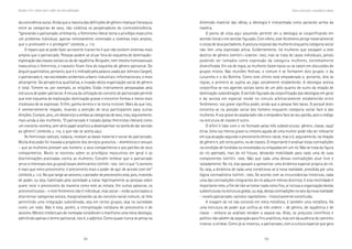 58 59
Marcadas a ferro: violência contra a mulher, uma visão multidisciplinar
da convivência social. Ainda que a maioria das definições de gênero implique hierarquia
entre as categorias de sexo, não visibiliza os perpetradores do controle/violência.
“Ignorando o patriarcado, entretanto, o feminismo liberal torna o privilégio masculino
um problema individual, apenas remotamente conectado a sistemas mais amplos,
que o promovem e o protegem” (JOHNSON, p. 115).
O reparo que se pode fazer ao excerto transcrito é que não existem sistemas mais
amplos que o patriarcado. Pessoas podem se situar fora do esquema de dominação-
exploração das classes sociais ou do de raça/etnia. Ninguém, nem mesmo homossexuais
masculinos e femininos, e travestis ficam fora do esquema de gênero patriarcal. Do
ângulo quantitativo, portanto, que é o indicado pela palavra usada por Johnson (larger),
o patriarcado é, nas sociedades ocidentais urbano-industriais-informacionais, o mais
abrangente. Da perspectiva qualitativa, a invasão desta organização social de gênero
é total. Tomem-se, por exemplo, as religiões. Estão inteiramente perpassadas pela
estrutura de poder patriarcal. A recusa da utilização do conceito de patriarcado permite
que este esquema de exploração-dominação grasse e encontre formas e meios mais
insidiosos de se expressar. Enfim, ganha terreno e se torna invisível. Mais do que isto,
é veementemente negado, levando a atenção de seus participantes para outras
direções. Cumpre, pois, um desserviço a ambas as categorias de sexo, mas, seguramente,
mais ainda à das mulheres. “O patriarcado é tratado (pelas feministas liberais) como
um conceito-sombra, sem sério papel analítico a desempenhar na tarefa de dar sentido
ao gênero” (JOHNSON, p. 116), o que não se aceita aqui.
As feministas radicais, todavia, revelam as bases material e social do patriarcado.
Muita discussão foi travada a propósito dos serviços gratuitos – domésticos e sexuais
– que as mulheres prestam aos homens: a seus companheiros e aos patrões de seus
companheiros. Muito se escreveu sobre os privilégios masculinos em geral e as
discriminações praticadas contra as mulheres. Convém lembrar que o patriarcado
serve a interesses dos grupos/classes dominantes (SAFFIOTI, 1969, 1987) e que “o sexismo
é mais que mero preconceito: é preconceito mais o poder de agir de acordo com ele”
(JOHNSON, p. 122). No que tange ao sexismo, o portador de preconceito está, pois, investido
de poder, ou seja, habilitado pela sociedade a tratar legitimamente as pessoas sobre
quem recai o preconceito da maneira como este as retrata. Em outras palavras, os
preconceituosos – e este fenômeno não é individual, mas social – estão autorizados a
discriminar categorias sociais, marginalizando-as do convívio social comum, só lhes
permitindo uma integração subordinada, seja em certos grupos, seja na sociedade
como um todo. Não é esta, porém, a interpretação cotidiana de preconceito e de
sexismo. Mesmo intelectuais de nomeada consideram o machismo uma mera ideologia,
admitindo apenas o termo patriarcal, isto é, o adjetivo. Como quase nunca se pensa na
dimensão material das idéias, a ideologia é interpretada como pairando acima da
matéria.
O ponto de vista aqui assumido permite ver a ideologia se corporificando em
sentido literal e em sentido figurado. Com efeito, este fenômeno atinge materialmente
o corpo de seus portadores. A postura corporal das mulheres enquanto categoria social
não tem uma expressão altiva. Evidentemente, há mulheres que escapam a este
destino de gênero (SAFFIOTI e ALMEIDA, 1995), mas se trata de casos individuais, jamais
podendo ser tomados como expressão da categoria mulheres, extremamente
diversificada. Em via de regra, as mulheres falam baixo ou se calam em discussões de
grupos mistos. Nas reuniões festivas, o comum é se formarem dois grupos: o da
Luluzinha e o do Bolinha. Como este último está empoderado e, portanto, dita as
regras, o primeiro se sujeita ao jogo socialmente estabelecido. A ideologia sexista
corporifica-se nos agentes sociais tanto de um pólo quanto de outro da relação de
dominação-subordinação. O sentido figurado da corporificação das ideologias em geral
e da sexista em especial reside no vínculo arbitrariamente estabelecido entre
fenômenos: voz grave significa poder, ainda que a pessoa fale baixo. O porquê disto
encontra-se na posição social dos homens enquanto categoria social face à das
mulheres. A voz grave do assalariado não o empodera face ao seu patrão, pois o código
na estrutura de classes é outro.
O difícil é lidar com o nó formado pelas três subestruturas: gênero, classe, raça/
etnia. Uma voz menos grave ou mesmo aguda de uma mulher pode não ser relevante
em sua atuação segundo o preconceito étnico-racial, mas o é, seguramente, na relação
de gênero e, até certo ponto, na de classes. O importante é analisar estas contradições
na condição de fundidas ou enoveladas ou enlaçadas em um nó. Não se trata da figura
do nó apertado, mas do nó frouxo, deixando mobilidade para cada uma de suas
componentes (SAFFIOTI, 1998). Não que cada uma destas contradições atue livre e
isoladamente. No nó, elas passam a apresentar uma dinâmica especial própria do nó.
Ou seja, a dinâmica de cada uma condiciona-se à nova realidade, presidida por uma
lógica contraditória (SAFFIOTI, 1988). De acordo com as circunstâncias históricas, cada
uma das contradições integrantes do nó adquire relevos distintos. E esta motilidade é
importante reter, a fim de não se tomar nada como fixo, aí inclusa a organização destas
subestruturas na estrutura global, ou seja, destas contradições no seio da nova realidade
– novelo patriarcado-racismo-capitalismo – historicamente constituída.
A imagem do nó não consiste em mera metáfora; é também uma metáfora. Há
uma estrutura de poder que unifica as três ordens – de gênero, de raça/etnia e de
classe – embora as análises tendam a separá-las. Aliás, os prejuízos científicos e
político não advêm da separação para fins analíticos, mas sim da ausência do caminho
inverso: a síntese. Como já se mostrou, o patriarcado, com a cultura especial que gera
Gênero e patriarcado: a necessidade da violência
 