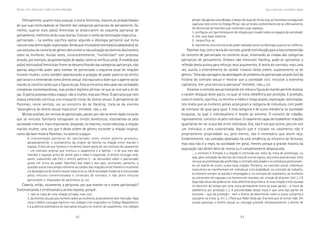 62 63
Marcadas a ferro: violência contra a mulher, uma visão multidisciplinar
Efetivamente, quanto mais avançar a teoria feminista, maiores as probabilidades
de que suas formuladoras se libertem das categorias patriarcais de pensamento. Ou
melhor, quanto mais as(os) feministas se distanciarem do esquema patriarcal de
pensamento, melhores serão suas teorias. Colocar o nome da dominação masculina –
patriarcado – na sombra significa operar segundo a ideologia patriarcal que torna
natural essa dominação-exploração..... Ainda que muitas(os) teóricas(os) adeptas(os) do
uso exclusivo do conceito de gênero denunciem a naturalização do domínio dos homens
sobre as mulheres, muitas vezes, inconscientemente, “invisibilizam” este processo
através, por exemplo, da apresentação de dados, como se verificou atrás. À medida que
as(os) teóricas(os) feministas forem se desvencilhando das categorias patriarcais, não
apenas adquirirão poder para nomear de patriarcado o esquema atual de relações
homem-mulher, como também abandonarão a acepção de poder paterno do direito
patriarcal e o entenderão como direito sexual. Isto equivale a dizer que o agente social
marido se constitui antes que a figura do pai. Esta se encontra atenuada nas sociedades
complexas contemporâneas, mas ainda é legítimo afirmar-se que se vive sob a lei do
pai..... O patria potestas cedeu espaço, não à mulher, mas aos filhos. O patriarca que nele
estava embutido continua vivo enquanto titular do direito sexual. O pensamento de
Pateman, neste sentido, vai ao encontro do de Harding: trata-se da enorme
“abrangência do direito sexual masculino” (PATEMAN, 1986, p. 49).
Muitas análises, em termos de patriarcado, pecam por não se terem dado conta de
que os vínculos familiares extrapolam os limites domésticos, estendendo-se pela
sociedade inteira e, mais importante, lançando, no máximo, numa nebulosa, a relação
marido-mulher, uma vez que é desta ordem de gênero esconder a relação original,
como tão bem mostra Pateman, no excerto a seguir.
A interpretação patriarcal do ‘patriarcado’ como direito paterno provocou,
paradoxalmente, o ocultamento da origem da família na relação entre marido e
esposa. O fato de que homens e mulheres fazem parte de um contrato de casamento
– um contrato original que instituiu o casamento e a família – e de que eles são
maridos e esposas antes de serem pais e mães é esquecido. O direito conjugal está,
assim, subsumido sob (sic) o direito paterno e... as discussões sobre o patriarcado
giram em torno do poder (familiar) das mães e dos pais, ocultando, portanto, a
questão social mais ampla referente ao caráter das relações entre homens e mulheres
e à abrangência do direito sexual masculino (p. 49).A sociedade moderna é estruturada
pelos vínculos convencionados e universais do contrato, e não pelos vínculos
particulares e imputados do parentesco (p. 52).
Caberia, então, novamente, a pergunta::::: por que manter-se o nome patriarcado?
Sistematizando e sintetizando o acima exposto, porque:
1. não se trata de uma relação privada, mas civil;
2. dá direitos sexuais aos homens sobre as mulheres, praticamente sem restrição. Haja
vista o débito conjugal explícito nos códigos civis inspirados no Código Napoleônico
e a ausência sistemática do tipo penal estupro no interior do casamento, nos códigos
penais. Há apenas uma década, e depois de duas de muita luta, as francesas conseguiram
capitular este crime no Código Penal, não se tendo conhecimento de se, efetivamente,
há denúncias de maridos que violentam suas esposas;
3. configura um tipo hierárquico de relação que invade todos os espaços da sociedade;
4. tem uma base material;
5. corporifica-se;
6. representa uma estrutura de poder baseada tanto na ideologia quanto na violência.
Pateman traz, com a teoria do contrato, grande contribuição para a boa compreensão
do conceito de patriarcado no contexto atual, mostrando as ciladas das categorias
patriarcais de pensamento. Embora não mencione Harding, pode-se aproveitar a
reflexão desta autora para reforçar seus argumentos. A teoria do contrato, mais uma
vez, auxilia o entendimento do caráter invasivo desta ordem, supostamente só de
gênero. “Uma das vantagens da abordagem do problema do patriarcado através (sic) da
história do contrato sexual é mostrar que a sociedade civil, inclusive a economia
capitalista, tem uma estrutura patriarcal” (PATEMAN, 1986, p. 63).
Focalizar o contrato sexual colocando em relevo a figura do marido permite mostrar
o caráter desigual deste pacto, no qual se troca obediência por proteção. E proteção,
como é notório, significa, no mínimo a médio e longo prazos, exploração-dominação.
Isto revela que as mulheres jamais alcançaram a categoria de indivíduos, com poder
de contratar de igual para igual. E esta categoria é de suma relevância na sociedade
burguesa, na qual o individualismo é levado ao extremo. O conceito de cidadão,
rigorosamente, constitui-se pelo indivíduo. O casamento capaz de estabelecer relações
igualitárias ter-se-ia que dar entre indivíduos. Ora, não é isto que ocorre, pois ele une
um indivíduo a uma subordinada. Aquilo que é trocado no casamento não é
propriamente propriedade ou, pelo menos, não é necessário que assim seja.
Evidentemente, nas camadas abastadas há uma tendência ao encontro de fortunas,
mas esta não é a regra na sociedade em geral, mesmo porque a grande maioria da
população não detém bens de monta ou é completamente despossuída.
... o contrato é firmado e a relação é instituída por meio da troca de promessas, ou
seja, pela utilização da fala (ou da troca de outros signos, tais como assinaturas). Uma
vez que as promessas são proferidas, o contrato está selado e os indivíduos posicionam-
se um diante do outro, numa nova relação. Portanto, no contrato social, indivíduos
masculinos se transformam em indivíduos civis (cidadãos); no contrato de trabalho,
os homens tornam-se patrão e empregado e, no contrato de casamento, as mulheres
se convertem em esposas e os homens em maridos, em virtude de dizerem ‘sim’. (...) A
Segunda troca não poderia ser mais diferente da primeira. A nova relação é estruturada
no decorrer do tempo por uma troca permanente entre as duas partes – a troca de
obediência por proteção (...). A peculiaridade dessa troca é que uma das partes do
contrato – que dá proteção – tem o direito de determinar como a outra cumprirá a
sua parte na troca. (p. 91). (...) Para que Adão fosse pai, Eva teve que se tornar mãe. Em
outras palavras, o direito sexual ou conjugal precede necessariamente o direito de
Gênero e patriarcado: a necessidade da violência
 