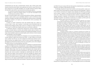 88 89
Marcadas a ferro: violência contra a mulher, uma visão multidisciplinar
compreensão que não são as características sexuais, mas a forma como essas
características são representadas e valorizadas que vai constituir o que é feminino e o
que é masculino em uma dada sociedade e em um dado momento histórico. Nesse
sentido, Rubin assim define o que ela denomina sistema sexo-gênero:
É o conjunto de arranjos através dos quais uma sociedade transforma a sexualidade
biológica em produto da atividade humana, e na qual estas necessidades sexuais
transformadas são satisfeitas. (1993:2)
Ou seja, os sistemas de gênero são os conjuntos de práticas, símbolos, representações,
normas e valores sociais, que as sociedades elaboram a partir da diferença sexual
anatômico-fisiológica e que dão sentido à satisfação dos impulsos sexuais, à reprodução
da espécie humana e, em geral, ao relacionamento entre as pessoas. (DE
BARBIERI,1992:114)
A ênfase no caráter fundamental social não pretende negar que o gênero se
constrói sobre o sexo, mas ressaltar a construção social produzida sobre as
características biológicas. Desse modo, coloca-se o enfoque no campo do social, de
uma vez que é no âmbito das relações sociais que se constroem os gêneros.
É importante registrar a característica relacional do conceito de gênero. Nesse
sentido, os estudos sobre as mulheres são também estudos sobre os homens e ao
contrário, procura-se contextualizar evitando as afirmações generalizadas. O conceito
exige uma pruralidade ao pensar as representações sobre mulheres e homens levando
em consideração as suas diversidades.
Um avanço dos estudos do Gênero foi ultrapassar o seu uso puramente descritivo,
no qual o gênero é usado como sinônimo de mulher - ou seja, o gênero se confunde
com a variável ‘sexo’. No seu uso como categoria de análise busca observar como o
gênero funciona nas relações sociais, e como ele dá um sentido à organização e à
percepção do conhecimento histórico. Esse novo uso do gênero, isto é, como categoria
de análise histórica, foi sistematizado por Joan Scott.
Essa historiadora norte-americana Joan Scott é um destaque no campo dos estudos
de gênero. Em 1986 ela escreveu o artigo Gender: a useful category of historial analysis,
que passou a ser amplamente utilizado por estudiosas(os) interessadas(os) nas relações
de gênero. Nesse artigo, Scott faz uma análise retrospectiva dos estudos sobre as
mulheres e das diversas correntes de pensamento que tentam através das várias
disciplinas dar conta da análise e explicação da subordinação das mulheres. Para
tanto, percorreu desde a teoria marxista à teoria da linguagem de Jacques Lacan,
passando pelas análises de Lévi-Strauss e pela contribuição de Michel Foucault. A
autora, em sua análise, aponta as dificuldades encontradas nas várias correntes de
pensamento e, sem negar as possibilidades de algumas delas, toma por empréstimo
algunsconceitos,sobretudoospós-estruturalistase,maisparticularmente,oselaborados
por Michel Foucault e Jacques Derrida. Esses aportes complementam a sua definição
de gênero, que expõe na segunda parte do artigo.
A definição de gênero de Joan Scott constitui-se de duas partes e várias sub-
partes, tendo como núcleo essencial a conexão integral de duas proposições: “o gênero
é um elemento constitutivo de relações sociais baseadas nas diferenças percebidas
entre os sexos, e o gênero é uma forma primeira de significar as relações de poder”
(SCOTT,1996:11). Neste sentido as relações de gênero remetem a espaços primários das
relações familiares e implicam na construção de uma subjetividade sexuada e de
identidade de gênero. Os elementos constitutivos, em relação à primeira parte da
definição, implicam quatro elementos relacionados entre si:
1. O primeiro refere-se a “símbolos culturalmente disponíveis que evocam
representações múltiplas (freqüentemente contraditórias) - Maria e Eva como símbolo
da mulher, por exemplo na tradição ocidental cristã – mas também mitos de luz e
escuridão, de purificação e poluição, de inocência e corrupção” (Idem, p. 11). A
apresentação desses símbolos pode propiciar múltiplas interpretações, mas são
contidas em interpretações binárias, a partir de explicações culturais. Estes elementos
estão articulados a uma série de dimensões da vida social e política de uma dada
sociedade, sendo significados imaginários que produzem efeitos concretos sobre as
diferentes práticas sociais.
2. O segundo elemento refere-se a “conceitos normativos que colocam em
evidência interpretações do sentido dos símbolos que tentam limitar e conter as suas
possibilidades metafóricas. Esses conceitos estão expressos nas doutrinas religiosas,
educativas, científicas, políticas ou jurídicas e tomam a forma típica de uma oposição
binária fixa que afirma de maneira categórica e inequívoca o significado do homem
e da mulher” (Idem). Um exemplo disso é a virilidade associada à masculinidade e a
sensibilidade, ao feminino. Um homem não pode ter um comportamento mais dócil
que, automaticamente, será rotulado de efeminado. De qualquer forma estas normas
fazem com que o sistema sexo-gênero, em sua expressão atual, apareça como
consensual, seja expresso e reforçado com toda sua simbologia no conjunto de
outras instituições sociais, como já mencionado.
3. Tem-se como terceiro elemento “a noção de fixidez [...] que leva à aparência
de uma permanência atemporal na representação binária dos gêneros” (Idem). Para
romper com tal noção de fixidez, é necessário pensar sobre as verdades estabelecidas,
“desconstruindo” as visões binárias e incluindo outras possibilidades de compreensão
do masculino e do feminino que se constituem socialmente. Incluindo ainda outros
elementos, como por exemplo: o econômico e o político.
4. O quarto elemento refere-se à noção de identidade subjetiva, que nos permite
observar como as identidades de gênero são construídas, a partir da formação de
conceitos, imagens e símbolos. Dessa forma, as mulheres e os homens levam consigo
uma carga do simbólico, do cultural e do normativo. Do mesmo modo nos percebemos
como sujeitos e geramos nossas próprias práticas sociais, nossas próprias percepções,
que nos fazem aceitar ou questionar a situação estabelecida.
A segunda parte da definição de Joan Scott é que “o gênero é uma forma primeira
de significar as relações de poder” (Idem, p.12). Esta proposição encontra-se relacionada
Trajetória dos feminismos: introdução à abordagem de gênero
 