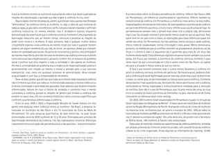94 95
Marcadas a ferro: violência contra a mulher, uma visão multidisciplinar
é que as mulheres tornem-se sujeitos de suas próprias vidas e que sejam superadas as
relações de subordinação e opressão que dão origem à violência (Portella, 2004)1
.
Alguns dados recentes de pesquisa, porém, questionam esta suposta manifestação
“democrática” da violência contra as mulheres, ou seja, a idéia de que mulheres de
todas as raças, grupos sócio-econômicos e perfis culturais estariam expostas e sofreriam
violência masculina na mesma medida. Isso é verdadeiro apenas enquanto
demonstração da assertiva de que a violência contra as mulheres é uma expressão da
dominação masculina que, ao mesmo tempo, estrutura e perpetua as relações de
poder entre homens e mulheres. A rigor, portanto, toda e qualquer mulher estaria
virtualmente exposta a esta violência, do mesmo modo que todo e qualquer homem
poderia, em algum momento de sua vida, se tornar um agressor, desde que vivessem
ambos em sociedades patriarcais. Do ponto de vista teórico e político, esta afirmação é
da máxima importância, pelo fato de tratar do fenômeno da violência contra as mulheres
como estrutural das relações sociais e, portanto, conferir-lhe um estatuto de problema
social e político que diria respeito a toda a sociedade e não apenas às mulheres.
Afirmar a universalidade do problema leva à exigência de responsabilização pública e
governamental com relação ao mesmo e chama a atenção para a sua natureza
emergencial, mas, como em qualquer processo de generalização, deixa escapar
singularidades e, com isso, a complexidade do fenômeno.
Deve-se dizer, porém, que afirmar que todas as mulheres estão expostas à violência
não é o mesmo que dizer que todas as mulheres estão expostas à mesma violência ou
à mesma intensidade e severidade das agressões. Hoje sabemos que há determinantes
diferenciados, fatores de risco e fatores de proteção e contextos mais e menos
vulneráveis à violência, porque as relações de gênero que fundam a violência não
existem no vazio, mas, sim, em contextos históricos e sócio-culturais específicos que
conferem características diferenciadas à violência.
Entre os anos 2000 e 2003, a Organização Mundial de Saúde realizou em oito
países uma pesquisa sobre violência contra as mulheres2
. No Brasil, a pesquisa foi
realizada no município de São Paulo e em 15 municípios da Zona da Mata de
Pernambuco. Foi uma pesquisa quantitativa, de base domiciliar, na qual foram
entrevistadas cerca de 4000 mulheres de 15 a 49 anos. Orientadas pelo princípio da
manifestação democrática da violência, nós não esperávamos encontrar diferenças
importantes entre a situação das pernambucanas e das paulistas – mas encontramos.
A primeira delas refere-se à própria prevalência de violência: 24% em São Paulo e 36%
em Pernambuco, um diferencial estatisticamente significativo. Diferem também as
características da violência. Em Pernambuco, a violência é mais severa, há mais lesões,
hospitalizações e tentativas de homicídios. Há mais episódios e ocorrências de violência
por parte de diferentes parceiros, e muito maior referência ao uso de armas de fogo. As
pernambucanas pensam mais e tentam mais vezes tirar a própria vida, demorando
mais a sair da situação violenta e procurando menos ajuda do que as paulistas. Para
quem vive em um país como o nosso, as explicações para essas diferenças quase nos
saltam aos olhos. Em Pernambuco, há mais pobreza, menos serviços e poder público,
menos redes de solidariedade, menos informação e mais armas. Menos democracia,
portanto, na medida em que os conflitos resolvem-se privadamente, através do uso da
força, e o direito à vida e à segurança não é garantido para mais de um terço das
mulheres desta região. Estas diferenças regionais se apresentaram também nos outros
países. Em Cuzco, por exemplo, a ocorrência de violência contra as mulheres é duas
vezes maior do que a encontrada em Lima e, assim como em São Paulo, na capital
peruana a situação é menos severa do que no interior.
O fato é que existem contextos mais e outros menos favoráveis à violência em
geral e à violência contra as mulheres em particular. De maneira geral, podemos dizer
que a violência precisa de legitimidade para ser exercida, sendo esta o que irá determinar
o maior ou menor grau de permissividade ou licença social para a violência. Contextos
democráticos e mais igualitários são, teoricamente, menos permissivos com a violência,
estimulando as formas negociadas e institucionalmente mediadas para a resolução
de conflitos. Este não é o caso de Pernambuco, que, há pelo menos dez anos, se situa
entre os estados de maior ocorrência de homicídios no país, mantendo-se de forma
consistente na liderança deste triste ranking.
Em 2003, 300 mulheres foram assassinadas em Pernambuco e quase 12 mil queixas
foram registradas nas Delegacias da Mulher3
. A maior parte dos homicídios de mulheres
ocorre na Região Metropolitana do Recife. Analisando notícias de crimes de mulheres
na imprensa local, verificamos que, de janeiro a outubro de 2003, 38% de todos os
homicídios de mulheres da RMR aconteceram em Recife e 27% dos crimes aconteceram
nos 11 demais municípios da região4
. Até julho deste ano, de acordo com a Secretaria
de Defesa Social, 188 mulheres já haviam sido assassinadas.
Estescasosdehomicídiomesclamascaracterísticasdaviolênciadoméstica,cometida
por pessoas próximas da vítima em ambiente privado, com características da violência
urbana ou do crime organizado. Ainda segundo as informações da imprensa, 52,8%1
Portella, Ana Paula. Violência contra as mulheres em Pernambuco: um breve contexto e algumas
questões políticas. Recife: 2004. Mimeo.
2
SCHRAIBER, Lilia B. & D´OLIVEIRA, Anna Flávia Lucas. World health organization multi country
study on women´s health and domestic violence against women in Brazil. São Paulo: Relatório
Preliminar de Pesquisa, 2002. Mimeo.
3
Dados da Secretaria de Defesa Social do Estado de Pernambuco (www.sds.pe.gov.br).
4
Banco de Dados do Gajop (Gabinete de Assessoria Jurídica às Organizações Populares),
gentilmente cedido ao SOS Corpo.
Novasfacesdaviolênciacontraasmulheres
 