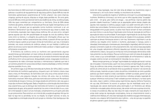96 97
Marcadas a ferro: violência contra a mulher, uma visão multidisciplinar
dos homicídios em 2003 ocorreram em espaços públicos, em situações relacionadas à
pobreza e à ausência de equipamentos de segurança pública. Quase 60% do total de
homicídios apresentaram características de “crimes urbanos”, tais como chacinas,
vingança, queima de arquivo, disputas ou brigas, balas perdidas etc. De outra parte,
cerca de 40% dos crimes aconteceram dentro da residência da vítima, na esfera privada,
35% dos quais cometidos por companheiros ou familiares. Cerca de 90% destas
mulheres são pobres, residentes em áreas de periferia da região metropolitana ou em
áreas rurais. É provável que as agressões contra mulheres continuem a ser um
fenômeno “democrático” que não respeita as fronteiras de raça, classe ou idade; mas
os homicídios, expressão mais trágica dessa violência, têm um alvo certo e atingem
apenas aquelas que não têm possibilidades de escapar do ciclo da violência. Assim
como entre os homens, e a despeito da ausência de informações oficiais que nos
permitam conhecer melhor características das vítimas, é possível afirmar que são as
mulheres negras e pobres as principais vítimas de homicídios e, por isso, é necessário
entender, nos novos contextos de violência urbana, em que medida a violência de
gênero se articula a outros tipos de violência de modo a produzir o trágico quadro que
enfrentamos atualmente.
O fenômeno da violência contra as mulheres vem apresentando algumas
características que demandam um maior esforço de análise e compreensão de nossa
parte. Tomando Pernambuco como exemplo de um contexto fortemente marcado pela
confluência entre cultura patriarcal, desigualdades sociais, estagnação econômica e
enraizamento de redes criminosas nacionais e internacionais e sabendo que este é
um contexto presente em outras áreas do Brasil, estamos desafiadas a melhor entender
algumas questões (Portella, 2004).
Em primeiro lugar, os já referidos homicídios de mulheres. De 1979 a 2002 o número
de homicídios de mulheres quadruplicou, enquanto que o de homens cresceu duas
vezes e meia, em Pernambuco. Os homicídios com uma única vítima oscilam entre a
estabilização e uma pequena redução nos últimos três anos, mas os múltiplos
homicídios cresceram. Além disso, parte dos homicídios de mulheres em Pernambuco
é antecedida de estupro e tortura, em longas sessões de sofrimento e dor, nas quais o
corpo das mulheres é desfigurado. Dada a freqüência e a distribuição dos homicídios e
essa característica, que os distingue dos homicídios de homens e os aproximam dos
assassinatos de gays, seria possível caracterizá-los como crimes de ódio (Portella, 2004).
Um crime baseado no ódio é um ato motivado, completamente ou em parte, pelo ódio
ou por preconceitos. Para constituir um crime de ódio, as ações do agressor têm que ter
base na raça real ou percebida, na cor, na religião, na origem nacional, no sexo, na
incapacidade ou orientação sexual de outro grupo ou indivíduo. Esta tipologia que não
existe em nossa legislação, mas tem sido tema de debate nos movimentos negro e
homossexual e, em muito menor medida, no movimento de mulheres.
Uma terceira questão diz respeito á “ambiência criminosa” e à vulnerabilidade das
mulheres. Ambiência criminosa é um termo que se refere àquelas áreas “ocupadas”
pelo crime – em geral, pelo tráfico de drogas – nas periferias e bairros pobres das
grandes cidades brasileiras. É sabido que as populações pobres destas cidades são
aquelas mais expostas à violência, graças à ação e ao poder exercido pelo crime no
âmbito das comunidades. Contextos autoritários e violentos reforçam as relações de
desigualdade entre grupos sociais: os pólos mais fracos tornam-se mais vulneráveis
aos mais fortes e o uso da força é legitimado como forma de resolução de conflitos e
aquisição de status na comunidade. A valorização e legitimação do uso da força e das
armas, em detrimento das formas democráticas de relação entre as pessoas, também
valorizam as demais hierarquias sociais e, com isso, favorecem e legitimam o uso da
violência nas relações entre homens e mulheres, adultos(as) e crianças, jovens e
idosos(as), heterossexuais e homossexuais, brancos(as) e negros(as), além de tornar as
pessoas vulneráveis à ação do crime propriamente dito. Isso coloca essas populações
em uma situação radicalmente diferente daquelas que residem nas áreas de maior
ordenamento urbano, nas quais as normas da institucionalização democrática estão
mais presentes na vida cotidiana. Para as mulheres que vivem em áreas de atuação do
crime, cresce a sua vulnerabilidade e as possibilidades de enfrentamento e saída da
situação violenta tornam-se extremamente reduzidas (Portella, 2004-2).
Nesta sinergia perversa, as “antigas” legitimidades da tradição patriarcal e racista
são renovadas e reconstituídas a partir do novo processo de legitimação do poder da
força, da violência e das armas, encarnado no homem e apenas nele. Todo o esforço
político do último século no sentido de retirar as questões do “sexismo” e do racismo da
esfera privada, trazendo-as para o plano da política, entendendo-as como questões
públicas que dizem respeito a toda a sociedade e também ao estado, parece cair por
terra e esfarelar-se neste cenário em que domina o indivíduo armado e apartado de
qualquer referência institucional. É bem verdade que este indivíduo é, na maior parte
das vezes, negro e pobre e, embora possa experimentar alguma melhoria financeira
em sua vida, dificilmente irá ocorrer aí qualquer tipo de mobilidade social real. A
reprodução dos valores dominantes pelos dominados é um fenômeno por demais
conhecido e estudado pelas ciências sociais, não sendo nenhuma surpresa encontrá-
lo nestas circunstâncias. Mas isso não reduz em nada o tamanho de nosso desafio. E
ainda neste campo da reprodução conservadora, torna-se crescentemente visível a
violência entre lésbicas, em uma clara replicação dos modelos conjugais heterossexuais,
levando-nos a separar definitivamente sexo e gênero – uma vez que aqui os padrões
de gênero operam a partir de dois corpos femininos.
Novasfacesdaviolênciacontraasmulheres
 