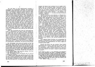 1
Na vida diária, os bens legitimamente possuldos, e
empregados nos ajustamentos primários, sao geralmente
guardados, quando nao estáo sendo usados, em locaís especiais - por exemplo, sapateiros, gavetas, armários, cofres.
Esses locais protegem o objeto de danos, mau uso e apropriacáo Indébita, além de permítirem que o dono delas esconda dos outros aquilo que possui'w. Mais importante do
que isso, tais locais parlero representar urna extensáo do eu
e de sua autonomia, tornando-se mais importantes a medida que o indivíduo perde 011tr05 "reservatórios" de seu eu.
Se urna pessoa nao pode guardar nada para si mesma, e se
tudo que usa pode ser também usado por outros, há posslbilidade de pouca protecáo quanto a contaminacáo por
outros, Além disso, algumas das coisas que a pessoa deve
abandonar sao aquelas com as quais mais se identificou e
que emprega para auto-identíficacáo diante dos outros. É
por Isso que um monge pode ficar preocupado com sua
única propriedade particular, a caixa ande guarda suas
cartaa'w, e um marinheiro com a bolsa de lona onde guarda
as roupas-'".
Onde nao se permitem tais locais de conservacáo particular, é cornpreensível que sejam criados de maneira ilícita. Além disso, para que urna pessoa possua ilícitamente
um objeto, pode precisar também esconder o local ande o
guarda. Um local pessoal de armazenamento que é escondido ou fechado, nao apenas para impedir tentativas ilegítimas de intromíssáo, mas também a interferencia de autoridades legítimas, é as vezes denominado stash [esconderijo]
no mundo delinqüente ou semidelinqüente, e assím será
denominado aqui-", Pode-se notar que tais locais ilegítimos
de armazenamento representam, do ponto de vista da orga(02) Evidentemente, Iocais pessoais para guardar as coísas com
seguranca sao conhecidos em out-as culturas, além da nossa. Ver, por
exemplo, JOHN Sl<OLLE, Azala"i, New York, Harper & Bros., 1956, p. 49:
"Os Tuaregues carregavam todos os seus bcns em sacos de cauro. Os que
continham objetos preciosos eram fechados com sua cadenas; as vezes,
havia neccssidade de tres chavea para o funcíonamento da comblnacáo.
O sistema parecía muito pouco eficiente como medida de precaucáo, pois
todos os homens ttnham um punhal, e quem o desejasse poder.ia ignorar
a fechadura e abrir o saco de cauro. Mas ninguém pensava em fazer
isso. A fechadura era universalmente respeitada como um símbolo de
propriedade particular".
(103) MERTON, Thomas. The Seven Storey Mountam, New York,
Harcourt, Brace & Company, 1948, p. 384.
(104) MELVILLE, op, cit., p. 47.
(105) Um exemplo de prlsño norte-americana pode ser obtido em
HASSLER, op, cít., pp. 59-60:

"Bxatamente a minha frente, está o dormit6rio do mais ilustre inquilino - 'Nocky' Johnson, antigo chefe político de Auanuc Ctry e. se nao
m: falha a mem6ria, concessíonárío das maís sórdidas artvidades nesse
local. Nocky é um homem alto e forte, que tem maís ou menos scssenta
anos. Sua posi~ao na hierarquta da prlsáo é evidente. a prfmeira vista,
pela rneía dúzia de cobertores de fina la que estao colocados em seu
catre (n6s outros ternos dois, e de aualidade muito pior) e pela chave

204

nizacáo, um assunto maís complexo do que simples substituicóes, pois um escondcrijo pode, comumente, guardar
maís de um tipo de possc ilegítima. Eu gostaria de acrescentar que uro objeto importante que pode ser guardado
em esconderijos é o carpo humano (vivo ou morto}, o que
dá origem a vários termos especiais - por exernplo, "esconderijo" "clandestino" - e a urna das cenas inevitáveis
nas histórias policiais.
Quando os pacientes eram admitidos no Hospital Central, náo podiam ter um local particular e acessíveI para
guardar coisas, principalmente se estavam excitados ou deprimidos. Por exemplo, suas roupas pessoais podiam ser
guardadas num quarto ende nao pcdiam freqüentar a vontade. Seu dinheiro era conservado no edificio da adminístracáo, e nao podía ser obtido sem permissáo médica e/ou
de seu representante legal. Os objetos valiosos ou quebráveis - por exemplo, dentaduras, óculcs, relógios de pulso - , que freqííentemente constituem parte integral da
imagem do corpo, poderiam ser guardados fora do alcance
de seus donos, Os documentos oficiais de ídentíficacáo tambérn poderiam ser conservados pela ínstituicáo''". Os cosméticos, necessários para que a pessoa se apresente adequadamente diante dos outros, eram coletivizados e. acessíveis aos pacientes apenas em certos momentos. Nas
enfermarias de convalescéncia, havia armários perto das
camas. mas, como nao estavam trancados, estavam sujeitos
a roubo por parte de outros pacientes e dos auxiliares do
hospital, e. de qualquer modo, estavam freqüentemente
ero quartos que, durante odia, estavam fechados para os
pacientes,
Se as pessoas fossem altruístas, ou se precisassern ser
altruistas, evidentemente nao haveria justificativa para um
local particular para arrnazenamento, tal como o sugere uro
ex-doente mental ingles:
Procure¡ urna gaveta, mas sem resultado. Nesse hospital,
aparentemente nao as havia; a razáo lago ficou muito clara; nao
erarn necessárias - nada tínhamos para guardar nelas; e tudo
era compartilhado, mesmo a solitária toalha de rosto, usada para
vários outros objetivos, um assunto a respeito do qual tíve grande revoltaa?t.
em seu lavatérlc de metal - o que, evidentemente, seria desnecessário
entre os menos importantes. Meu vizinho - especialista em fraudes me diz que os guardas nunca revistam os bens de Nocky, embora revistem os de todos os outros. A espiada que conseguí dar para o interior
de seu lavat6rio me mostrou que esteva cheio de pacotes de cigarros o principal meio de troce neste santuárlo em que nao existe dinheiro",
(106) Deve-se dizer, claramente, que há muitos e bons argumentos,
tanto clínicos - quanto administrativos, para impedir que determinados pacientes tenham consigo seus bens pesscaís. Aqui nao se discute se eese
restri~ao é desejável ou nao.
(107) JOHNSON e DODDS, op. cit., p. 86.

205

 
