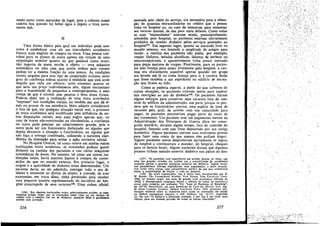 usado outro como marcador de lugar, pois o colocou numa
cadeira boa quando foi beber água e depois o tirou novamente dali.
11

Urna forma básica pela qual uro indivíduo pode usar
outro é estabelecer com ele um intercambio económico
franco, num negócio de compra ou troca. Urna pessoa contribui para os planos de outra apenas em virtude de urna
estipulacáo anterior quanto ao que ganhará como troco;
nao importa de quem recebe o objeto - urna máquina,
automática ou urna casa que aceita ordens pelo correio
podem ter a mesma funcáo de uma pessoa. As condicóes
sociais exigidas para esse tipo de cooperacáo incluem certo
grau de confianea mútua quanto a realidade que está atrás
daquilo que cada um oferece, certo consenso quanto ao
que seria um prcco indevidamente alto, algum mecanismo
para a transmissáo de propostas e contrapropostas, e urna
crenca de que é correto usar pessoas e bens dessa forma.
Pode-se dizer que a realizacáo de urna troca económica
"exprime" tais condícóes sociais, na medida em que dá sinais ou provas de sua existencia. Mais adiante considerarei
o fato de que, em qualquer sítuacáo social real, o processo
de troca económica será modificado pela influencia de outras disposicóes sociais, mas aqui sugiro apenas que, no
caso de tracas nao-autorizadas ou cIandestinas, a confianca
no outro pode precisar ser relativamente grande, poís o
outro pode ser um funcionário dísfarcado ou alguém que
depois denuncie a sítuacáo a funcionários, ou alguém que
nao faca a entrega combinada, utilizando a natureza clandestina da transacáo para evitar a ~áo corretiva oficial.
No Hospital Central, tal como ocorre em muitas outras
instituicóes totais modernas, ÓS internados podiam gastar
dinheiro na cantina dos pacientes e nas várias máquinas
automáticas de doces. No entanto, tal como em outras ínstituicóes totais, havia maiores limites a compra do consumidor do que no mundo externo. Ero primeiro lugar, a
. origem e a quantidade de dinheiro eram determinadas. Uro
paciente devia, ao ser admitido, entregar todo. e seu dinheiro e renunciar ao direito de dispor, a vontade, de suas
economias; ero troca disso, tinha permíssáo para receber
urna pequena quantia regulamentada do escritório do hospital encarregado de seus recursos 126• Urna ordem oficial,
(126) Em algumas instituio:;:oes tctals, principalmente prlsñes, os regulamentos podem exigir que os internados usem vales ou um sistema de
crédito com a cantina, em vez de dinheiro; qualquer deles é geralmente
sentido com prlvacáo.

216

assinada pelo chefe do servíco, era necessária para a obten!rao de quantías extraordinárias no crédito que a pessoa
tinha no hospital ou, no caso de veteranos, para aumentar
seu recurso mensal, de dez para vinte dólares. Como todas
as suas "necessidades" estavam sendo, presumivelmente,
atendidas pelo hospital, os pacientes estavam oficialmente
proibidos de receber dinheíro pelos servicos prestados ao
hospita}l21. Ero segundo lugar, quanto ao mercado livre no
mundo externo, era limitada a amplitude de artigos para
venda: a cantina dos pacientes nao podia, por exemplo,
vender fósforos, bebidas alcoólicas, laminas de barbear ou
anticoncepcionais, e aparentemente tinha pouco mercado
para pecas maíores de roupas. Finalmente, para os pacientes sem lícenca para andar livremente pelo hospital, a cantina era oficialmente acessível apenas quando um grupo
era levado até lá ou tinha Iicenca para ir a cantina desde
que fosse também a uro espetáculo no edifício de recrea!rao que ficava ao lado.
Como se poderia esperar, a partir do que sabemos de
outras situacóes, os pacientes criavam meios para superar
tais restricóes ao uso de dínheirot'". Os pacientes faziarn
alguns esforcos para conservar seus recursos fora do controle do edifício da adrninistracáo, em parte porque se- pensaya que os funcionários usavam urna espécie de teste de
recursos pelo qual, de acordo com sua capacidade para
pagar, os pacientes precisariam pagar parte do custo de
seu tratamento. Um paciente com um pagamento mensal da
Adminlstracáo dos Veteranos de Guerra dizia ter conseguido mante-lo, durante algum tempo, fora do controle do
hospital, fazendo com que fosse depositado por sua antiga
doméstica. Alguns pacientes usavam suas economías postais
para fazer urna conta de que apenas eles podiam dispar.
Alguns pacientes novos desprezavam tacitamente as regras
do hospital e continuavam a mandar, do hospital, cheques
para os bancos locais. Alguns pacientes diziam que algumas
pessoas tinham tentado enterrar dinheiro DOS pátios do hos(127) Os pacientes corn experiencia em prlsñes diztam, as vezes, que
urna das grandes virtudes. das prfsóes era a possibilidade de usualmente
poderem ganhar e guardar pequen as quantias em dinhelro. Alguns hospitais psiquiátricos fizeram experiencias com pagarnentos, e entre psiquiatras existe certa crenca (que pessoalmente aceito) de que isso aumentaria
multo a possibilidade de tolerar a vida no hospital.
(128) No nivel comunitário, íeso é multo bem documentado por E.
W. BAKKE, The Unemployed Worker, Ncw Haven, Yale Unlvcr sity Presa.
1940, ao discutir como, nos anos de grande críse económica [década de
1930] O desempregado conseguía burlar o método de fichas da asststéncta
sociai para compras em armazém. Ver "Loss of Function of Spending",
pp. 355-59. Dostoiévski, em suas Mem6rias da Casa dos Morros, trad. ingl.
de Jessíe Coulson, Londres, Oxrord University Presa, 1959, apresenta interessante material sobre as manetras pelas quais os internados em prisao
na Sibéria conseguiam adquirir e usar dinheiro (pp. 15-17), sugerjndo
(P. 16) que "O dinheiro é liberdade cunhada, e por issc é dez vezes mais
valioso para urn homem privado de todas as cutres líberdades".

217

 