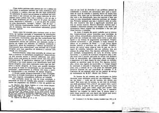 Como muitos pacientes estáo ansiosos por ver o médico em
suas visitas, os assistentes precisam agir'como mediadores entre
os pacientes .e o médico, para que este nao fique assoberbado.
Na enf~rmafla 30, parece que geralmente os pacientes sem síntoma~ físicos e que ~stavam nos dais grupos inferiores de privlIegiados nunca podiam falar com o médico, a nao ser que o
Dr. B~er perguntasse ~or eles. Entre os do grupo dos persistentes, importunos e delirantes, - e que na gíria dos assistentes .eram denominado~. "verrugas", "chatos", "caes de caca" _
muítos tentavarn frequentemente romper a barreira de mediac;ao do assistente, mas eram sumariamente enfrentados quando
tentavam fazé-los.
. Assim como há restricáo para conversa entre as fron~
tetras, há também restrícóes transmissáo de ínformacóes,
sobretudo informacgn quanto aos planos dos dirigentes para
os I.n!.ernados. Geralroente, estes nao tero conhecimento das
decisóes quanto ao seu destino. Tanto no caso em que os
fun~amentos. oficiais sao militares, por exemplo, ocultar o
d~stID? ?a viagem dos soldados; ou médicos, ocultando. o
díagnóstico, plano de tratamento e demora aproximada de
l~t7rnamento para tuberculosos", essa exclusáo dá a equipe
dmg:nte un:a base específica de distancia e controle com
relacáo aos internados.
Presumívelmente, todas essas restricóes de contato ajudam a conservar os estereótipos antagónicose, Desenvolvem,
-se do!s mundos socíaís e culturais diferentes, que cami~am Juntos 50m PO?to,s .de .contato oficial, mas COm 'pouca
~nte!~n.:tra~ao. ~ significativo observ-ar que o edifício da
mst~tuI9a,o. e seu nome passem a ser identificados tanto pela
eqUIpe,dirigente C?~O pelos internados como algo que pertence a equipe dmg:nt:, de forma que quando qualquer
dos grupos se refere as mterpretacóes ou aos interesses "da
instituicáo", implícitamente SE;. referem (tal como o farei)
as mte~r~t~9oes ~ aos, ~nteres~es da equipe dirigente.
. ~. divisáo ~qU1pe dirígente-íntemado é uma conseqüénera básica da direcáo burocrática de grande número de pessoas; uma segl;lnda conseqüáncla refere-se ao trabalho.
~as condicóes usuais de vida de nossa socíedade, a
autoridade do local de trabalho pára quando o trabalhador
recebe um pagamento em dinheiro; o falo de gastá-Io em

a

(6) BELKNAP, Ivan. Hu.man Probh!ms o/ a State Mental Hospital
New York, McGraw-HilI, 1956, p. 177.
.
(7) Urna descri~áo bem completa a resreítc 6 apresentada num
capftul.o intitulado ':Informa~ao e o Controle de Tratamento", numa monogr aña a ser publicada por JULIUS A. ROTH a respettc de um hospital
par~ ~u~erculosos. Seu trabalho promete ser um estudo modelar de uma
Instltul~ao .total. Algu!J13S apresentacees preliminares pcdem ser obtidas
em seu arugo, ~at .IS an Activity? Etc., XIV, cutono, 1956, pp. 54~56,
~~;~~l XX~I ~~t5C7)~ p~~ ~O~~4~1 of Contagion, American Socíoíogical
(8) Sugerido em Om..IN, op. cit., p. 20.

casa ou em looal de diversóes
um problema pessoal do
trabalhador e constitui um mecanismo pelo qua!" a autoridade do local de trabalho mantida dentro de limites bem
restritos. Mas, dízer que os internados de ínstituicóes totais
térn todo o dia determinado, para eles equivale a dizer que
todas as suas necessidades essenciais precisam ser planejadas. Portanto, qualquer que seja o incentivo dado ao trabalho, esse incentivo nao terá a significacáo estrotural que
tero no mundo externo. Haverá diferentes motivos para o
trabalho e diferente. atitudes com relaeáo a ele. Este um
ajustamento básico exigido dos internados e dos que precisam levá-los a trabalhar,
Ás vezes, é exigido tao pouco trabalho que os internados, freqüentemente pouco instruídos para atividades de
lazer, sofrem extraordinário aborrecimento. O trabalho exigido pode ser realizado em ritmo muito lento e pode estar
ligado a um sistema de pagamentos secundários, freqüentemente cerimoniais - por exemplo, a ra~ao semanal de
tabaco ou os presentes de Natal - , e que levam alguns
doentes mentaís a continuar em seu trabalho. Evidentemente, em outros casos, exige-se roais do que uro dia integral de trabalho, induzido, nao por premios, mas por
ameaca de castigo físico. Ero algumas ínstituicóes totais por exernplo, acampamentos de corte de árvores, navíos
mercantes - a prática de economia obrigatória adia a relas-ao usual coro o mundo, que pode ser obtida com dinheiro;
todas as necessídades sao organizadas pela ínstituicáo e
o pagamento só dado depois de urna estacáo de trabalho,
quando os operários saem do local. Em alguroas instituís-óes, existe urna espécie de escravidáo, e o tempo integral
do internado é colocado a disposicáo da equipe dirigente;
neste caso, o sentido de eu e de posse do internado pode
tornar-se alienado em sua capacidade de trabalho, T. E.
Lawrence dá um exemplo disso em seu registro de servíco
no treinamento da R.A.F. (Royal Air Force):
é

é

é

é

Os homens de, seis semanas que encontramos na faxina
chocavam nosso sentimento moral por sua indiferenca. "Voces
sao uns bobos - voces que sao recrutas, nao deviam suar
tanto." Será nosso zelo de novatos, ou um resto de civilidade
que ainda guardamos? Pois a R.A.F. nos pagará vinte e quatro
horas por dias, a razác de tres meios pences por hora; pagos
para trabalhar, pagos para comer, pagos para dormir: esses
meios penees estéo sempre sornando. Por isso, é impossível
dignificar um trabalhc ao fazé-lo bem. l! preciso gastar o
maior tempo possível nele, pois depois nao haverá urna lareira
a nossa espera, mas apenas um outro trabalho9•
(9)

20

.~

I.AWRENCE, T. E. The Mint, Londres, Jonatban Cape, 1955, p. 40.

21

r.

.. ,

"~;'

 