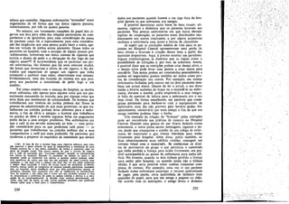 tabaco que continha. Algumas enfermarias "atrasadas" eram
organizadas de tal forma que um único cigarro passava,
rotineíramente, por. tres ou quatro pessoas,
No entanto, um tratamento completo do papel dos cigarros nos leva para alérn das relacóes particulares de companheiros e de igrejinhas, para urna consideracáo do status
do paciente como tal, e especialmente para urna consideraf:jao das exigencias que urna pessoa podía fazer a outra, apenas em virtude de ambas serem pacientes. Quase todos os
pacientes no hospital, com a excecáo de alguns poucos pré-adolescentes, formavam um único sistema de cigarros que
incluía o direito de pedir e a obrigacáo de dar fogo de um
cigarro aceso146• É surpreendente que os pacientes nas piares enfermarias, tao doentes que há anos estavam mudos,
táo hostis que recusavam a oferta de um cigarro, e táo distraídos que esqueciam de apagar um cigarro que tinha
comecado a queimar suas mios, observassem esse sistema.
Evidentemente, urna das funeóes do sistema era que poupava aos pacientes a necessidade de pedir fogo a um
auxiliar.
Tal como ocorria coro o sistema do hospital, as tarefas
eram utilizadas, nao apenas para alguma coisa que era pessoalmente consumida ou trocada, mas por alguma coisa que
seria dada por sentimento de solidariedade. Os homens que
trabalhavam nos viveiros do jardirn. podiam dar flores as
pessoas da administracáo de que mais gostavam; os que trabalhavam na cozinha podiam levar alimento para a enfermaria, a fim de dá-lo a amigos; o homem que trabalhava
na quadra de tenis e recebia algumas bolas em pagamento
podia dá-Ias a seus amigos prediletos. Nas enfermarias ero
que o café já era servido misturado ao leite - urna privaf:jio considerável para os que preferiam café preto - os
pacientes que trabalhavam na cozínha podiam dar a seus
companheiros o café por estes preferido. Os pacientes que
ajudavam a preparar os saquinhos de amendoirn. que seriam
(146) O fato de dar e receber fogo para cigarros indlcava urna reía!ráo especial; o gesto através do qual se comprovava a existencia de urna
retacso parecía ser o seu único conteúdo, de forma a constituir urna espécie de re1a!ráo ritual. Um pouco menor do que o círculo de cigarro
era a rede de pacientes que "trocavam olhares" quando se encontravam
nos páties do hospital. Quando os pacientes de ambos os sexos e de
qualquer Idade se cruzavam nos pátios, e quando ambos podiam saber
pela aparencia do outro que este era um paciente, as vezes ocorrta urna
saudacac - um sínal com a cabeca, um bom dia, ou urn olhar orientado
e alegre. Essa saudacjío é típica de locais rurais na sociedade oc-dental,
embora, nestas, todas as categorías de pessoas possam participar, enquanto
que, no hospital, havia tendencia para que dela particípassem apenas os
pacientes. Quando deis pacientes que náo se conheciam se encontravam
fora do hospital e um sabia que o outro era um paciente porque o vira
lá, propunha-se e problema de saber se ambos tinham o díreíto e a obriga!ráo de se cumprimentarem. A decisáo final parecía determinada, em
parte, pelo fato de haver ou nao outras pessoas presentes que poderiam
desejar saber qual a base para o cumprimento.

230

dados aos pacientes quando fossem a uro jogo fora do hospital dariam os que sobrassem aos amigos.
possível mencionar outra fonte de bens rituais: alimentos, cigarros e dínheiros que os parentes levavam aos
pacientes. Nas poucas enfermarias em que havia elevado
espírito de cooperacáo, os presentes eram distribuídos imedíatamente aos outros internados, e por alguns momentos
enchiam a enfermaria coro doces e barras de chocolates.
Já sugeri que as condicóes médias de vida para os pacientes no Hospital Central apresentavam urna perda de
bens rituais e levavam a criacño desses bens a partir dos
materiais disponíveis, Aqui, é preciso mostrar um paradoxo,
Alguns criminologistas já disseram que as regras criam a
possibilidade de infracóes e, por isso, de subornos, Assim,
é possível dizer que as restricóes podern criar desejo ativo, e
o desejo ativo pode levar urna pessoa a criar meios para
atende-lo. Tais meíos podem ser consumidos pessoalmente e
podem ser negociados; podem também ser dados como t:rovas de consideracáo aos outros. Por exemplo,em murtas
enfermarías fechadas pelo menos um ou dois pacientes recebiam uro jornal diário. Depois de ler o jornal, o seu dono
tendia a levá-lo embaixo do braco ou a esconde-lo na enfermaria; durante a manhá, podía emprestá-lo a seus amigos.
A falta de material de leitura para a enfermaria era o seu
bem ritual. De forma semelhante, uro paciente que censeguisse permissáo para barbear-se com o equipamento da
enfermaria num dia nao previsto pelo. horário podía, freqüentemente, conservá-lo por mais tempo a fim de que um
amigo também pudesse fazer a barba.
Um exemplo da criacáo de "licencas" pelas restricóes
pode ser encontrado nas práticas de namoro no Hospital
Central. Quando urna pessoa do par ficava fechada numa
enfermaria, a outra podia enviar mensagens, cigarros e doces, desde que conseguisse o auxílio de um colega de enfermaria do namorado e que tivesse liberdade para andar
livremente pelo hospital. Além disso, podia também, ao
ficar silenciosamente num edifício vizinho, conseguir um
contata visual coro o namorado, Se conhecesse os direitos de movimento do grupo a que pertencia o namorado
que tinha perdido a Iícenca para andar livremente, era po~­
sível acompanbá-Io ao passar da enfermaria para outro edifício. No entanto, quando os dois tinham perdido a licenca
para andar pelo hospital, ou quando ainda nao a tinham
obtido, é que seria possível notar cadeias realmente complexas de contato. Por exemplo, urna vez vi um paciente
fechado numa enfermaria empregar o recurso padronizado
de jogar, pela janela, certa quantidade de dinheiro num
saquinho de papel, para que uro amigo o pegasse na chao.
De acordo com as instrucóes, o amigo levou o dinheiro
É

231

.

;'

 
