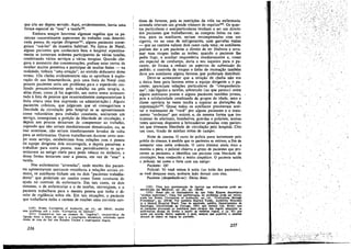 que iria ser depois servido. Aquí, evidentemente, havia urna
forma especial de "usar" a tarefa 150•
Embora sempre houvesse algumas regalias que os pacientes razoavelmente esperavam do trabalho coro determinada pessoa da equipe dirigente 151 , alguns pacientes conseguiam "usá-Ias" da maneira habitual. Na época de Natal,
alguns pacientes que conheciam bem o hospital repentinamente se tornavam arden tes participantes de várias tarefas,
combinando vários servicos e várias terapias. Quando chegaya o momento das comemoracóes, podiam estar certos de
receber muitos presentes e participar de multas testas - na
realidade, tinham "urna estacáo", no sentido debutante desse
termo. (Os chefes evidentemente nao se opunham a exploracao de sua benemeréncia, pois urna festa de Natal com
poucos pacientes seria um problema para o espetáculo realizado presumivelmente pelo trabalho 011 pela terapia, e.
além disso, como já foi sugerido, um outro nome acrescentado álista de pessoas que ocasionalmente compareceriam a
festa criava urna boa ímpressáo na adminístracáo.) Alguns
pacientes crónicos, que julgavam que só conseguiriam a
liberdade de circulacáo pelo hospital se se apresentassem
como voluntários para trabalho constante, aceitavam um
servíco, conseguiam a posicáo de liberdade de circulacáo, e
depois aos poucos deixavam de comparecer ao trabalho,
supondo que nao seriam imediatamente denunciados, OU, se
ísso ocorresse, nao seriam imediatarnente levados de volta
para as enfermarias. Outros trabalhavam durante certo tempo nurn servico, estabeleciam boas relacées com a pessoa
da equipe dirigente dele encarregada, e depois passavam a
trabalhar para outra pessoa, mas periodicamente se ap:-esentavam ao antigo chefe para pedir tabaco ou dinheiro, e
dessa forma tentavam usar a pessoa, em vez de "usar" a
tarefa.
Nas enfermarias "atrasadas", ande muitos dos pacientes apresentavam mareante resistencia a relacóes sociais comuns, os auxiliares tinham uro ou dois "pacientes trabalhadores" que poderiam ser usados como fonte constante de
ajuda no controle da enfermaría. Ero tais casos, os deis
sistemas, e de enfermarias e o de tarefas, ccnvergiam, e o
paciente trabalhava para a mesma pessoa que tinha o direito de vigilancia sobre ele. Em tais situacóes, o paciente
que trabalhava tinha a certeza de receber urna corrente con(150) SYKES, Corruption of Authority, op. cit.; pp. 260-61, analisa
esse problema scb o título "Corruption by Default".
(151) Compare-se Isso ao sistema de "regalias", característico da
ligao;ao entre a dona da casa e a empregada doméstica, sobretudc entre
donas de casa do Sul dos Estados Unidos e empregadas negras.

236

tínua de favores, pois as restricóes da vida na enfermaria
atrasada criavam um grande número de regalias152 • Os quartos particulares e semiparticulares tendiam a ser um direito
dos pacientes que trabalhavam; as compras feítas na cantina, para os auxiliares, seriam recompensadas com uro
cigarro, ou no caso de refrigerantes, com garrafas vazias
- que na cantina valiam dois cents cada urna; os auxiliares
podiam dar a um paciente o direito de ter fósforos e arrumar suas roupas todas as noites; quando o paciente lhe
pedia fogo, o auxiliar responderia imediatamente e, como
ato especial de conñanca, daría o seu isqueiro para o paciente, de forma a reduzir os aspectos de submíssáo do
pedido; o controle de roupas e listas de recreacáo também
dava aosauxiliares alguns favores que poderiam distribuir.
Deve-se acrescentar que a relacáo de chefia náo era
a única base para favores entre a equipe dirigente e o paciente; apareciam relacóes particulares de "companheirismo", nao ligadas a tarefas, sobretudo (ao que parece) entre
alguns auxiliares jovens e alguns pacientes também jovens,
pois a solidariedade combinada de grupos de idade, sexo e
cIasse operária as vezes tendia a superar as distincóes d.a
organiza~ao153. Quase todos os auxiliares precisavam aceitar o tratamento de "vecé" por alguns pacientes e o tratamento "anónimo" por outros, e, da mesma forma que instrutores de atletismo, bombeiros, guardas e policiais, muitas
vezes estavam dispostos a brincadeiras pesadas com pacientes que tívessem liberdade de circulacáo pelo hospital. Cito
um caso, tirado de minhas notas de campo:
Noite de cinema. O carro da pclícia passa lentamente pelo
prédio do cinema, a medida que os pacientes se retiram, a fim de
assegurar urna safda ordenada. O carro diminui ainda mais a
marcha e pára; o policial observa o grupo de pacientes que procuram as pacientes, e identifica um paciente com liberdade de
circulacáo, bem conhecido e muito simpático. O paciente saúda
o policial, tal como o faria com um amigo:
Paciente: Oi!
Policial: Vi vocé ontem a noite (no baile dos pacientes);
se vocé dancasse mais, acabaria indo dormir com elas.
Paciente (despedindo-se): Deixa disso.
(152) Uma boa epreseatacjo de favores nas enfermarias pode ser
encontrada em BE.LXNAP, op, cu., pp. 189-90.
(153) Esses sao os fundamentos do que John Kitsuse denominou
"alianpa masculina". Uma útil apresenta~io do problema pode ser encontrada em SYKEs. Corruption of Autbority, op. ctt., "Corruption tbrough
Friendsbip", pp. 159-60. Ver também HuOLD TAXEL, Authority Structure
in a Mental Hospital Ward, Tese de mestrado, inédita, Departamento de
Sociologia, Universidade de Chícago, 1953, que mostra (pp. 62-063) que
os pacientes procuram os auxiliares para escapar das rearas, enquanto as
enfermeiras atuam de forma a impor as mesmas regras, e (p. 83) .~
existe um acorde tácito, segundo o qual, sempre que possfvel, o auxiliar
deixará de Impor as rearas ao paciente.

237

/

 