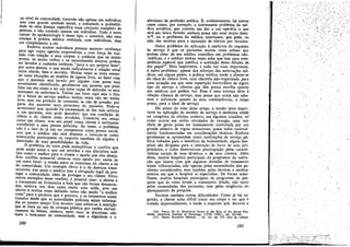 ao nível da comunidade, tratando nao apenas um indivíduo,
mas urna grande unidade social, e reduzindo a prcbabílídade de urna doenca específica nurn conjunto completo de
pessoas, e nao curando apenas uro indivíduo. Todo o novo
campo da epidemiologia é desse tipo, e constitui, nao Urna
ameaca a prética médica realizada coro individuos, mas
uro complemento a ela.
Embora muitos indivíduos possam merecer confianca
para agir como agentes responsáveis e COm force de vontade com relacáo a seus corpos, é evidente que os muito
jovens, os muito velhos e os mentalmente doentes podem
ser levados a cuidados médicos, "para o seu próprio bem",
por outra pessoa, o que muda radicalmente a relacáo usual
entre cliente, bem e servidor. Muitas vezes se tenta assimilar essas situacóes ao modelo de agente lívre, ao fazer coro
que o paciente seja levado por alguérn coro quem está
socialmente identificado, geralmente um paren te que pode
falar em seu nome e ser um tutor capaz de defender os seus
interesses na enfermaria. Talvez" um fator aqui seja o fato
de a busca de servlco médico muitas vezes nao ser mnito
livre, mas um produto de consenso, se nao de pressáo, por
parte dos paren tes mais próximos do paciente. Pode-se
acrescentar que, quando há necessidade de dar más noticias
a ~m paciente, este pode descobrir que sua condi~ao de
objeto e de cliente estáo divididas. Conserva seu status
corno um objeto, mas seu papel corno cliente é sutilmente
transferido a urna pessoa próxima. As vezes, o problema
nao é o fato de já nao ser competente como pessoa social,
mas que o médico nao está disposto a imiscuir-se como
testemunha participante na resposta imediata de alguém a
destruicáo de suas possibilidades de vida.
D problema do tutor pode exemplificar o conflito que
pode surgir entre o que um servidor e sua disciplina aceitaro como o melhor para o cliente e aquilo que este deseja.
Este conflito potencial torna-se mais agudo por causa de
um outro fator: a tensáo entre os interesses do cliente e os
da comunidade. Um exemplo óbvio é o de doencas transmissíveis, nas quais o médico tem a obrigacao legal de pro-teger a comunidade, além de proteger o seu cliente. Entre
outros exemplos desse conflito, é possível citar: o aborto e
o tratamento de ferimentos a bala que nao foram denuncia.
dos, embora DOS dais casos exista urna saída, pois um
aborto é muitas vezes definido como nao senda oca melhor
coisa" para a paciente que o procura, e os ferimentos sejam
tratados desde que as autoridades policiais sejam informadasao mesmo tempo. Um terceiro Caso refere-se a restrícao
que se fazia -ao uso de cirurgia plástica por razóes exclusivamente de beleza, embora, neste caso, se discutísse, nao
tanto o bem-estar da comunidade, mas a dignidade e o

280

altruísmo da profíssáo médica. E, evidentemente, há outr~s
casos como, por exemplo, o ínteressentc proble~~ do medico soviético, que consiste em dar a um operario o que
será seu único feriado, embora possa nao estar muíto doente l 6, ou o pr.oblema do mé~i~o_ ameri~a~o, que ~e, ou
nao, dar receitas para a aquisrcao de tOXICOS por viciados.
Outro problema da aplícacáo a medicina do esquema
de servíco é que os pacientes muitas vezes acham que
podern obter de sen médico conselhos em problemas nao-médicos e o médico muitas vezes acha que tem urna competencia 'especial que justifica a aceítacáo de~sa. difusáo de
seu papel'", Mais importante, e cada vez IDalS I~p~rtant~,
é outro problema: apesar dos esforcos das assocracoes me.
dicas, em alguns países, a prática médic~ tende ~ afastar-se
do ideal de clínico lívre, com clientela nao-orgamzada, para
urna situacño em que urna reparticáo burocrática de algum
tipo dá servíco a clientes que tém pouca escolha q~u~nt~
aos médicos que podern Ver. Essa e urna ameaca sena a
relacáo clássica de servíco, mas penso que ainda nao sabemos o suficiente quanto as suas conseqüéncías, a longo
prazo, para o ideal de servico,
Do ponto de vista deste artigo, ~ te?sao ~~is imp?rtante na aplícacáo do modelo de servico a medlclD~_ reside
no complexo de oficina, embora, em alg~mas. ocasioes, tal
como acorre em certas atividades de cirurgia, urna sala
cheia de gente possa ser intimamente controlada po.r uro
grande número de regras minuciosas, quase t~das racionalmente fundamentadas em consideracóes técnicas, Embora
geralmente se apresentem ~o~o institui~~es de servíco público voltadas para o beneñcio da bumanídade, alguns hospitais sao dirigidos para a obtencáo de lu:ro de seus proprietários, e todos demon.stram preocupacao ~las carac!erísticas sociais de seus diretores e de seus clientes'. Alero
disso muitos hospitais participam de programas de ínstru~ao que fazem com que algumas decisóes .de tratamento
sejam influenciadas, nao apena~ pelas ne~ss~dades dos 'pacientes considerados, mas também pelas tecmcas e medicamentos em que o hospital se especializa. De forma semeIhante, muitos hospitais participam de pr~gramas _de pesquisa que as vezes levam a tratamento dltado,. ~ao. tanto
pelas necessidades dos. pacientes, mas pelas exigencias do
planejamento de pesqUIsa.
.~ .
Existem também outras dificuldades. Como ja fOI su;
gerido, o cliente acha difícil tratar seu carpo e ver que e
tratado impessoalmente, e tende a esquecer que, durante o
(6)

FIELD. M. G. Structured Strain in the Role of the Soviet Phy-

sícían, American loumal 01 SoetoloKY, LVI~I (1953), pp. 493-502.
(7) SZASZ, Sclentífic Metbod ... op. cú., pp. 233, nota de rodapé.

281

 