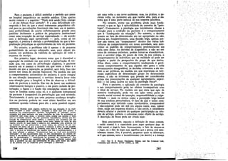 1'"; '
'

Para o paciente, é difícil assimilar o período que passa
no hospital psiquiátrico ao modelo médico. Uma queixa
muito comum a seguinte: "Nada está sendo feito comigo
- só me deixam ficar sentado". E a essa dificuldade corresponde o fato de que o atual tratamento psiquiátrico oficial para as perturbacóes funcionáis nao tem, ero si mesmo,
urna probabilidade de acerto suficientemente grande para
justificar facilmente a prática de psiquiatria institucional
, como urna ocupacáo de servico especializado - de acordo
coro a defínicáo aqui apresentada - pois, como já foi
sugerido, positiva e elevada a probabilidade de que a hospitalizacáo prejudique as oportunidades de vida do paciente.
No entanto, o problema nao é apenas o de pequena
probabilidade de servico adequado, mas, para alguns pacientes, um problema da validade da aplicacáo de todo o
esquema do servico.
Ero primeiro lugar, devemos notar que é discutível a
separacác da entidade ero que existe a perturbacáo. É verdade que, ero casos de perturbacáo orgánica, o paciente
encerra em si mesmo o mundo em que sente a lesáo e o
mundo em que a reparacéo, se possivel, será feita. Isso nao
acorre nos casos de psicose funcional. Na medida em que
o comportamento sintomático do paciente é parte integral
de sua situacáo interpessoal, o servidor deveria levar toda
essa sítuacáo para o hospital, a fim de observar a dificuldade do paciente e tratá-Ia. Em vez de haver um ambiente
relativamente benigno e passivo, e um ponto isolado de perturbacáo, a figura e o fundo das concepcóes usuais de services se fundem numa coisa só, e o ambiente interpessoal
do paciente é inseparáveI. da perturbacño que está sentindo.
Teóricamente, é certo que urna pequena mudanca terapéutica no paciente poderia ter num efeito benéfico em seu
ambiente quando voltasse para ele, e seria possível organié

é

enfermaria. Quando pede alguma melhoria em sua situ~ao. é na reaiídade obrígado a pedir "perdéo", obrigado a dizer que está pronto a
modificar seu comportamento. Quando, verbalmente, se "entrega". provavelmente terá uma melhorle em suas condi~5es de vida. Se novamente se
comportar mal como antes e persistir nisso, recebe um sermáo e volta
para a coDdi!;:áo anterior. Se nOO apresenta reincidencia, afirma sua disposi!;:OO de comportar-se ainda melhor, e conserva essa promessa por um
período adequado de tempo, avance ainda mais, dentro do ciclo de alta
rápida, através do qual pasea amaioria dos admitidos pela primeira vez
no hospital, que sOO promovidos e saem dentro do período de um ano.
Atinge-se um ponto em que o paciente é confiado a tutela de um parente,
seje para andar nos pátios. do hospital, seja para ir até a cidade. Nesse
caso, o patente Se transforma em alguém que tem o estabe1ecimento e a
lei para retorcer a ameace: "Comporte-se bem ou vece será novamente
Internado". O que encontremos aqui (e nao encontramos no mundo externo) é um modelo do que os psicólogos poderíam denominar uma situa~ao de aprendizagem centralizada no processo de "entregar-se". Por
essa razáo, o moral dos pacientes nas enfermarías rebeldes parece mais
forte e saudivel do que nas enfermarias de alta, onde existe um ligeiro
ar de pessoas que se venderam para conseguir a liberdade.

294

zar urna volta a uro novo ambiente, mas, na prática, o paciente volta, no momento em que recebe alta, para o sis-tema que é urna parte natural de sua resposta psicótica.
"
No entanto, existe um problema ainda mais fundamental, e que se liga a aplicabilidade do coriceito de "patologia". Comumente, a patología que inicialmente chama a
atencáo para a condicáo do paciente é o comportamento
que é "inadequado na situacáo". No entanto, a decisáo
quanto ao fato de.determinado ato ser apropriado ou nao,
precisa ser, freqüentemente, urna decisáo leiga, apenas porque nao ternos um "mapeamento" técnico das várias subculturas de comportamento ero nossa sociedade, sem mencionar os padróes de comportamento predominantes em
cada urna delas. As decisóes de diagnóstico, a nao ser em
casos de sintomas extremos, podem tomar-se etnocéntricas,
pois o servidor julga, do ponto de vista da sua cultura, o
comportamento de individuos que na realidade só pode ser
julgado a partir da perspectiva do grupo de que deriva.
Alérn dísso, como o comportamento inadeqnado é geralmente comportamento de que alguém nao gasta e acha
extremamente desagradável, as decísóes referentes a ele tendero a ser políticas, na medida em que exprimem os interesses específicos de determinado grupo ou determinada
pessoa, e nao os interesses que possam ser considerados
acima das preocupacées de qualquer agrupamento específico - tal como ocorre no caso da patología física 31 •
Para o paciente, a aplicacáo do conceito de patología
a seu comportamento pode ter efeitos incompatíveis com
o ideal de servico, N a medida em que sinta que agiu de
maneira inadequada, pode ver sua a~ao como parte do
mundo social normal de intencáo, responsabilidade e culpabilidade - mais ou menos como a percepcáo leiga inicial
de sua conduta perturbadora. O fato de que o nosso comportamento seja definido como ínvoluntárío, irresponsável
e náo-culpável pode ser útil em alguns casos, mas, apesar
disso, exige uro esquema técnico, e nao social, e idealmente
deveria afastar o paciente de qualquer partícipacáo na rela!rao de servíco, embora o colocasse como objeto de servico.
A descricáo de Szasz pode ser citada aqui:
Mais precisamente, segundo a definícáo de senso comum.,
a saúde mental é a capacidade para jogar qualquer jogo de
vida" social, e jogá-Io bem. Inversamente, o fato de recusar-se
a jogar, ou o fato de jogar mal, significa que a pessoa está mentalmente doente. Ora, é possível, perguntar quais as diferencas,
se é que existem, entre o inconformismo (ou desvio) e a doenca
(31) Ver T. S. Susz, Psychiatry, Etbica, and tbe Criminal Law,
Columbia Law Revltw, LVIII U9S8), p. 188.

295

 