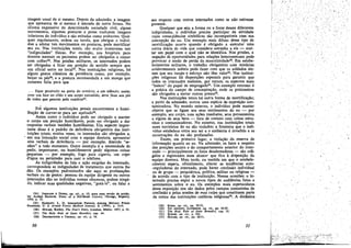 imagem usual de si mesrno. Depois da admissáo, a imagem
que apresenta de si mesmo é atacada de outra forma. No
idioma expressivo de determinada sociedade civil, alguns
movimentos, algumas posturas e poses traduzem imagens
inferiores do Individuo e sao evitadas como aviltantes. Qualquer regulamento, ordem ou tarefa, que obrigue o indivíduo a adatar tais movimentos ou posturas, pode mortificar
seu eu. Nas ínstítuícóes tctais, sao muito numerosas tais
"indignidades" físicas. Por exemplo, nos hospltais para
doentes mentais os pacientes podem ser abrigados a comer
com colher24 , Nas prisóes militares, os internados podem
ser obrigados a ficar em pcsicño de sentido sempre que
um oficial entre no Ioca12 5• Nas instituicóes religiosas, há
alguns gestos c1ássicos de penitencia como, por exernplo,
beijar os péS26 , e a postura recomendada a um monge que
cometeu falta para que
... fique prostrado na porta do oratório, e em silencio; assim,
com sua face DO chao e seu corpo estendido, deve ficar aos pés
.
de todos que passam pelo oratéríow.
EnÍ algumas ínstítuicóes penais encontramos a humiIhacáo de curvar-se para ser accítadow.
Assim como o individuo pode ser abrigado a manter
o corpo em posicáo humilhante, pode ser obrigado a dar
respostas verbais também humilhantes. Um aspecto importante disso é o padráo de deferencia obrigatória das institui~óes totais; muitas vezes, os internados sao obrigados a,
~ ero sua 'interacáo social com a equipe' diretora, apresentar
atos verbais de deferencia - por .exemplo, dizendo "senhor" a todo momento. Outro exemplo é a necessidade de
pedir, importunar, ou humildemente pedir algumas coisas
pequenas - por exemplo, fogo para cigarro, um copo
d' água ou permissáo para usar o telefoneo
As indignidades de fala e a"ao exigidas do internado,
correspondem as indignidades de tratamento que"outros lhe
dáo, Os exemplos padronizados sao aquí as profanacóes
verbais ou de gestos: pessoas da equipe dirigente ou outros
internados dáo ao indivíduo nomes obscenos, podem xingá-lo, Indicar suas qualidades negativas, ..gozá-lo", ou falar a
(24) JOHNSON E DODOS, op. cít., p. 15; para urna verséo de prisao,
ver ALf1lED HAssLER. Diary 01 a Sell-Made Convict, Chicago, Regnery,
1954, p. 33.
(25) HANlCOFF, L. D. Interaetion Patterns Among Military Prison
Personnel, U. S. Armed Forces Medical Ioumal, X (1959), p. 1419.
(26) HULME, Kathry, The Nun's storv, Londres, MUlller, 1957, p. 52.
(27) The Hoty Rule 01 Saint Benedict, cap. 44.
(28)

OENDIllCKSON

e

TROMAS, op. cu., p. 76.

seu respeito coro outros internados como se nao estivesse
presente.
Qualquer que seja a forma ou a fonte dessas diferentes
indignidades, o indivíduo precisa participar de atividade
cujas conseqüéncías simbólicas sao incompatíveis com sua
concepcáo do eu. Um exemplo mais difuso desse tipo de
mortíficacáo ocorre quando é abrigado a executar urna
rotina diária de vida que considera estranha a ele - aceitar um papel com o qua! nao se identifica. Nas prisóes, a
negacáo de, oportunidades para relacóes heterossexuais pode
provocar o medo de perda da masculinidade'". Em estabelecimentcs militares, o trabalho obrigatório com minúcias
evidentemente inúteis pode fazer coro que os soldados sintaro que seu tcrnpo e estorco nao tém valor3°, Nas institui9óes religiosas há disposicóes especiais para garantir que
todos os internados realizem, por turnos, os aspectos mais
"baixos" do papel de empregados-. Um exemplo extremo é
a prática do campo de concentracáo, onde os prisioneiros
sao obrigados a surrar outros presos'",
Nas ínstituicóes totais há outra forma de mortíficacáo;
a partir da admíssáo, ocorre urna espécie de exposicáo contaminadora. No mundo externo, o indivíduo pode manter
objetos que se ligam aos seus sentimentos do eu - por
exemplo, seu corpo, suas acóes imediatas, seus pensamentos
e alguns de seus bens - fora de contato com coisas estranhas e contaminadoras. No entanto, nas ínstítuícóes totais
esses territórios do eu sao violados; a fronteira que o indivíduo estabelece entre seu ser e o ambiente é invadida e as
encarnacóes do eu sao profanadas.
Existe, em primeiro lugar, a violacáo da reserva de
ínformacáo quanto ao eu. Na admissáo, os fatos a respeito
das posícóes sociais e do comportamento anterior do internado - principalmente os fatos desabonadores - sao coligidos e registrados num dossier que fica a disposicáo da
equipe diretora. Mais tarde, na medida em que oestabelecimento espera, oficialmente, alterar as tendencias auto-reguladoras do internado, pode haver confissáo individual
ou de grupo - psiquiátrica, política, militar ou religiosa de acordo com o tipo de instituicáo. Nessas ocasióes, o internado precisa expor a novos tipos de audiencias fatos e
sentimentos sobre o eu. Os exemplos mais espetaculares
dessa exposicáo nos sao dados. pelos campos cómunistas de
conflssáo e pelas sessóes de mea culpa que constítuem parte
da rotina das ínstituicóes católicas religiosast", A dinámica
(29)

(30)
(31)
(32)

(33)

SYUS, op- cít., pp. 70-72.
Por exemplo, LAwRENCE. op. cit., pp. 34-35.

The Holy Rule 01 Saint Benedict, cap. 35.
KOOON, op. cu., p. 102.
HULME, op. cit., pp. 48·51.

. ,.

/

 
