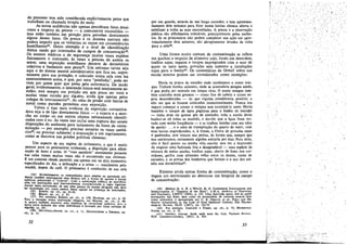 do processo tem sido considerada explicitamente pelos que
trabalham na chamada terapia do meio.
As novas audiencias nao apenas descobrem fatos desairosos a respeito da pessoa - e comumente escondidos _
mas estáo também em posi9ao para perceber diretamente
alguns desses fatos. Os presos e os dcentes mentáis nao
podern impedir que os visitantes os vejarn ern circunstancias
humilhantes's. Outro exemplo é o sinal de identificacáo
étnica usado por internados de campos de concentracgow,
Os exames médicos e de seguranca muitas vezes expóem
fisicamente o internado, as vezes a pessoas de ambos os
sexos; urna exposicáo semelhante decorre de dormitórios
coletivos e banheiros sem porta36 • Um extremo talvez seja
aqui o do doente mental autodestrutivo que fica nu, supostamente para sua protecáo, e colocado numa sala coro luz
constantemente acesa, e que, por urna "janelinha", pode ser
visto por quem quer que passe pela enfermaría. De modo
geral, evidentemente, o internado nunca está inteiramente sozinho; está sempre em posi9ao em que possa ser visto e'
muitas vezes ouvido por alguém, ainda que apenas pelos
colegas de internamentos". As celas de prísáo com barras de
metal como paredes perrnitem essa exposicño.
Talvez o tipo maís evidente de exposi9ao contaminadora seja a de tipo diretamente físico - a sujeira e á mancha no corpo ou em outros objetos intimamente identificados coro o eu. Ás vezes isso inclui urna ruptura das usuais
disposieóes do ambiente para isolamento da fonte de contamínacáo - por exemplo, precisar esvaziar Os vasos sanitá38
rios , Oll precisar submeter a evacuacáo a uro regulamento,
como se descreve nas prisóes políticas chinesas:
Uro aspecto de seu regime de isclamento, e que é muito
penoso para os prisioneircs ocidentais, a disposicáo para eliminacáo de fezes e urina. O "vaso sanitário" usualmente presente
nas celas russas muitas vezes nao é encontrado nas chinesas.
t um costume chinés permitir, em apenas um ou dois momentos
especificados do dia, a defecacño e a urina - usualmente pela
manhá, depois do café. O prisioneiro é conduzido de sua cela
(34) EVidentemente, as comunidades maís amplas na sociedade ccídental também empregaram essa técnica sob a forma de eccnes e forcas
Públicas, pelourinho e "troncos". Com a acentua!rao pública de mortifica!roes em institui!rOes está funcionalmente correlacionada a reara rigor osa,
muitas vezes encontrada, de que urna pessoa da equipe dirigente nao deve
ser humilhada por outra pessoa dessa equipe na presenea de internados.
(35) KOGON, op. cít., pp. 41-42.
(36) BEHAN, op; cít .• p. 23.
(37) Por exemplo, KOGON, op. cít., p. 128; HASSLER, op, cít., p. 16.
Para a situa!rao numa institui~ao religiosa, ver HULME, op. cít., p. 48.
A autora também cescreve urna ausencia de intimidade auditiva, pcis a
única porta fechada das celas individuais é formada por finas cortinas de
algodao (p. 20).
(38)

HECKSTALL_SMITH, op. cit., P. 11; DENDRICKSON e THOMAS, op.

cit., p. 53.

por um guarda, através de um longo corred?r. e t~m aproxi~a­
demente deis minutos para ficar numa latnna chinesa aberta_e
satisfazer a todas as suas necessidades. A pressa e a observaeáo
pública sao difícilmente toleráveis, principalmente ~elas mulheres. Se os prisioneiros nao podem completar sua acao em aproximadamente dois minutos. sao abruptamente levados de volta
para a celaes.
Urna forma muíto comum de contaminacáo se reflete
em queixas a respeito de alimen~o sujo, Iocais em desordem,
toalhas sujas, sapatos e roupas Impregnados com. o suor _de
quem os usou 'antes, privadas sem assentos e instalacóes
sujas para o banhot'', Os comentários de Orwell sobre sua
escola interna podem ser considerados corno exemplos:
Havia os pratos de estanho onde recebíamos o. nosso mingau. Tinham bordas salientes, onde
aeumulava ml~gau azedo,
e que podia ser retirado em Iongas tu.as. O nosso mmg~u também continha mais grumos - como ños de .cabel~ e cOl~as negras desconhecidas - do que alguém consideraría possivel, a
náo ser que aí fossem colocados intencionalmente. Nunca e~a
seguro comecar a comer o mingau sem examiná-Io antes: Ha':,la
também o tanque de água pegajosa para o banho de Imers~o
- tinha doze ou quinze pés de extensáo, toda a escola devia
banhar-se ali todas as manhfís, e duvido que a água fosse trocada com muita freqüéncia - e as toalhas úmidas com s~u odor
de queijo: ... e o odor de transpiracáo de:> ~uarto de.vestir, c~m
suas bacias engorduradas, e, frente. a ffleira de privadas SUJas
e quebradas, sem trineos nas portas, de forma que, sempre ~ue
nos sentávamos, certamente alguém entraria por elas. ~ara ml~,

s:

a

nao é fácil pensar na minha vida escolar sem ter a lm~r:ssao
de respirar uma baforada fria e desagradável - urna especie de
mistura de meias usadas. toalhas sujas, cheiro de fezes. nos corredores, garfos com alimento ~elho entre. os dentes, carne ~e
carneiro, e as portas dos banheiros que batíam e o eco dos UfIn6is nos dormltóríosst.
Existem ainda outras fontes de contamin~~ao, como o
sugere uro entrevistado ao descrever uro hospital de campo
de concentracáo:
L E e WOLFF H. G. Cornmunist Interrcgation and

~~~0~~i~~~~~,Oi~~~¡~~·5~Lt;~ 1~~t(';in:·~1r·i!r:c:;:~ft~íftdvJ~r;~~gJ
HINKLE JR

profans:idor das fezes, bem como da necessldada de controle pessoal b~
como ambiental, é apresentada por C. E. OR.BACH, et al.• Feers and h
fensive Adaptatlons to the Loss of Anal Spbincter Control, The Phyc o-

analytic Review, XLIV (1957), pp. 121-75.
.
•
ECKSTALL(40) Por exemplo. JOHNSON e DODDS, op. cu., p. 75, H
SMITH. op. cít., p. 15.
(41)

ORWELL,

George. Such, slch were the. Joy'. Parüsan Revtew,
.
523.

XIX (setembro-outubro, 1952), p.

32

33

/
¡ -

.. ;'

,

 