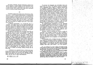 ,.
Uro judeu de Breslau, chamado Silbermann, precisou ficar
imóvel, enquanto o sargento Hoppe, da SS, brutalmente torturou seu irmáo até matá-Io. SiIbermann ñcou louco ao ver isso
e, tarde da noite, criou o pánico com os seus gritos alucinantes
de que as barracas estavam pegando fogo62.

.O processo de integracáo nas instituícóes totais cria
outros casos de circuito. Na sítuacéo normal da sociedade
civil, a segregacáo entre o papel e a audiencia impede que
as confissóes e exigencias implícitas quanto ao eu, feitas
num ambiente físico de atividade, sejam verificadas na conduta em outros ambientes'". Nas ínstituícóes totaís, as esferas da vida sao integradas de forma que a conduta do internado numa área de atividade é lancada contra ele, pela
equipe dirigente, como comentario e veriñcacáo de sua conduta em outro contexto. O esforco de um doente mental
para apresentar-se de manelra bem orientada e nao antagonista durante um diagnóstico, ou urna conferencia de tratamento, pode ser diretamente perturbado por provas refer~n­
tes a sua apatia durante a recreacáo ou aos comentános
amargos que fez numa carta a uro irmáo - urna carta que
este entregou ao administrador do hospital, para ser acrescentada a sua história clínica e levada a conferencia.
Os estabelecimentos psiquiátricos do tipo adiantado
dáo exemplos excelentes do processo de circuito. pois neles
o feedback didático pode ser elevado a condicáo de doutrina terapéutica. Pensa-se que urna atmosfera de "tolerancia" estimule o paciente a "projetar" ou "exprimir" suas
dificuldades típicas na vida, e que depois podern ser notadas durante as sessóes de terapia de grupo'".
Portanto, através do processo de circuito, 'a reacáo do
internado a sua situacáo é levada de volta a situacáo, e
nao tem o direito de conservar a segregacáo usual dessas
fases de acáo. Um segundo ataque ao status do interna~o
como um ator pode ser agora citado - um assalto descrito
de forma imprecisa sob as categorías de arregimentacáo e
tiranizacáo.
Na sociedade civil, na época em que o indivíduo se
torna adulto já incorporou padróes socialmente aceitáveis
para a realizacáo da maíoria de suas ativídades, de forma
que o problema da correcáo de suas a~óes surge apenas em
alguna pontos - por exemplo, quando se julga sua produtívidade. 'Além disso, pode manter o seu ritmo pessoal'",

III
Considerei alguns dos ataques mais clementares e diretos ao eu - várias formas de desfiguracáo e de profanacáo
através das quais O sentido simbólico dos acontecimentos na
presenca imediata do internado deixa de confirmar sua concepcáo anterior do eu. Agora, gostaria de discutir urna fonte
de mortificacáo menos direta cm seu efeito, e euja signíficacáo para o indivíduo nao pode ser tao facilmente avaliada: urna perturbacáo na relacáo usual entre o atar individual e seus atos.
A prímeira perturbacáo. a ser considerada aqui é o
"circuito": urna agencia que cria urna resposta defensiva do
internado e que, depoís, aceita essa resposta como alvo para
seu ataque seguinte. O indivíduo descobre que sua resposta
protetora diante de uro ataque ao eu falha na situacáo: nao
pode defender-se da forma usual ao estabelecer urna distancia entre a situacáo mortificante e o seu eu.
Os padrees de deferencia nas lnstítuícóes totaís dáo um
cxemplo do efeito de circuito. Na sociedade civil, quando
uro indivíduo precisa aceitar circunstancias e ordens que
uItrajem sua concepcáo do eu, tem certa margem de expressáo de reacáo para salvar as aparéncias - mau humor,
omissáo dos sinais comuns de deferencia, palavróes resmungados, ou expressóes fugidias de desprezo, ironia e sarcasmo. Portanto, a obediencia tende a estar associada a
urna atitude manifesta que nao está sujeita ao mesmo grau
de pressáo para obediencia.' Embora essa resposta expressiva de autodefesa a exigencias humilhantes ocorra nas instituicóes totaís, a equipe diretora pode castigar diretamente
os internados por essa atividade, e citar o mau humor e a
insolencia como bases para antros castigos. Assim, ao descrever a contarninacáo do eu resultante do fato de tomar- sopa da vasilha de mendigo, Kathryn Hulme diz da
freira que

(64) Na sociedade civil, os crimes e algumas outras for':llas de tr ansaressac influem na maneíra pela qual o delinqüente .é recebido ~m todas
as áreas da vida, mas essa ruptura de esferas aplica-se prlncípalmente
acs delinqüentes, nao 30 grupo de popula"iio que nao apresenta delínqüencia ou que a apresenta mas náo é apanhada,
(65) Urna apresentacéc clara pode ser encontrada .e~ R- RA~PORT
e B. SK:ELLERN, Sorne Therapeutic Functions of Admínístratíve Dlsturbance Aamtntstreuve Scíence, II (957), pp. 84-85.
.
(66) O período de tempo que um empregado trabalha de lI'l:aneU'3
índependente, sem supervisño, pode ser consíderado como urna medida de
seu ordenado e de seu status numa organizacác, Ver ELuOT JAQUES, T,he
Measuremtmt 01 Responsibility: A Study 01 Work, Payment, ant! Indívtdual Capaclty, Cambridge, Harvard University Press, .1956. E ~Im como
"amplitude de tempo de responsabilldade" é um índice de p<:sl~lio, também um Ioagc período sem inspes:ao é um premio pela pcsicec.

. .. eliminou de sua expressño facial a revo1ta que surgia
em sua alma delicada ao beber os restos. Sabia que um olhar de
rebeldia seria suficiente para provocar urna repeticáo da degrada~ao extraordinária que estava certa de nao suportar novamente, nem por amor ao Deus Todo-Poderoso".
(62) KOGON, op. cu., p. 160.
(63)

HULME, op. cu., p. 53.

40

41

t

 