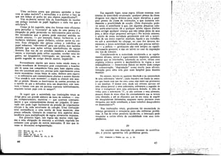 Urna ex-freira canta que precisou aprender a ficar
com as máos iméveis 72 e escondidas, e a aceitar o fato de
que nos bolsos só podia ter seis objetos especificadosté.
Uro ex-doente mental fala da humilhacáo de receber
um pedaco limitado de papel higiénico a cada vez que o

solicítavate,

I

Como já foi sugerido, urna das formas mais eficientes
para perturbar a "economía" de a~ao de urna pessoa é a
obrigacáo de pedir permissáo ou instrumentos para atividades secundárias que a pessoa pode executar sozinha no
mundo externo, - por exemplo, fumar, barbear-se, ir ao
banheiro, telefonar, gastar dinheiro, colocar cartas no correio. Essa obrigacáo nao apenas coloca o indivíduo no
papel submisso, "nao-natural" para uro adulto, mas também
permite que suas acóes sofram interferencias da equipe
diretora. Em vez de ser atendido imediata e automatíca• mente, o internado pode sofrer caceadas, receber urna negativa, ser longamente interrogado, ser ignorado, ou, segundo sugestáo de antigo doente mental, esquecido:
Provavelmente alguém que nunca tenha estado numa situacáo semelhante de desamparo pode compreender a humilha~áo de quem tero competencia física para fazer alguma coisa,
mas nao autoridade para isso, precisar pedir repetidamente ccisas
muito secundárias: roupa limpa de cama, fósforos para cigarro
- as enfermeiras que constantemente afastam o assunto dizendo
"vou atendé-lo num momento", e depois se afastam sem atender ao pedido. Mesmo os funcionários da cantina pareciam ter
a opiniáo de que a delicadeza seria uro desperdício com lunáticos, e faziam coro que um paciente esperasse indefinidamente,
enquanto batiam papo com os amigosv-.
Já sugeri que a autoridade nas instítuicóes totais se
dirige para um grande número de itens de conduta - roupa, comportamento, maneiras - que ocorrem constantemente e que constantemente devem ser julgados. O internado nao pode fugir facilmente da pressáo de [ulgamentos
oficiais e da rede envolvente de coercáo, Urna instítulcgo
total assernelha-se a urna escola de boas maneiras, mas
pouco refinada. Gostaria de comentar dois aspectos dessa
tendencia para multíplicacáo de regras ativamente impostas.
Em prirneiro lugar, tais regras sao muitas vezes ligadas a urna obrígacáo de executar a atividade regulada em
uníssono com grupos de outros internados. É isso que as
vezes se denomina arregimentacgo.
(72)
(73)
(74)
(75)

44

HULME, op. cír., p. 3.
Ibtd., p. 39.
WARD, op. cít., p. 23.
JOHNSON e DODDS, op. cít., p. 39.

Em segundo lugar, essas regras difusas ocorrem num
sistema de autoridade escalonada: qualquer pessoa da c1asse
dirigente tem alguns direitos para impor disciplina a qualquer pcssoa da classe de internados, o qu~ aUI?-:nta nmdamente a possibílidade de sancáo. (Esta dísposicño, IX:'de-se notar, é semelhante a que, em algumas pequenas. cI.dades norte-americanas, dá a qualquer adulto alguns direltos
para corrigir qualquer crianca qu~ nao esteja perto de seus
pais, e delas exigir pequenos servlcos.) No ~undo extern~,
o adulto de nossa sociedade geralmente esta sob a autondade de um único superior imediato, ligado a seu trabalho,
ou sob a autoridade do cónjuge, no caso dos deveres domésticos' a única autoridade escalonada que precisa enfrentar - a' polícia - geralmente nao está sempre ~u sig~i~i­
cativamente presente, a nao ser talvez no caso da imposicao
das leis de transito.
Considerando-se a autoridade escalonada e os regulamentos difusos novos e ngorosamcntc impostos, podemos
esperar que os' internados: sobretud?.. o~ n~vos, vivam coro
angústia crónica quanto a desobediencia as regras e suas
conseqüéncias - maus-tratos físicos ou morte num c~I?J?o
de concentracáo, "degradacáo" numa escola para oficiais,
remocáo para urna sala piar num hospital para doentes
mentais:
No entanto, rnesmo na aparente liberdade e na amistosidade
de urna enfermaria "aberta", ainda descubro um fundo de ameacas que fazem com que me sinta como algo ~ntre um prisioneir~
e um mendigo. O menor erro, desde um smtoma nervoso ate
urna ofensa pessoal a urna enfermeira, enfrentava a sugestáo de
levar o transgressor para urna enfermaria fechada. A idéia de
voltar para a enfermaría ''1'', se nao aceitasse o meu alimento,
passava diante de meus olhos tao constantemente que se torno~
urna obsessáo, e até os alimentos que eu era capaz de engolir
me desagradavam físicamente, enquanto cutres pacientes ~r~
abrigados, por medo semelhante, a fazer trabalhos desagradáveis
ou desnecesséríos'".
Nas instituicóes totais, geralmente há necessidade de
esforco persistente e consciente para nao enfrentar problemas. A firn de evitar possíveis incidentes, o internado pode
renunciar a certos níveis de sociabilidade coro seus companheiros.
IV
~ao,

Ao concluir esta descricéo do processo de mortificaé preciso apresentar tres problemas gerais.

(76)

JOHNSON e DODDs, op, cís., P

36.

45

I
I

':,.
.'

','

 
