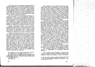 Em primeiro lugar, as instituicóes totais perturbam ou
profanam exatamente as acóes que na sociedade civil tém o
papel de atestar, ao ator e aos que estáo em sua presenca,
que tem certa autonomia no seu mundo - que é urna pesso~ com ~e~~sóes "adultas", autono~ia e liberdad: de as:§o.
A ímpossibilidade de manter esse npo de competencia executiva adulta, ou, pelo menos, os seus símbolos, pode provocar no internado o horror de sentir-se radicalmente rebaixado no sistema de graduacáo de idade 77.
Urna certa margem de comportamento expressivo escolhido pela pessoa - seja de antagonismo, afeic;ao ou
indiferenca - é um símbolo de escolha pessoal. Esta prova
da autonomia da pessoa é enfraquecida por algumas obrigacóes específicas - por exernplo, precisar escrever urna
c~rta semanal para a família, ou ser obrigado a nao exprimir mau humor. ~ ainda mais enfraquecida quando essa
margem de comportamento é usada como prova do estado
psiquiátrico, religioso ou de consciencia política da pessoa.
.AIgumas comodidades materiais sao provavelmente
perdidas pela pessoa ao entrar numa instituicáo total - por
exemplo, urna cama macia'" ou o silencio a noíte'". A perda
desse conjunto de comodidades tende .a refletir também
urna perda de escolha pessoal, pois o indivíduo procura
conseguí-las no momento em que tem recursos para issoso.
A perda de decisáo pessoal parece ter sido ritualizada
nos campos de concentracáo; ternos narrativas de atrocidades onde se mostra que os presos eram obrigados a rolar
na Iamau, colocar a cabeca na neve, trabalhar em servícos
nitidamente inúteis, sujar-ses'', ou, no caso de presos judeus,
entoar cancóes anti-sernitas'P, Urna versáo mais suave disso
pode ser encontrada em hospitais para doentes mentais,
0!lde, segundo se diz, alguns auxiliares obrigam um pacíente que deseja uro cigarro a dizer "por favor", ou a
saltar para consegui-Io. Em todos esses casos, o internado
deve apresentar urna renúncia a sua vontade, Menos ritualízada, mas igualmente extrema, é a perturbacáo da autonomia que decorre do fato de estar fechado numa enfermaria, estar colocado numa bolsa molhada e apertada ou
amarrado num roupáo, e assím nao ter liberdade para
pequenos movimentos de ajustamento,
(77)
(78)

(79)

Ver SYKES, op. cit .• pp. 73-76, "The Deprivat'on of Autonomy".
HULME, op, cit., p. 18; ORWELL, op. ctt., p. 521.
HASSLER, op. at., p. 7S; JOHNSON e DODDS, op, cit., p. 17.

(SO) Esta é urna fonte de mortlficai;áo que os cwls praucam contra
si mesmos durante férias de camping. talvez com a euposicáo de que
um novo sentido do eu pode ser obtido pela renúncia voluntária a algumas comodidades anteriores.
(SI) KOGON, op, cit., p. 66.
(S2)
(83)

46

lbid .• p. 61.
lbid., p. 78.

Outra expressáo clara de ineficiencia pessoal nas instituicóes totais pode ser encontrada no uso da fala pelos
internados. Urna suposicáo do emprego de palavras para
transmitir decisóes a respeíto da a~áo é que quem recebe
urna ordem é visto como capaz de receber urna rnensagem
e agir para completar a sugestáo ou a ordern. Ao executar
por si mesmo o ato, pode conservar certo vestígio da nocáo
de que tem liberdade. Ao responder a urna pergunta com
suas palavras, pode conservar a nocáo de que é alguém a
ser considerado, ainda que muito superficialmente. E como
entre ele e os outros só passam palavras, consegue manter
pelo menos distancia física com relacáo a eles, por mais
desagradável que seja a ordem ou a afirmacáo,
O internado numa instituicáo total pode ver que nao
tem sequer esse tipo de distancia protetora e ac;ao pessoaI.
Sobretudo nos hospitais para doentes mentáis e nas prísóes
para doutrinacáo política, as afirmacóes que faz podem ser
desprezadas como simples sintomas, e a equipe diretora
pode prestar atencáo aos aspectos náo-verbais de sua resposta 84• Multas vezes é considerado como colocado ero
posicáo tao secundaria que nao recebe sequer pequenos
cumprimentos, para nao falar em atencáo ao que diz85 •
O internado pode também descobrir o emprego de uro tipo
retórico de linguagem. Algumas perguntas - por exemplo,
"Vecé já tomou banho?" ou "Vecé colocou as duas meias?"
- podem ser acompanhadas pelo exame simultaneo que
fisicarnente revela os fatos, o que torna supérfluas as perguntas. Em vez de ouvir dizer que deve ir para certa dires:ao em determinado ritmo de andar, ele pode ser levado
pelos guardas, ou puxado (no caso de doentes mentais
amarrados) ou levado aos trambolhóes. E, finalmente,
como se verá depois, o internado pode descobrir a existencia de duas linguagens, e que os fatos de disciplina de sua
vida sao traduzidos, pela equipe diretora, em frases ideais
que ridicularizam o uso normal da linguagem.
A segunda consideracáo refere-se as justificativas para
os ataques ao eu. O problema tende a colocar as institui~óes totais e seus internados em tres agrupamentos distintos.
Nas instituícóes religiosas sao explícitamente recenhecidas as conseqüéncías das disposicóes ambientais
para o eu:
Este é o sentido da vida contemplativa, o sentido de todas
as regras secundárias, abstinencias, obediencias, penitencias, humilhacóes e trabalhos que constituem a retina de um mosteiro
(84) Ver ALFIlED H. STANTON e MOIlllIS S. SCHWAIl'IZ, The Mental
Hospital, New York, Basic Books, 1954, pp. 200, 203, 205·206.
SON

(85) Para urn exemplc desse tratamento de nño-pessoa, ver JOHNe DODOS, op. cu., p. 122.

47

:1

 
