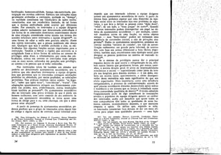 b.o:din~~ao. horoossexuaIid~de,

licenca nao-autorizada, partícípacao ero revoltas coletivas. Embora tais infracóes sejam
geralme.nte atribuí~as a corrupcáo, maldade ou "doenca",
na realidade constítuem um vocabulário de acóes ínstítucionalizadas, mas um vocabulário limitado, de tal forma
que a mesma embrulhada pode ocorrer por diferentes
razóes, Por exemplo, os internados e a equipe dirigente
podem admitir tacitamente que determinada embrulhada é
uro forma de os internados mostrarem ressentimento diante
de urna situacáo considerada como injusta nos termos dos
acordos informais entre internados e equipe dirigente 94, ou
urna forma de adiar a saída sem precisar admitir, diante
dos outros internados, que a pessoa realmente nao deseja
sair. Qualquer que seja o sentido atribuído a elas, as embrulhadas tero algumas funcóes sociais importantes para a
instituicáo. Tendero a limitar a risidez que ocorreria se a
antigüidade fosse a única forma d~ nobreza no sistema de
privilégio; além disso, o rebaixamento, por causa das embrulhadas, coloca ero contato os internados rnais antigos
coro os mais novos, colocados em posicóes sem privilégio,
ao sistema e as pessoas que aí estáo colocadas.
Nas instituícóes totais há também uro sistema que
poderia ser denominado ajustamentos secundários isto é
práticas que nao desafiam diretamente a equipe dirigente:
ma~ 9.ue perrnitem que os internados consigam satisfacóes
proibidas ou obtenham, por meios proibidos, as satísíacóes
permitidas. Tais práticas recebem vários nomes: "os ángulos", "saber que apito tocar", "conivéncias", "tratos". Tais
adaptacóes aparentemente atingem seu florescimento completo nas prisóes, mas, evidentemente, outras instituicóes
totais tambérn as possuern'". Os ajustamentos secundários
dáo ao internado urna prova evidente de que é ainda um
hornero autónomo, coro certo controle de seu ambiente; as
vezes, uro ajustamento secundário se torna quase urna
forma de abrigo para O cu, urna churinga, ero que a alma
parece estar alojada'".
A partir da presenca de ajustamentos secundáríos, podemos predizer que O grupo de internados criou algum tipo
de código e alguns meios de controle social informal para

impedir que um internado informe a equipe dirigente
quanto aos ajustamentos secundários de outro. A partir da
mesma base, podemos esperar que urna dimensáo de tipologia social entre os internados seja esse problema de seguranca, o que leva a definir as pessoas como "dedo duro",
"ratos", de uro lado, e "boas pracas" de outro'", Quando
os novas internados podem desempenhar um papel no siste~a de ajustamentos secundários por exemplo, constiturr membros novos de urna faccáo, ou novos objetos
sexuais - suas "boas-vindas" podem ser realmente urna
seqüéncía de concessóes iniciáis, e nao de prívacóes exageradas", Dados os ajustamentos secundários, podemos encontrar também "estratos de cozinha", uro tipo de estratiñcacño rudimentar, ern grande parte informal, de internados, com base ero acesso diferencial a bens ilícitos disponíveis; também aqui, encontramos urna tipologia social para
designar as pessoas poderosas no sistema de mercado inIormalw.
Se O sistema de privilégios parece dar o principal
esquema dentro do qual ocorre a reorganizacáo do eu, existem outros fatores que geralmente levarn, por outros caminhos, a mesma direcáo geral. O alívio de responsabilidades
económicas e sociais - superestimado como parte da terapia nos hospitais para doentes mentais - é um deles, embora em muitos casos, aparentemente, o efeito desorganizador dessa rnoratória seja mais significativo do que seu
efeito organizador. Mais importante, como urna influencia
reorganizadora, é processo de confraternizacáo, através do
qual pessoas socialmente distantes desenvolvem apoio mútuo
e resistencia a uro sistema que as forcou a intimidade numa
única comunidade igualitária de destino!", O recém-admitido
freqüentemente parte de algo semelhante as concepcóes
erradas e populares da equipe dirigente quanto ao caráter
dos internados; acaba por descobrir que quase todos os
seus companheiros tém todas as qualidades de seres humanos comuns, ocasionalmente decentes, e que merecem
simpatia e apoio. Os delitos que, segundo se sabe,
os internados cometeram fora deixarn de dar um meio eficiente para julgar suas qualidades pessoais -'- urna lir;ao

.
(94). Para bibliografia, ver MORRlS G. CALDWELL, Group Dynamica
10 the Prtson Community, roumat 01 Criminal Law Criminology and Poliee Scienee, XLVI (1956), p. 656.
'
(95) Por exemplo, ver NORMAN S. H:'YNER e ELLIS ASH, The Prisoner Community as a Social Group, American Sociological Review, IV
(1939), p. 364 e SS., sobre processos de "conivéncia"; ver também CALO'WE.LL, op. cít., pp. 650-51.
(96) Ver, por exemplo, a extensa descri<,:ao de Melville sobre a luta
de seus companheíros na marinha para impedir o corte de suas barbas,
embora o corte rosee obrtgatório pelo regulamento da marínha. MavILLE,
op. cu., pp, 333-47.

(97) Ver, por exemplo, DONALD CLEMMER, Leadership Phenomena in a Prison communttv. Lournal 01 Criminal Law and Crtmínoíogv,
XXVIII (938), p. 868.
(98) Ver, por exemplc, IVA ANN HARPER. The Role of the "Fringer"
in a State Prison for Women, Social Forces, XXXI (1952), pp. 53-60.
(99) Quanto aos campos de concentracáo, ver a discussjío dos "salientes" em COHEN, op. cit.; quanto aos hospitais para doentes mentais,
ver BELKNAP, op, cít., p. 189; quanto a prtsées, ver a discussño deo "políticos" em DONALD CLEMMER, The Prison Commurütv, Boston, ('hristopher
Puhlishing House, 1940, pp. 277-79 e 298-309; ver tambérn HAYNER e
ASR, op. cit.• p. 367; ver CALDWELL, op, ctt., pp. 651-53.
(00) Para a vercso dessa soi:dariedade entre internados que pode
ser encontrada em academias militares, ver DORNBUSCH, op. cit., p. 318.

54

55

 