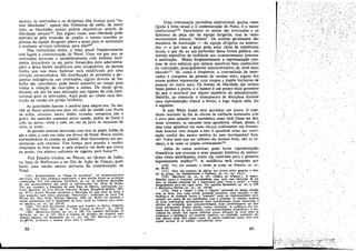 1.

mentas, os internados e os dirigentes tero licenca para "tomar liberdades", apesar das fronteiras de casta; de outro
lado, as Jiberdades socíals podern exprimir-se através de
liberdades sexuais-'". Ero alguns casos, essa liberdade pode
exprimir-se pela inversáo de papéis, e nessas ocasíóes as
pessoas da equipe dirigente póem a mesa para os internados
e realizam servicos inferiores para eles168 •
Nas instituícóes totais, a festa anual freqüentemente
está ligada a comernoracáo de Natal. Urna vez por ano os
internados decoram o estabelecimento coro enfeites fácilmente destacáveis (e em parte fornecidos pela administraC;ao) e dessa forma modifica m seus alojamentos, da mesma
for~a que sua mesa habitual será modificada por urna
rcfcicáo extraordinária. Há distribuicáo de presentes e pe-quenas indulgencias aos internados; alguns deveres de trab~l.ho sao cancelados; pode haver aumento no tempo para
VIsitas e reducáo de restrtcóes a saldas. De modo geral,
durante urn dia há urna educacáo nos rigores da vida institucional para os internados. Aqui pode ser citada urna descricáo da versáo ern prtséo británica:
As autoridades fizeram o possível para alegrar-nos. Na manhá de Natal sentamo-nos para um café da manhá coro flocos
de milho, salsichas, bacon, feijáo, torradas, margarina páo e
geléia. Ao meio-dia comemos parco assado, pudim de Natal e
café; no jantar, tortas e café, em vez da jarra de chocolate de
todas as noites.
As paredes estavam decoradas com tiras de papel, balóes de
gás e sirios, e cada um tinha sua árvore de Natal. Houve sessóés
extraordinárias de cinema no ginásio. Dois funcionários me presentearam com charutos. Tive Hcenca para mandar e receber
telegramas de boas festas, e, pela primeira vez desde que estava
na prisáo, tive número suficiente de cigarros para tumar'w.
Nos Estados Unidos, na Péscoa, no Quatro de Julho,
na festa de Halloween e no Dia de Ac;ao de Gracas, pode
haver urna versáo menos suntuosa da comemoracao de
Natal.
(167) Evidentemente, as "restas de escrrtértc'', em estabelecimcntoe
néo-tota:s, tém urna dinámica semelhante, e sem dúvida forarn as prtmeiras
comentadas. Ver, por exemplo, GOSFfELD, op. cit. As rnethores descri90es
de tais acontccrmentos sáo ainda as apresentadas em obras de ñccac.
Ver, por exernplo, a descrlcáo de urna reste de fábrica, apresentada por
N1GEL BALCHIN, no Iivro Prívate Interests, Boston, Houghton-Mifflin, 1953,
pp. 47.71; ANGOS W¡LSON apresenta a descrlcáo de urna testa de hotel a
seos hóspedes nurn conto intitulado "Saturnajia", publicado no livro The
Wrong Seto New York, William Morrow, 1950. pp. 68-89; ver rarnbém a
versáo apresentada por J. KER.KHOFF da resta anual no hospital para ooentes rrenta:s, op, cir., pp. 224-25.
(168) Ver MAX GLUCKMAN. custom Qnd Conflict in Aíríca, otencoe,
m., The Free Press, 1955, c¡(""l. V, "The Licence in Ritual", pp. 109-36.
(169) HECKSTALL-SMITH, op. cit., p. 199. Ver também MCCREERY in
HASSLER, op. cit., p. 157. Para a licen~a de feriados em hospital para
doentes mentais, ver KERXHOFF, op. cit., pp. 185, 256. MELVILLE, op. cit.,
pp. (15-96, apre~nta a mesma coisa para o soldado.

Urna interessante cerimónia institucional, multas vezes
o teatro
ligada a festa anual e a comemoracáo de Natal
institucíonal!". Geralmente os atores sáo internados e os
diretores da peca sao da equipe dirigente, mas as vezes
encontramos elencos "mistos". Os autores geralrneote sao
membros da instituicáo - da equipe dirigente ou internados - e por isso a peca pode estar cheia de referencias
loca~s, o que ,d~, ao uso l?articular dessa fo:rna pública, um
sentido específico de reahdade aos acontecimentos internos
a. instituicáo, Muito freqüentemente a representacáo consiste de atas satíricos que imitam membros bem conhecidos
da ínstituicáo, principalmente administradores de nível mais
elevadot?". Se, corno é freqüente, a comunidade .de internados é composta de pessoas do mesmo sexo, alguns dos
atores podem representar com roupas e papéis burlesco! de
pessoas do outro sexo. Os limites de liberdade sao muitas
vezes postos a prova, e o humor é um poueo maís grosseiro
do q?e o aceitável por alguns membros da administracáo.
Melville, ao comentar o relaxamento de disciplina durante
urna representacáo teatral a bordo, e lago depois dela, diz
o seguinte:
.
E aquí White .Jacket deve moralizar uro poueo. O espetáculo inusitado da. fila de oficiais de artilharia misturados coro
o pavo para aplaudir um marinheiro como Jack Cbase me den,
nesse momento, as emocóes mais agradáveis. Afinal, pensei, é
urna coisa agradável ver esses oficiáis confessarem sua fratemidade humana com relacáo a nós; é agradável notar sua valorizacáo cordial dos muitos méritos do meu incomparável Jack.
Ah! Todos esses que me rodeíam sao bornens bons, nao os conheco, e as vezes os julguei erradamente-P.
~l.ém de cenas satíricas, pode haver representacóes
dramáticas que evoeam o mau passado histórico de instituí. ~6es totais semelhantes, como um contraste para o presente
supostamente melhor 173• A audiencia será composta por
é

/

Ver, por exemplo, a verssc de prisjlo em NORMAN op. cit.
•
"
Para um exemplo de sátiras dos presos sobre guardas e díretor de prisáo, ver DENDlUCKSON e THOMAS, op, cít., pp. 110-11.
V72) MELV'ILLE, op, cu., p. 101. (Itálico no origina1.). A seguir,
M~lvtlle p~s~a. a com~ntar amargamente que, após essa Jíberacáo de papéia, os OflC18J.S parecram ter a capacídade para "virar o navio" e voltar
integralmente para seu rigor usual. Ver também KERKHoFF, op. cit., p. 229,
e HeCKSTALL-SMITH, op, cit., pp, 195-99.
(173) Ncm o "antes" e nem o "depois" precisam ter muita rela9ao
como os fatos, pois cada versao pretende esclarecer urna sítuacao, e nao
medi-la.e e de qualquer forma o "passado" pode ser maliciosamente apreSentado por causa de sua semelhanca com o presente. Vi doentes mentare
de boas enfermarías apresentarem urna reoresentecsc muíto anunciada a
pública de ccndíczes que, presumivelrnente, eram predominantes em hespitais retrógrados. Foram usadas roupas vitorianas. A audiencia era foro
mada por pessoas de boa vontade, com esclarecimento psiquiátrico, e mo·
radoras da cidade. Em alguns ediUdos pouco distantes do local onde se
localiz~va a audiencia, era possível observar, na realidade, condi90es tao
más qtlanto essas. Em alguns casos, os atores conhedam muito bem seus
papéis porque já os tinham representado antes.
(170)
pp. 69-70.
(171)

I

88

89

~1;1, !:c;¡~Nfit~t;if'~"'"

••••••••••••••••••••••••••••••••••••• • • •

 