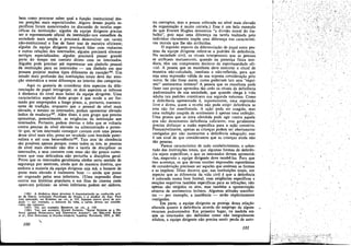 I
bem como procurar saber qual a funcáo institucional dessas posicóes mais especializadas. AIguns desses papéis específicos foram mencionados na discussáo de tarefas específicas da instituicáo: alguém da equipe dirigente. precisa
ser o representante oficial da instituicáo . nos conselhos da
sociedade mais ampla e precisará desenvolver um verniz
nao-institucional a fim de fazer isso de maneira eficiente'
alguém da equipe dirigente precisará Iidar com visitante~
e outras relacóes dos internados; alguém precisará oferecer
servicos especializados; alguém precisará passar grande
parte do tempo em contato direto com os internados.
AIguém pode precisar até representar um símbolo pessoal
da ínstituicáo para os internados - um slmbolo em que
possam projetar muitos tipos diferentes de emoliao186. Um
estudo mais profundo das ínstítuicóes totais deve dar aten¡;ao sistemática a essas diferenc;as no interior das categorías.
Aqui eu gostaria de considerar dais aspectos da diferenciacáo de papel intragrupo; os dais aspectos se referem
a dinámica do nível mais baixo da equipe dirigente. Urna
característica especial deste grupo é que tende a ser formado por empregados a longo prazo, e, portanto, transmissores de tradícáo, enquanto que
pessoal de nível mais
elevado, e rnesmo os internados, podem apresentar elevado
índice de mudanca'F. Além disso, é este grupo que precisa
apresentar, pessoalrnente, as exigencias da instituicáoiaos
internados. Portanto, podem desviar o ódio que se voltaria
contra pessoas de nivel elevado na administracáo e permi..
tir que, seum internado conseguir contato com urna pessoa
desse nível mais alto, possa ser recebido com bondade paternalista e até com benevolénciat'". Tais atas 'de clemencia
sao possíveis apenas porque, como todos os tios, as pessoas
de nível mais elevado nao tém a tarefa de disciplinar os
internados, e seus cantatas com estes sao tao pouco numerosos que essa delicadeza nao perturba a disciplina gera1.
Penso que os internados geralmente obtém certo sentido de
seguranca por sentirem, ainda que de maneira ilusória, que
embora a maioria da equipe dirigente seja má, o homem de
posta mais elevado é realmente bom - ainda que possa
ser enganado pelos seus inferiores. (Urna expressáo disso
acorre nas histórias populares e em fitas de cinema ande
aparecem policiais: os níveis inferiores podem ser, sádicos,

°

(186) A dinámica desse processo é esquematizada no conhecido artígo de FREUD, intitulado Psicologia do Grupo e a Análise do Ego. Para
urna aplica~¡¡o. ver ETZlONI, op. cit., p. 123. Existem outros etvos de proje~ao por exemplo, o mascote do time, e talvez devem ser considerados em conjunto.
(l87) Ver, por exempto, BELKNAP. op, cu., p. 110.
(l88) Ver, por exemplo, EUIOT JACQUES, "Social Systems as a Derence against Persecutory and Depresslve Anxiety", em MELANIE KLEIN
et al., New Direcüons in Psycho·Analysls, Londres.. Tavistock, 1955, p. 483.

100

I
,
[.
ou corruptos, mas a pessoa colocada no nível mais elevado
da organizacáo é muito correta.) Esse é um belo exemplo
do que Everett Hughes denomina "a divisáo moral do trabalho", pois aqui urna diferenc;a na tarefa realizada pelo
indivíduo claramente ímpóe urna diferenca nas características morais que lhe sao atribuídas.
o segundo aspecto da diferenciacáo de papel entre pessoas da equipe dirigente refere-se a padróes de deferencia.
Na sociedade civil, os rituais interpessoais que as pessoas
se atribuem mutuamente, quando na presenca física imediata, térn um componente decisivo de espontaneidade oficial. A pessoa que os manifesta deve executar o ritual de
maneira nao-calculada, ímediata e náo-refletida, para que
seja urna expressáo válida de sua suposta consideracáo pelo
outro. Se nao fosse assim, como poderiam tais atos "exprimir" sentimentos íntimos? A pessoa que os manifesta pode
fazer ísso porque aprendeu tao cedo os rituais de deferencia
padronizados de sua sociedade, que quando chega a vida
adulta tais padróes constituem sua segunda natureza. Como
a deferencia apresentada é, supostamente, urna expressáo
livre e direta, quem a recebe nao pode exigir deferencia se
esta nao for manifestada. A a~ao pode ser coagida, mas
urna exibicác coagida de sentimento apenas urna exibicáo.
Urna pcssoa que se sinta ofendida pode agir contra aqueJa
que nao demonstrou deferencia suficiente, mas geralmente
precisa disfarcar a razáo específica para a .a~ao corretiva.
Presumivelmente, apenas as criancas podem ser abertamente
castigadas por nao mostrarem a deferencia adequada; esse
é um sinal de que consideramos que as enancas ainda nao
sao pessoas,
Parece característico de todo estabelecimento, e sobretudo das instituicóes totais, que algumas formas de deferén.cia sejam específicas, e que os internados devam apresentá-las, enquanto a equipe dirigente deve recebe-las. Para que
isso acontece, os que devem receber expressóes espontáneas
de consíderacéo precisam ser aqueles que ensinam as formas
e as impóem. Disso decorre que, nas instituícóes totais, uro
aspecto que as diferencia da vida civil é que a deferencia
é colocada numa base formal, com exigencias específicas e
sancóes negativas também específicas para as ínfracóes; nao
apenas sao exigidos os atas, mas também a apresentacáo
externa de sentimentos íntimos. Algumas atitudes manifestas - por exernplo, a insolencia - seráo explicitamente
castigadas.
Em parte, a equipe dirigente se protege dessa relacéo
alterada quanto a deferencia através do ernprego de aIguns
recursos padronizados. Ero primeiro lugar, na medida em
que os internados sao definidos como nao integralmente
adultos, a equipe dirigente nao precisa sentir perda de autoé

101

..

I

 