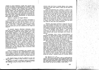 -respeito ao impor deferencia coagída. Em. ~egundo lug~r,
as vezes verificamos, principalmente entre militares, a nocao
de que é o uniforme, e náo o homem, que é saudado (de
forma que. O homern nao está exigindo deferencia pa.:a_si
mesmo) ; ligada a isso, encontramos a aocáo de que nao
interessa o que vocé sente, desde que vecé nao o demonstre", Em terceiro lugar, o nível ~ais baixo d~a. ~quiv: dirigente pode realizar a instrucáo, deixando os mveis mais elevados livres para receber pesscalmente as demonstracóes
náo-coagidas de deferencia.
Segundo a sugestáo de Gregory Bateson:

núsculas, todas com forma e conteúdo idéntico, com a mesma
dispcsicáo de cama, mesa, cadeira e toalha coro tres dobras em

cada cadeírawt.
Santa Clara determinou que a abadessa e a vigária se conformassem em todas as coisas a vida comum. Por isso, o que
dizer das outras? Ero seu século, as idéias de Santa Clara sobre
as prerrogativas de urna superiora eram inteiramente novas. Urna
abadessa de sua ordem nao tem corte e nem séquito. Nao usa
cruz no peito, mas apenas a mesma alianca (que custa dois
dólares e meio) como suas irmás. Nossa abadessa atualmente
resplandece com um grande remendo em toda a frente de seu
hábito. Aí foi colocado por suas máos, as mesmas que cortam
as macñs e delas tiram os bichos, as mesmas mños que fazem
urna toalha de mesa como urna profissionaltw.

Fundamentalmente a fun!;áo do membro intermediário é
instruir e disciplinar o' terceiro membro quanto as formas de
comportamento que deve adotar em seus contatos coro o primeiro. A babá ensina a'crianca como comportar-se com relacáo
aos pais, assim como o suboficial ensina e disciplina o praca
quanto a maneira pela qual deve comportar-se coro relacáo aos
oficiaisl89.

Portanto, para alguns conventos a nocáo de urna divisao equipe dirigente-internados nao é produtiva; aparentemente, encontramos, ao contrário, uro único grupo colegial,
internamente estratificado em funcéo de urna ordem de postos sutilmente graduados. Além disso, em outras ínstituicóes
totais - por exemplo, escolas internas - pode ser útil
acrescentar, aos estratos de professores e alu nos, um terceiro, formado pelo grupo encarregado dos servicos domésticos.
As instituicóes totais variam consideravelmente na
quantidade de diíerenciacáo de papéis encontrada na equipe
dirigente e no grupo dos internados, bem como na nitidez
da divisáo entre os dois estratos. Existem outras díferencas
importantes apenas mencionadas de passagem; urna delas
será agora considerada um pouco mais extensamente.
Os novatos entram nas instituicóes totais com diferentes
estados de animo. Num extremo, encontramos a entrada inteiramente involuntária dos que sao condenados a prisáo,
internados num hospital para doentes mentais ou incorporados a forca a tripulacáo de um navio. É talvez n~ssas condicóes que a versáo da administracáo quanto ao internado
ideal tenha menos possibilidade de ser aceita. ~o outro extremo, encontramos instituicñes religiosas que lidam apenas
com aqueles que se julgam chamados e, entre tals voluntários, escolhem apenas os que parecem mais adequados e
mais sérios em suas intencóes. (É possível que algumas
escolas de oficiáis e algumas escolas de instrucáo política

Já comentei algumas diferencas intragrupo. Assim
como nem a equipe dirigente e nem o grupo de internados
sao homogéneos, tarnbém urna di~isao simples entr; o grupo da equipe dirigente e o dos internados pod~ as vezes
esquecer fatos importantes. Em algux:s est~bele~lme?tos, o
hornem de conñanca ou falso chefe nao esta murto distante,
quanto a funcáo e prerrogativas, d~ nível mais bai:~.o da
equipe dirigente, isto é, os guardas; as ~ezes, J?a re,altdade,
o hornern 'de posto mais elevado no estrato mais baixo te~
mais poder e autoridade do que o ~omet.U de posto mais
baixo no estrato mais elevado 190. Alem dlSSO, alguns estabelecimentos obrigam todos os membros a participar de
alguma prívacáo básica, urna espécie de cerimóni~ de ~ifi­
culdades que poderia ser considerada (em seus efelt~s) 'y~n­
tamente com a festa anual de Natal e outras cenmomas
institucionais. Há bons exemplos disso na literatura sobre
os conventos de freiras:

Todos os membros da comunidade, coro a ínclusáo da Superiora Geral, se alojaram aquí, independentemente de id.a~e,
posto ou funcáo. Freiras do coro, artist.as, doutora.s em med.tc~a
e em humanidades, cozinheiras, javadeiras, sapateiras e~ as lrm~s
camponesas que trabalhavam na horta viviam nessas celulas rm(189)

•

~

BA'JESON, Gregory. Em ME"AD M. e

(191) HULME. op, etc.• p. 20.
. ~
(192) FRANCIS, op, cít., pp. 179-80. A regr a, na tradl~ao _anglo-amencana, de que os oficiais deve~ correr todos os risc?s que rmpcem a seos

.MÉ~ux. R. .(orgs.) The

Study 01 Culture at a Distance, Crlcago, Unlversity of Chlcago Press,
1953, p. 372.
~ d
1 d ..
tr
estre"
(190) Ver, por exemplo, a discussao o pape . e con am
em RICHARDSON. op. cit., pp. 15-18. O sargento do reglmentl? e do batalhao, comparado ao tenente do pelotñc, dá outro exemplo dlSS0.

J02

soldados e ínteressar-se pelo alimente e pela comcdídade de seus comandados antes de preocupar-se consigo meamos durante a batalha, .dá urna
sutil ~aria~ao dessas cerim3nias de "dureza"; ao. !Jl.ostrar maís mteresse
pelos seos soldados do que por SI mesmcs, os cñcíaís I?odem.. ao mesmo
tempo, reforcar seus taces com os soldados e manter dístánc¡a.

'"

J03

....

i'

I

~ ",""""",-~
',:'/'"

.~;¡¿

~.-,
It..t.......;..",........... :,::<' ",." ...........

r

·....;.

 