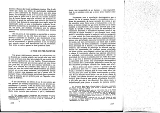 1
,
doentes crónicos sao locai; socialmente insanos. Mas é suficiente que mude sua esfera de participacáo sentimental
para a pior enfermaria do hospital, para que esta possa
passar, na focalizacáo social, a ser um local com uro mundo
social onde se pode viver e que tem um sentido continuo.
Isto de forma alguma nega que encontre, em qualquer enfermaria ou grupo de pacientes, urna minoria que continua
a parecer bem distante da capacidade para seguir regras de
organizacáo social, ou que o atendimento ordenado de expectativas normativas na sociedade de pacientes seja possível, em parte, por medidas estratégicas que de alguma
forma foram institucionalizadas nos hospitais para doentes
mentais.
De um ponto de vista popular ou naturalista, a carreira
do doente mental caí em tres fases principais: o período
anterior a admissáo no hospital, e que denominarei a fase
de pré-paciente; o período no hospital, aqui denominado
fase de internamento; o período posterior a alta no hospital
que, quando acorre, será denominado fase de ex-doente".
Este artigo se refere apenas as duas primeiras fases.
A FASE DE PItÉ.PACIENTE
Um grupo relativamente pequeno de pré-pacientes vai
ao hospital por vontade própria, seja porque tero urna idéia
de que será bom para eles, seja porque há um acordo corn
as pessoas significativas de sua familia. Presumivelmente,
tais novatos verificaram que estavam agindo de urna forma
que, para eles, era prava de que estavam "perdendo a cabeca" ou o controle de si mesmos. Esta visáo de si mesmo
parece ser urna das coisas mais amedrontadoras que podem
ocorrer ao eu ero nossa sociedade, principalmente porque
tende a ocorrer num momento ero que a pessoa está, de
qualquer forma, suficientemente perturbada para apresentar
o tipo de síntoma que ela própria pode ver. Segundo a descrícáo de Sullivan.

o que descobrimos no sistema do eu de urna pessoa que
está passando por mudauca esquizofrénica ou por processos esquizofrénicos é, portanto, e sem sua "forma mais simples, urna
perplexidade com grande conteúdo de medo, que consiste no
uso, bem generalizado e muito refinado, de processos de referencia, numa tentativa para enfrentar o que é, fundamental.
(5) Bssa imagem simples é complicada pela experiencia um pouco
especíñca de aproximadamente um terco de antigos pacientes _ isto é,
readmíssgc ao hospital, ande se encontraría a fase de "reíncídéncía" ou
"remrernamento"•

114

l·

mente, urna incapacidade de ser humano - urna impossibilidade de ser qualquer coisa que a pessoa possa respeitar como
valiosas,

Juntamente coro a reavaliacáo desintegradora que a
pessoa faz de si mesma, haverá a circunstancia nova, e
quase tao penetrante, de tentar esconder dos ?utros o que
ela considera como fatos noves e fundamentáis a seu respeito, ao mesmo tempo em que tenta descobrir se os outros
também os descobrlram". Aqui desejo acentuar que a percepcáo de "pe~der a cabe¡;~" se bas~ia em estereotipos c~l.
turalmente derivados e socialmente ímpostos, quanto a stgníficacáo de alguns sintomas - por exernp!o, ouvir vo~es,
perder a oríentacéo espacial e temporal, senttr-se. perseguido
- e que muitosdos mals esp~ta~u!ares e 7on:,m~entes de
tais sintomas em alguns casos slgnificam, psiquiatricamente,
apenas urna perturbacáo emocional temporária ero situacáo
de tensáo por rnais aterrorizantes que sejam para a pessoa
nesse mo:Oento. De forma semelhante, a angústia resultante
dessa percepcáo de si mesmo, e as estratégias usadas para
reduzi-la, nao resultam de psicologia do anormal, ~a~ poderiam ser apresestadas por qualquer pessoa socializada
em nossa cultura e que chegasse a pensar que está perdendo
a cabeca, É interessante ?bservar que algumas s,ubculturas
na sociedade ncrte-amerrcana aparentemente diferem na
quantidade de fantasía e estímulo par~ tais visóes de si. m:s:
mo, o que leva a diferentes proporcoes ~e aut~-avalia¡;ao,
a capacidade para aceitar essa inte:pr~!a~ao desintegradora
de si mesmo sem a intervencáo psiquiátrica parec~ ser um
dos discutíveis privilégios culturais das classes mais altas",
Para a pessoa que passa a ver-se - qualquer que ~j.a
a justificativa para isso - como mentalmente d"es.eqUlltbrada, a entrada no hospital pode as vezes trazer alivie, talvez em parte por causa da súbita transforrnacáo n.a estrutura de sua situacáo social básica: ero vez de ser, díante de
si mesma urna pessoa discutível que tenta manter uro papel
integral, pode tornar-se urna pessoa oficialmente discutível,
e que sabe que nao é tao discutível. Em ou~ros casos, a
hospitalizacáo pode píorar a situacác do paciente confor(6) SULUVAN, Harry Stack. Clinical $tudies in Psychiatry, organizado
por HELEN SWICK PERRY, MARY LADD GAWEL e MARTHA GIBBON, New
York, Ncrton, 1956, pp. 184-185.
d
oa
(7) Esta experléncla moral pode ser contrastada corn ~ a pess
que aprende a ser viciada ero maconha, e que, ao descobrir qu~. pode
star "alta" e continuar a "atuar" eficientemente. sem ser ídenríñcada,
~parentemente é levada ao novo nívet de uso. Ver HOWARD S. BECKER:
Marihuana Use and Social Control, Social Problems, IJI (1955), pp. 35-44,
ver principalmente pp. 40-41.
.
T b 1 6
de
(8) Ver HOLLJNGSHEAD e REDLICH, op. CIt., p. 1..87, a e a ,on
se apresenta a relativa freqtlencia de auto-apresenta!rao, de acorde coro
agrupamentos de classe social.

115

I

 