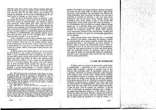 definida como dever moral, pode aliviar a pessoa mais próxima de parte da culpa que pode sentirw. :É um fato doloroso que um filha ou um filho adulto seja colocado na
posicáo de mediador, de forma que a hostilidade que se voltaria contra o cónjuge, se volta contra o filhote.
Urna vez que o pré-paciente esteja no hospital, a mesma funcáo de suportar a culpa pode tornar-se parte significativa do servíco da administracáo com relacño a pessoa
mais próximas". Essas razóes para sentir que nao traiu o
paciente, embora este possa pensar isso, podem depois dar
a pessoa mais próxima urna estratégia defensiva quando visitar o paciente no hospital, e urna base para ter a esperance
de que a relacáo possa ser restabelecida depois da moratória
do hospital. E, evidentemente, essa posícáo, quando percebida pelo paciente, pode dar-lhe desculpas para a pessoa
mais próxima, quando e se as procurar'".
Assim, enquanto a pcssoa maís próxima pode realizar
funcóes importantes para os mediadores e os administradores do hospital, estes, por sua vez, podem realizar importantes funcóes para ela. Portanto, multas vezes encontramos
o apare cimento de urna troca ou recíprocidade nao-intencionais de funcóes, embora estas sejam Ireqüentemente nao-intencionais.

O último aspecto que desejo salientar na carreira moral
do pré-pacíente é seu caráter peculiarmente retrospectivo.
Dado o papel determinante das contingencias de carreira,
até que urna pessoa chegue efetivamente ao hospital, usualmente nao existe urna forma de saber com scgutanca que
esteja destinada a fazé-lo. E até o momento de hospitaliza!;ao, ela e os outros podem nao pensar neIa como pessoa
que se está tornando doente mental. No entanto, a partir
do momento em que, contra sua vontade, seja colocada no
hospital, a pessoa mais próxima e a equipe dirigente do
hospital precísaráo de urna justificativa para os rigores que
(23) Esta funcao de culpa é encontrada, evidentemente, em cutres
complexos de papel. Quando um casal de ctasse média corneca o processc
de separacáo legal ou dlvórc¡o, usualmente os advogados de cada um
usualmente pensam que seu trabalho consiste em dar a seu cl'ente o
conhecímento de todas as rectamacses e dlreltos, levando-o a solicilá-los,
apesar da delicadeza de sentimentos a respeíto dos direítcs e da honradez
do ex-cónjuge. Com toda boa fé, o cliente pode entño dizer a si mesmo
e ao ex-cóniuge que as exigencias sao feitas apenas porque o advogado
insiste em que
melhor fazé-las.
(24) Registrados nos casos de Clausen.
(25) Esse aspecto é indicado por CUMMING e CUMMING, op, c.t.,
é

p. 129.

(26) Aqui, existe um interessante contraste com a carretra moral do
paciente tuberculoso. Segundo me dísse Julius Roth, os pacientes de tubercutose geralmente prccuram voluntariamente o hospital, concordando com
a pessoa mais próxima quanto a necessídade de tratamento. Mais tarde,
em sua carreíra de hospital, quando ñcam sabendo quanto tempo precrsam
ficar e até que ponto sao lim'tadcras e írracíonaís algumas regras do
hospital, podem tentar setr, ser aconselhados a nao fazer teso pelos parentes e pela admlnlstr a-jío, e só entsc comecam a se sentir traídos.

124

ímpóem, Os médicos da equipe dirigente também precisarán

de provas de que ainda estáo no ofício para o qual foram
instruidos. Tais problemas sao facilitados, sem dúvida nao
intencionalmente, pela construcáo de história de caso que é
atribuída ao passado do paciente, o que tem como efeito
demonstrar que de há muito estava ficando doente, que
finalmente ficou muito doente, e que, se nao tivesse sido
hospitalizado, coisas muito píores lhe teriam acontecido e, evidentemente, tudo isso pode ser verdade, Diga-se de passagem que, se o paciente deseja dar sentido a sua estada
no hospital, e, como já foi sugerido, deseja manter a possibilidade de novamente pensar na pessoa mais próxima
como urna pessoa decente e bem intencionada, também terá
razóes para acreditar em parte da rcconstrucáo psiquiátrica
de seu passado.
Aqui está uro ponto muito delicado para a sociología
das carreiras. Um aspecto importante de qualquer carreira
é a interpretacáo que a pessoa constrói quando olha. retrospectivamente para o seu progresso; em certo sentido, no
entanto, toda a carreira do pré-paciente decorre dessa reconstrucáo. O fato de ter tido urna carreira de pré-pa~iente,
a partir de uma queixa eficiente, se torna urna parte Importante da orientacáo mental do paciente, mas o fato de
esse papel só poder ser representado depois da hospitalizac;ao prava que o que estava tendo, mas já nao tem, era urna
carreira como pré-paciente.
A FASE DE INTERNADO
O último passo na carrelra do pré-paciente pode incluir
a compreensáo - justificada ou nao - de que foi abandonado pela sociedade e perdeu as relacóes com os que
estavam mais próximos dele. É interessante observar q~~
o paciente, sobretudo na primeira admissáo, pod~ consegurr
evitar chegar a esse "firn de linha", embora esteja coloc~do
cm enfermaria fechada de hospital. Ao entrar no hospital,
pode sentir uro desejo muito grande de nao ser conhecido
como pessoa que poderia ser reduzida as condicóes daqueIe
momento, ou pessoa que se comportou tal como o fez antes
do internamento. Conseqüentemente, pode evitar falar com
quem quer que seja, pode ficar sozinho sempre que puder,
e pode até ficar "fora de contato," ou ".:naníaco", a ~im de
evitar a ratíñcacáo de qualquer ínteracao que o obrigue a
uro papel delicadamente recíproco, e lhe mostre. o qp.~ se
tornou aos olhos dos outros. Quando a pessoa mars proxirna
faz um esforco para visítá-lo, pode. se~ rejeitada ~lo mutismo, ou pela recusa do paciente a Ir a sala de VISItas, - e

125

/'

 