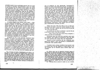 pretacóes quanto a sua eonstitui!Jao pessoal, deve ser capaz
de mostrar ao paciente, minuciosamente, como sua versáo
de seu passado e de seu caráter é muito melhor que aquela
que apresentass. Para que o grupo psiquiátrico e o encarregado da custódia c?ns!?aJ?1 fazer com que coopere nos
vanos tratamentos psiquíatncos, pode ser útil desmentir a
interpretaeg., que o paciente tem de suas íntencóes, e fazer
com que avahe~ que sabem o que estáo fazendo, e que estáo
fazendo o que e melh<;>r para ele. Em resumo, as dificuldades
cau~adas por uro paciente estáo estreitamente ligadas a sua
vers~o do que esta acontecendo com ele, e para que seja
possível obter cooperacáo, pode ser útil desmentir sua versáo, o .paciente precisa "compreender",.ou fingir compreender, a mterpreta9ao que o hospital dá dele.
A equipe dirigente tem também meios ideais _ além
do :feito especular do ambiente - para negar as racionalizacoes do paciente. A atual doutrina psiquiátrica define a
doenca mental cof?o algo que pode ter suas raízes nos primetros anos de vida do paciente, mostrar sinais durante
toda a sua vida, e invadir quase todos os setores de sua
atividade atual, Portanto, nao é preciso definir qualquer
~g:nento de seu passado ou de seu presente, além da jurisdl~ao e do mandato .da avaliacáo psiquiátrica. Os hospitais
para doentes mentáis burocraticamente institucionalizam
esse mandato extremamente amplo ao formalmente basear
seu tratamento do paciente ern seu diagnóstico e, por ísso
na interpreta~ao psiquiátrica de seu passado.
'
J. história do caso é urna expressao importante desse
mandato. O dossier aparentemente nao é usado regularmente,. no entanto, para registrar as oportunidades ern que
o ~aCIente mostrou capacidade para enfrentar honrosa e
efetivamente situacóes difíceis de vida. Nem o registro de
ca~o é usualmente utilizado para registrar urna média grosselra~ ou amostragem ~e seu passado. Uro dos seus objetivos e ~ostrar as ma~eIras pelas quais se revela a "doenca"
do paciente e as razoes pelas quais era correto interná-Io e
continua a ser correto manté-lo internado: isso é feito ao
tirar, de toda a sua vida, Urna lista dos incidentes que tive. (34)

O processo. de examinar psiquiatricamente urna pessoa e de-

~OIS, alterar ou ~e~uzlr seu s~atlfS em ccnsecüsncía drsso,
conhecid~ na
lmguagem de prrsoes e hospítais como bugging [deixar maluco], sUPOné

do-se que urna v~z que voce c.h.ame a atenl;ao dos aplicadores de teste,
vocs será eutcmaticamente crassrñcedo como maluco ou ficará maluco por
cau~a do. pr?ce~o d,! ser examinado. Por Issc, as vezes se pensa que a
equipe psiquiátrtcg nao descobre se vece está doente ou nao mas faz com
que .v.oce fiq~e doente; "Don't bug me, man" {nao me deixe' maluco] pode
Significar: na? me atormente até o ponto em que eu fique perturbado.
Sheldon ~essmge~ me sugenu que e~e sentido de bugging está ligado a
outro sentido da Iinguagem COlOqUIal, rstc é, colocar um microfone secreto
numa sala, corn a intenl;ao de conseguir informal;ao que desmoralize a

seesce.

132

raro Oll poderiam ter tido significacáo "sintomática'v",
Podem ser citadas infelicidades de seus pais ou írmáos que
podem sugerir urna "tara" de familia, Sao registrados atos
iniciais ero que o paciente parece ter mostrado mau julgamento ou perturbacáo emocional. Sao descritas oportunidades em que agiu de urna forma que o Ieigo consideraría
imoral, sexualmente pervertida, com vontade fraca, infantil, indelicada, impulsiva ou "louca". Os seus últimos erros
que alguém considerou como a última gota, como a causa
para acáo imediata, tendem a ser descritos minuciosamente.
Além disso, o registro descreve o estado ern que chega ao
hospital - e esse nao é provavelmente um momento de
tranqüilidade e facilidade para ele. O registro pode também
descrever a tática que utilizou para responder a perguntas
perturbadoras, mostrando-o como alguém que faz afirma~óes evidentemente contrárias aos fatos:
Afirma. viver com a filha mais velha ou com as irmás apenas quando está doente e precisa de cuidados especiais; no resto
do tempo, vive com o marido; este, por sua vez, diz que nao
vive coro ela há doze anos.
Ao contrário do que dizem os auxiliares, o paciente diz que
já nao bate no chao e nem grita de manhá.
. .. oculta o fato de que seus ovários foram extirpados, e
afirma que ainda tero menstruacáo.
Inicialmente negou que tivesse tido experiencia sexual antes
do casamento, mas, quando lhe perguntaram sobre Jim, disse
que tinha esquecido tuda, porque tinha sido desagradévelts.
Quando os fatos contráríos nao sao conhecidos pela
.pessoa que registra o caso, sua presenca é cuidadosamente
considerada como questáo aberta:
A paciente negou qualquer experiencia heterossexual; nem
foi possível faz.er com que admitisse ter estado grávida ou ter
tido qualquer tipo de liberdade sexual; também negou masturbacáo.
(35) Embora muitos tipos de organi.zal;ao mantenham registros do
seus membros, em quase todas elas alguns atributos socialmente significativos só podem ser incluidos indiretamente, pois sao oficialmente sem importancia. No entanto, como os hospitais psiquiátricos tSm um direito
legitimo de lidar ccm a pessoa "global", nao precisam reconhecer limites
oficiais para o que consideram importante, o que é urna liberdade sociológica ínteressaate. :a um estranho fato histórico que pessoas preocupadas
em conquistar liberdades cívís em entras áreas da vida tenham tendencia
a dar ao psiquiatra um poder discricionário e completo ~m sua .rel<l!rao
com o paciente. Aparentemente, pensa-se que, quanto maior o poder de
terapeutas e pessoal com qualifical;ao médica. melhor o atendímenta dos
interesses dos pacientes. Segundo sesee saber, estés nio foram interrogados a resreíeo.
(36) Transcril;ao literal de material de registro de caso de hospital.

133

I

 