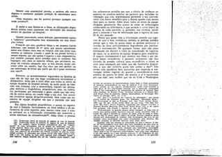 Mesmo com consideráveI pressáo, a paciente nao estava
disposta a apresentar qualquer projecáo de mecanismos paranóides.
Nesse momento, nao foi possível .provocar qualquer COnteúdo pslcóticoer. .
E embo-a sem limitar-se a fatos, as afirmacóes degradantes muitas vezes aparecem nas descricóes das maneiras
sociais do paciente no hospital:
Quando entrevistado, estava delicado, aparentemente seguro,
e "salpicava" generalizacóes bem apresenradas em suas descri!roes verbais.
Protegido por urna aparencia limpa e um pequeno bígode
hitleriano, esse homem de 45 anos, que passou aproximadamente seus últimos cinco anos no hospital, está com ótimo ajus,
tamento ao ambiente, vivendo o papel de um grande farrista e
sempre elegante, que nao apenas é superior a seus companheiros,
mas também consegue muito prestigio junto as mullieres. Sua
linguagem está cheia de palavras difíceis, que geralmente emprega em contexto adequado, mas, se fala durante tempo suficiente sobre um assunto, lego fica claro que está perdido em
sua verborragia, de forma que aquilo que diz é quase totalmente
sem valoree.

Portanto, os acontecimentos registrados na história de
caso sao do tipo que um leigo consideraria escandaloso e
difamatório. Acho que é justo dizer que todos os níveis da
equipe dirigente. do hospital deixam, de modo geral, de Iidar
com esse material com a neutralidade suposta em afirmacóes médicas e diagnósticos psiquiátricos, mas ao contrário, participarn, por entonacáo e gesto, ainda que nao atraves de outros meíos, da reacáo leiga a tais atos. Isso acorre
cm encontros equipe dirigente-paciente, bem como em encontros da equipe dirigente em que o paciente náo está
presente.
. Em alguns hospitais psiquiátricos, o acesso ao registro
de caso é limitado.. tecnicamente, ao nível médico e de enfermeiras de nivelsuperior, mas, mesmo nesse caso o acesso informal ou a 'inforrnacáo transmitida sao acessiveis a
níveis inferiores da adminístracáow, Além disso,
pessoal

°

(37) Transcr~~~ Hteral de mater!al de registro de caso de hospital.
(38) Transct¡~ao literal de matenal de registro de caso de hospital.
(39) No entente, alguns hospitajs psiquiátricos tém um "registro
ql:ente" de ~asos seleclonados que s6 podem ser verificados com perm ssáo especial. Entre eles, pode haver registros de pacientes que trabalham ccmo m~nsageafQS de escrit6rios de administra¡;:ao, e que poderiam
o!har seus f;glStrOS; ,de internados que tinham posi~Oes de elite na comu,
n!dade próxima; de Internados que po_dem moyer a~áo legal contra o nospItal e por ISSO podem ter urna razao espeCIal para conseguir acesso a
seus registros. Alguns hospitais tero ató um "registro muito quente", COIto

134

das cnfermarias acredita que tero o direito de conhecer os
aspectos da conduta anterior do paciente que, incluídos na
reputacáo que cria, supostamente permitcm o seu controle,
tanto coro maior benefício para o doente quanto com menos
risco para os outros. Além disso, todos os níveis da equipe
dirigente geralmente tém acesso as notas de enferrnagem
conservadas na enfermaria, e que anotarn o curso diário da
doenca de cada paciente, e, portanto, sua conduta, dando
para o presente o tillo de ínformacáo que o registro de caso
dá de seu passado.
Penso que quase toda a informacáo reunida nos registros de caso é bem verdadeira, embora se pudesse também
pensar que a vida de quase todas as pessoas permitiria a
reuniáo de fatos suficientemente degradantes que justificariarn o internamcnto. De qualquer forma, aqui nao estou
interessado em discutir o valor da manutencáo de registros
de casos, ou Os motivos da equipe dirigente para mante-los.
O aspecto fundamental é que, embora tais fatos a seu respeito sejarn vcrdadciros, o paciente certarncnte nao fica
aliviado da pressáo cultural para esconde-los, e talvez se
sinta mais ameacado por saber que sao facilmente disponiveis, e que nao controla quern tero acesso a cles-". Um
jovem com aparencia bem masculina que responde a, convocacáo militar fugindo do quartel e esconden do-se num
armário de quarto de hotel, em pranto, e aí é encontrado
por sua máe; urna mulher que vai de Utah a Washington
servado no esctitór¡o do superintendente. Além disso, o título profisstonal
do paciente, principalmente no Caso de médicos, é as vczcs intencionalmente omitido de scu registro. Evidentemente, todas essas excecoes a
regr a gerat de dar ínrcrmecses mostram que a institu:~ao ccmpreende
algumas das conseqiiéncias da manutencáo de registros de hospital. Para
outro exemp!o, ver H,ROLD TAXEL, Anthoríry Structure in a Mental Hospital Ward (Tese de mestrado, inédita, Departamento de Soclologia, Unjo
versity of Chicago, 1953), pp. 11-12.
(40) Este é o problema de "controle de ínformaeác", que muitoa
grupos sofrem em diferentes graus. Ver GOFFMAN, "Discrepant Roles",
The Presentatíon oí Selj in Every day Lije. New York, Anchor Books
1959, cap. IV, pp- 141-66. JAMES PECK, ern seu canto "The Ship that
Never Hit Port", Prison Eüquetre, organizado por HOLLEY CANTlNE e
DACHINE RAINER, Bear svillc, New York, Retort Press, 1950. p. 66, sugere
esse problema com re1a~ao a registros de caso em prisóes.
"Evidentemente, os guardas sempre levam vantagem a? lidar com .os
presos. pois sempre podem mareé-ros para um castigo ínevitável, Toda, 11)fra¡;:ao das regras é anotada no registro do preso, onde há todas. as mm?-.
cías da vida do preso, antes e depois da prísác. Existem releaórios gerars
escritos pelo encarregado do trabalho, pelo encarregado das cejas ou por
qualquer outro encarregado que tcnha surpreendldo urna conversa. Sao
também incluidas as historias descritas pelos dedos duros.
Qualquer carta que ínteresse as autoridades va¡ para o registro. O censor da correspondencia pode Iazer uma cópia fotostática de Urna carta do
preso, ou apenas copiar trecho dela, Ou pode entreg~ a .carta para um
guarda. Muitas vezes, uro preso chamada pelo funclOnáno encarregada
da Iiberdade cond'cíonal é colocado diante de algo que escreveu murto
tempc antes e que já esquecera completamente. Isso podia fazer referencia
a sua vida pessoal ou a suas opinfSes. polfticas - um fragmento de peno
samento que, segundo as autoridades, podia ser perigoso e foi guardado
para ocasi6es posteriores."

135

"

¡:

 