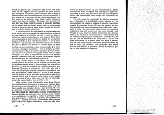 mercé de pessoas que comumente nao teriam esse poder
sobre ele, e a respeito das quais poderia ter causa anterior
para amargura. No entanto, para conseguir sair do hospital
pode esconder seu descontentamento com essa disposicáo e,
pelo menos até o momento em que esteja seguramente livre
dos registros do hospital, pode fingir aceitar voluntariamente esse tipo de custódia. Portanto, esses processos de
alta dáo urna li~ao implícita quanto a aceitacáo manifesta
de um papel, sern, ao mesmo tempo, exigir a sua aceitacáo
íntima, e parecem separar ainda rnais a pessoa dos mundos
que os outros aceitam seriamente.
A carreira moral de urna pessoa de determinada categoría social inclui urna seqiiéncia padronizada de mudancas
em sua maneira de conceber os eus - entre os quais 'Se
coloca, de maneira importante, o seu próprio. Essas linhas
serni-esquecidas de desenvolvimento podem ser acompanhadas pelo estudo de suas experiencias morais - isto é, acontecimentos que marcam um momento decisivo na maneira
pela qual a pessoa ve o mundo - embora possa ser difícil
verificar as particularidades dessa interpretacáo, E é pdssfvel notar estratégias manifestas - isto é, posícóes que efetivamente assume diante dos outros, qualquer que seja a natureza oculta e variável de sua ligacáo íntima coro tais apresentacóes, Ao notar as experiencias rnorais e as posicóes
pessoais, podemos obter um tracado relativamente objetivo
de assuntos que sao relativamente subjetivos.
Cada carreira moral, e, atrás desta, cada eu, se desenvolvem .dentro dos limites de um sistema institucional, seja
um estábelecimento social - por exemplo, um hospital psiquiátrico - seja um complexo de relacóes pessoais e profissionais. Portanto, o eu pode ser visto como algo que se
insere nas dísposícóes que um sistema social estabelece para
seus participantes. Neste sentido, o eu nao é urna propriedarle da pessoa a que é atribuído, mas reside no padráo de
controle social que é exercido pela pessoa e .por aqueles
que a cercam. Pode-se dizer que esse tipo de disposicáo
social nao apenas apóia, mas constitui o eu.
Neste artigo, foram consideradas duas dessas disposi~óes institucicnais, indicando-se o que acorre a pessoa quando tais regras se enfraquecem. A primeira refere-se a lealdalle sentida com relacáo a pessoa mais próxima. O eu do
pré-paciente é descrito como urna funcáo da maneira pela
qual tres papéis sao relacionados, subindo e declinando nos
tipos de Iigacáo que ocorrem entre a pessoa mais próxima
e os mediadores. A segunda se refere a protecác exigida
pela pessoa para a versáo de si mesma que apresenta aos
outros, e a maneira pela qual o afastamento dessa protecáo
pode formar uro aspecto sistemático, ainda que nao inten-

142

'1

cional, do, funcionamento de um estabelecimento. Desejo
acentuar que esses sao apenas dais dos tipos de regras institucionais a partir das quais 'Surge um eu do participante;
outras, nao consideradas neste artigo, sao igualmente importantes.
No ciclo usual de socializacáo de adultos, esperamos
que a alienacáo e a mortificacáo sejam seguidas por um
novo conjunto de crencas a respeito do mundo e urna nova
maneira de conceber os eus. No caso do paciente de hospital psiquiátrico. esse renascimento ocorre as vezes, e apresenta a forma de urna crenca muito forte na perspectiva
psiquiátrica, ou, pelo menos por uro curto período, urna
devocáo a causa social de melhor trataménto para doentes
mentais. No entanto, a carreira moral do doente mental tem
uro interesse singular; pode exemplificar a possibilidade de
que, ao tirar as vestimentas do antigo eu - ou ter suas
vestes arrancadas - a pessoa possa náo sentir a necessidade de urna nova roupa e urna nova audiencia diante da
qual se vista. Ao contrério, pode aprender, pelo menos
durante certo tempo, a apresentar, diante de todos os gro.
pos, as artes amarais do despudor.

,:

143

.

 