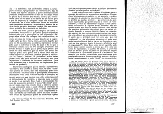 das - se transforma num colaborador; torna-se o participante "norma!", "programado" ou "interiorlzado". Ele dá
e recebe, com espírito adequado, o que foi sistematicamente
planejado, independentemente do fato de isto exigir muito
ou poueo de si mesmo, Ero' resumo, verifica que, oficialmente. deve ser nao mais e nao menos do que aquilo para
o qua! foi preparado, e é obrigado a viver num mundo que,
na realidade, lhe é afirn, Nesse caso, falarei do indivíduo
coro ajustamentos primários a organizacáo, e deixarei de Iado o fato de que seria igualmente razoável falar num ajustamento primário da organizacáo ao indivíduo.
Criei esse termo grosseiro para chegar a um outro ajustamentos secundáríos - que define 'qualquer disposicáo
habitual pelo qual o participante de urna organizacáo emprega meios ilícitos, ou consegue fins nao-autorizados, ou
ambas as coisas, de forma a escapar daquilo que a organizacáo supóe que deve fazer e obter e, portanto, daquilo que
deve ser. Os ajustamentos secundários representam formas
pelas quais o individue se isola do papel e do eu que a
instituicáo admite para ele, Por exemplo, atualmente nos
Estados Unidos se supóe que os presos sejam pessoas que
devem ter urna biblioteca. pois as mentes dos presos sao
algo que pode e deve ganhar com a leitura. Dada essa atividade legítima da biblioteca, podemos predizer a verifica¡;aO de Donald Clemmer: os prisioneiros muitas vezes
pedem Iivros, nao para rnelhorar sua -educecéo, mas para
impressionar a cornissáo de livramento condicional, para
criar problemas para o bibliotecário, ou simplesmente para
receber uro presente-s.
.
Há termos sociológicos que se referem a ajustamentos
secundátios, mas também a outras coisas. O termo "informal" poderia ser usado, mas urna orgaaizacáo pode criar
uro momento e uro local onde os participantes podem estar
oficialmente livres, criar e utilizar recursos de distracáo, ao
mesmo tempo em que exercein um estilo comportamental
de informalidade de vestiários: o intervalo entre as aulas
de escala é um exemplo disso, Aqui, a informalidade faz
parte do ajustamento primário. O termo "nao-oficia]" poderia ser usado, mas este conceito tende a referir-se apenas
ao que comumente seria a parte oficial de atividade na
organizacño, e de qualquer modo o termo "nao-oficial"
pode ser adequadamente aplicado a essas compreensóes tá~
citas e atividades nao-codificadas através das quais os objetivos oficiais da organízacáo podem ser estimulados e pelas
(24) CLEMMER, DonaId. The Prison Community. Reimprcssio, New
York, Rínehart, 1958, p. 232.

160

quais os participantes podem chegar a qualquer ajustamento
primário que seja possível na sítuacao'".
Agora, desejo mencionar algumas dificuldades para o
emprego do conceito de ajustamentos secundários. Existern
alguns ajustamentos secundários - por exemplo, a prática
do operário de atender as necessidades da família quanto
ao produto que ajuda a produzir - que se tornam tao aceitos na organizacáo, que podem adquirir o caráter de "emolumentos", e nao sao abertarnente exigidos e nem abertamente discutidos'", E algumas dessas atividades nao sao
apenas aquelas que logo se tornam legítimas. mas aquelas
que precisam permanecer náo-oñciais para que sejarn eficientes. Segundo o mostrou Melville Dalton, as capacidades especiaís de um participante podem precisar ser apoiadas com premios que ninguém mais de sua categoría recebe.
E aquilo que o protegido pode ver como algo que está
"subtraindo" - um ajustamento secundário - pode estar
sendo intencionalmente dado a ele por um funcionário rigeroso que tero apenas o desejo de manter a eficiencia geral
da organizacáo". Além disso, como já foi sugerido, pode
haver pouco acordo quanto a pessoa que deve falar em
nome da organizacáo, e, quando há acordo, o porta-voz
pode ter dúvidas quanto ao ponto em que deve ser tracado
o limite entre o ajustamento primário e o secundário. Por
exemplo, em rnuitas universidades norte-americanas seria
considerado um erro de ínterpretacáo da natureza do aluno
limitar excessivamente a parte "social" ou extracurricular
(25) No estudo clássíco de Hawthorne sobre grupos ínformais e
extre-cñcíaís de trabalho, a principal funcáo da solidariedade dos operáríos parecía ser contrariar a interpretaeáo que a adrninlstr acáo tinha do
que os operários deviam ser e fazer ; nesse caso, os aiustamcntos secundárics e informáis deveriam referir-se a mesma cerea. No entanto, estucos
posteriores mostraram que as "igrejinhas" informais de trabalho podem
manter atívídades perfeitamente compatíveís com o papel estabelecido pela
administra~ao para os operários, e até apoiá-los. Ver EOWARO GROSS,
Characteristies of Cliques in Office Organizations, Research Studíes, State
College of Washington, XIX (1951), principalmente p. 135; Sorne Punctlonal Consequences oí Primary Controls in Formal work Organizations,
American Socíalogicai Review, XVIII (1953), pp. 368-73. Evidentemente,
urna escolha de r acionalidade "substantiva". e nao "formal" - a busca
seletiva de alguna objetivos oñcí aís diante de cutres objetivos oficiáis
conñnívos pode ser apresentada pela administracáo, bem corno por
subordinados. Ver, por exemplo, CHARLES PAGE, Bureaucracy's Otber Pace,
Social Forces, XXV (1946), pp. 88-94; A. G. FRA.NK, Goal Ambiguity
and Conñicting Standards: An Approach to the Study of Organization.
Human Organíration, XVII (1959). pp. 8-13. Ver também o notável estudo de MELVILLE DALTON, Men Who Manage, New York, Wiley, 1959,
por exemplo, a p. 222:
" ... a ar;ao informal pode atuar na dire~a.o dos ñns: mudar e conservar 1. organizar;áo, proteger indivíduos rrecoe, castigar os que erram,
premiar cutres, escolher novos funcionários, manter a dignidade da a~ao
formal, bem como, evidentemente, realizar Iutac pelo poder e trabalhar
para objetivos que seríamos levados a condenar".
(26) Ver, por exemplo, a d'scusséo de PAUL Jaeces. Pottering about
with the Fifth Arnendment, The Reporter, 12 de julho de 1956.
(27) DALON, op. cit., principalmente o cap. VII, "The Interlocking
01 Offieial and Unofficial Reward", Dalton sustenta (PP. 198-99) que,
na indústria, e eorrespondente a grande amplitude de prémlos nao-ofieiais,

161

 