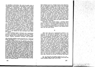 da experiencia universitária. Isso está de acordo com as
interpretaeóes atuais quanto a necessidade de ter estudantes
"integráis" ou "harmoníosos", No entanto, existe menos
acordo quanto a ~aneira de dividir o tempo entre trabalho
escolar e extracurricular. De forma semelhante é compreensível e aceito que muitas estudantes encontrem seus futuros, maridos na un~versidade e que, urna vez casadas, achem
mais adequado sair da escola do que continuar a estudar
para obter um diploma. No entamo, os diretores das escolas mostram diferentes graus de preocupacáo quando urna
estudante muda todo ano seus estudos principais, a fim de
estar perto de alunos que freqüentam determinados cursos.
I?e forma sernelhante, oS' gerentes de um escritório comer..
c~al podem achar permissível que funcionários e funcionánas se escolhaI? mut~amente para relacóes pessoais _
desde que, co~ IS.SO, nao se perca muito tempo de trabalho
- e de maneira Igualmente clara condenar os principantes
que permanecem no emprego 'apenas o ternpo suficiente
para verificar ~s l,ossibilidades' de namoro, antes de passar
p,ara outro escnt,ono e novo ambiente. No entanto, a gerencia pode ter muíto menos certeza quanto ao ponto em que
de~e ~er estabelecida a fronteira que separa o uso legítimo
e Incidental de ~m ~e~tabeleciroento como urna vantagem
pessoal, e o uso ilegítimo de urna instítuicáo como vantagem pessoal.
. ?~tro problema lígado a dístíncáo entre ajustamentos
p':lma.:lOs e secundarios e que ~s.s~s duas formas de adapta~ao nao esgotam todas a~ posslbl~ldades; para' chegar a urna
rmagem completa, precisamos íntroduzir outra possíbítí-

~~~~au~o~~a~~~c~p~t.u~e :e

funcione adequada~ente~Iglr

servícos extra-oficiais que o execunv¿ de
e seus empregados para que a organiza!ráo

':~f1}b.?ra o prémío informal seje dado, idealmente. para esforl;l) e
contri UI~oeS que estejam a1ém do que. é esperado de determinado Posta
é }ambé,m dado C?f1} murtos outros objetivos, freqüentemente inesperado~
e. or~a mente pr?lbl~OS, embora necessários para a manutenlrao da or a~~alrao leda reallZalrao de se~s objetivos. Por exemplo, podem ser da90s
r em u3~ ~e urna promocae ?U de aumento de salário que nao pode
se con~e 1 o, 2) como um premie por fazer coísas necessárias mas desegradávelS ou de pouco prestigio; 3) como forma de "apazjgua~" para squecer derrotas em disputas de programa ou de posilráo' 4) como
preco para acomodar um colega enraivecido OU, na realid~de. para fazer
um acorde com cutre departamento; S) como condi!rio prévía para pes~~as-~~ave Jm~ grupos de equipe dirigente ou de escritório, a fim de
1 P;C. Ir re ucac de trabalho e aumentar a atenlráo durante períodos
declstvos; 6) como complemento direto a um salário baixo mas que é o
máximo que pode ser pa.go; 7) para compreensán e auxfli~ na opera!rao
bem. ;o.mo a defeaa de. sistema extra-cflcisj de incentivo; 8) para grandeS
s~cnflclos ~~OaIs. EVldC!1te~:nte, existem apoios rnais sut-a que podem
nao ser exphcltados mas mnnnvamente reconhecidos e sempre que possível, recompensados. Entre estes últimos, devem ser lenlbrados: capacidade
para manter o moral no grupo cu no departamento· habilidade para escoIher e c?nservar bons subordinados; compreensIo tácita habitual do que
os s.upenores e colegas e~P~am, rnas que em alguns podem nIo desejar
explicitar, mesmo extra-<lfIClalmente; habilidade para defender as aparaneras de supenores ~ _manter a dignidade da organiza!rio quando esta está
colocada sob condl~oes negativas",
•

:m

162

dade. Qualquer que seja a direcáo imposta pela administra~ao aos participantes, estes podem mostrar mais dedicacáo
do que a exigida a entidade, ou, as vezes, do que a desejada pela administracáo. Um pároco pode dedicar-se excessivamente a igreja; urna dona de casa pode conservar a casa
excessivamente timpa; um oficial pode teimar ero afundar
juntamente com o navío. Nao penso que neste caso estejamas diante de um problema social básico, a nao ser talvez
no caso de internados em prisóes, hospitais psiquiátricos,
quartéis, universidades ou asilos, que se recusam a aceitar
a saída; no entanto, analíticamente, precisamos ver que,
assim como sempre haverá pessoas que nao aceitam suficientemente urna entidade social a que pertencem, sempre
encontraremos pelo menos alguns que podem aceitar excessivamente urna organizacáo.
Finalmente, como veremos depois, a doutrina oficial
segundo a qual urna instituicáo é dirigida pode ser tao pouco
aceita na prática, e urna perspectiva semi-oficial ser tao
firme e integralmente estabelecida, que precisamos. analisar
os ajustamentos secundários relativos a esse sistema autorizado, mas nao muito oficial.
II

Deve estar claro que os ajustamentos primários e secundários sao problemas de deñnícño social e que urna
adaptacáo ou um incentivo legítimo em determinado período de determinada sociedade podem nao ser legítimos
em momento diferente de roa história ou em outra sociedade, Um preso norte-americano que consegue passar a
noite com sua mulher, dentro ou fora da prisáo, está conseguindo uro ponto muito elevado 00 ajustamento secundário 28 ; um preso de urna cadeia mexicana aparentemente
aceita essa possibilidade como parte dos padróes mínimos
de bern-estar, um ajustarnento prímário a situacáo, Nos
campos de internamento norte-americanos, nao se pensa na
prostituta como urna necessidade a que o estabelecimento
deva atender; alguns campos alemáes de concentracáo, ao
contrário, tinham essa interpretacáo mais ampla das necessidades essenciais e características dos homens 29• No século XIX, a Marinha norte-americana reconhecia a necessidade de bebida dos marinheiros, e servia uro trago diário,
hoje, isso seria descrito como ajustamento secundárío. De
outro lado, Melville nos diz que, na Marinha dessa época,
(28) Ver JAMES PECK. cm CAN11NE E RAlNBJl, op. ctt, p. 47.
(29) KOOON. Eugen, The Theory IU1d Brtu:tice 01 Hell. New York,
Berkley PublishiDg Company. Carp., s/d, pp, 123-24.

163
;,-,-".....,,..., .

. ~ .',';<'';' ':--.

,<>;"

 