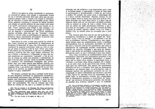 III
Emb-ra até agora eu tenha considerado os ajustamentos secundá-ios apenas corn relacáo
organizacáo formal

a

de que o individuo participa, deve estar claro que tais ajuslamentos podern surgir e surgem coro relacáo a subordina¡;ao do individuo a cutres tipos de entidades sociais. Dessa
forma, podemos considerar o consumo de bebida alcoólica
com relacáo aos padróes públicos de urna cidade onde existe
a lei seca 35 , movirnentos underground com relacáo ao estado, "casos" amorosos COro relacáo a vida conjugal, e as
diversas atívidades fraudulentas COro relacáo ao mundo oficial de negócios e proprledade-", De forma semelhante,
algumas entidades, além das que sao "fechadas", tentam
manter o controle sobre os participantes ao legitimar, como
prirnários, alguns ajustamentos secundários. É possível citar
uro exemplo de adrninistracáo de cidade:
Nesta época do veráo, a nossa forca policial [na cidade de
New York], auxiliada por trabalhadores do Departamento de
Bombeiros, da Reparticác de Agua, Gás e Eletricidade, participa
usualmente de pequenas escaramucas tendo em vista as criancas que abrem os hidrantes a fim de fazer "fontes" para banho.
É urna prática que tero aumentado a cada ano, e as medidas preventivas e punitivas térn sido, quase sempre, ineficientes. Por
isso, a Polícia, os Bombeiros e a Reparticáo de Água tém tentado popularizar uro compromisso "camarada", a fim de acalmar as criancas da cidade sem prejudicar o abastecimento de
água. -Com esse plano, qualquer "grupo -ouindividuo respeitável"
(os candidatos sao integralmente investigados pela polícia}
podem pedir urna tampa especial para hidrante, parecida corn
a tampa normal, mas que é alaranjada e tero aproximadamente
cinqüenta furos, o que permite que o hidrante de um jato semelhante ao de chuveiro, de maneira ordenada, controlada, mas,
segundo se espera, satisfatórla37 •
No entanto, qualquer que seja a entidade social diante
da qual desejamos considerar os ajustarnentos secundários,
provavelmente precisamos fazer referencia a unidades maís
amplas, pois precisamos considerar, tanto o local em que
ocorre o ajustamento secundário quanto a "regiáo de origem" dos participantes. No caso de criancas que tiram
doces da cozinha de sua casa e os cornero no sótáo, tais
(35) Ver, por exempló, C. K. WAJlR.INER, The Nature and Functions
of Official Morality, American Joumal 01 SociololY, LXIV (1958), pp,
165-68.
(36) Uma apresenta;ao muito conhecida éesse tema, com rel~io
ao.s regimes poUticos, é a de DAVID RresMAN, em Sorne Observations on
the Limits of TotalitarianPower. The Antioch Review. verac, 1952, pp.
155-68.
(37) The New Yorw, 27 de agosto de 1960, p. 20.

166

dístíncóes náo sáo evidentes e nem importantes, pois a casa
é, ao mesmo tempo, a organizacáo, a regiáo de onde saem
os participantes e, grosseirarnente, o local ero que ocorre
a prática. No entanto, em outros casos, a organlzacgo nao
é a única unidade importante. Algumas criancas de um
bairro podem reunir-se numa casa vazia para praticar atividades proibidas nas casas desse bairro, e a lagoa fora de
algumas cidade pode ser um local para atividades proibidas
onde se reúnem os jovens de toda a cídade. Existe urna
zona da cidade, em ingles denominada tenderloin, e que é
urna zona de corrupcáo e vício, que atrai maridos. de todas
as partes da cidade; algumas cidades, como Las Vegas e
Atlantic City, se tornam zonas de corrupcáo para o país
inteiro.
Urn interesse pelo local real em que sáo praticados os
ajustamentos secundários e a regiáo de origem dos "praticantes" muda o foco de atencáo - do indivíduo e seu ato
para os problemas coletivos, -Considerando-se urna organizacáo formal corno um estabelecimento social, a mudanca
correspondente seria do ajustamento secundário do indivíduo para o conjunto total de tais ajustamentos que todos os
participantes da organízacáo mantém coletivamente. Tais
práticas, em conjunto, abrangem o que pode ser denominado a vida íntima da instituicáo, correspondendo, no esta';'
belecimento social, ao que o submundo é para urna cidade.
Para voltar novamente ao estabelecimento social, urna
característica importante dos ajustamentos primários é sua
contríbuicáo para a estabilidade institucional: o participante que se adapta dessa maneira a organizacáo tende a
continuar a participar desta última enquanto ela o desejar,
e, se sai antes disso, sai de urna forma que suaviza a transis;ao para sua substituícáo. Este aspecto dos ajustamentos
primários nos leva a considerar dois tipos de ajustamentos
secundários: em primeiro lugar, os perturbadores, ende as
intencñes realistas dos participantes consistem em sair da
organizacáo ou alterar radicalmente sua estrutura, o que leva
a urna ruptura da operacáo suave da organízacáo; em segundo lugar, os ajustamentos cornídos. que compartílham
com os ajustamentos primarios a característica de "encaixar-se" nas estruturas institucionais existentes, sem íntroduzir pressóes para mudanca radical'", e que, na realidade,
(38) Esta característica definidora de ajustamentos secundários reprimidos foi notada por Richard Cloward. Ver a sesssc Quatro de New
Perspecttves ior Researcn in Iuveniíe Delinquency, org. por HELEN L.
WITMER e RUTH KOTINSKY, U. S. Department of Health, Education and
Welfare, Children's Bureau Publícation N.O 356 (1956),. principalmente
p. 89. Ver também seu artigo, Social Control in the Prison, em Social
Science Research Council Pamphlet N.o lS, Theoretical Studies in Social
Organization 01 the Prtson (1960), pp. 20-48, principalmente p. 43 e ss.,
ende Cloward examina o caráter "consetvador" do ajustamento da elite
dos internados.

167

'

..

 