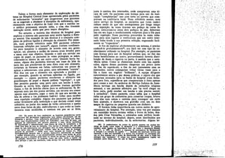 Talvez a forma maís elementar de explora~iio ~ sistema no Hospital Central fosse apresentada pelos p~clentes
de enfermarías "atrasadas" que exageravam seus $Intomas
ou se negavam a obedecer a disciplina da enfermaria, aparéntemente coro o objetivo de fazer coro que o a~l.lIar ou
o médico prestassem atencáo m~les, e <:o~ ~les nvessern
interacáo social, ainda que para impor disciplina.
No entanto a maioria das técnicas de hospital para
explorar o siste~a nao pareciam esta~ muito liga~as a doenca mental. Um exemplo de tais técnicas o conjunto complexo de práticas ligadas a obtencáo de alime~to. Por ~x~m­
plo, DUro grande refeitório ande 900 pac~entes cr~mcos
tomavarn refei~óes por turnos59 , alguns traziam condimentos para temperar o alimento de acordo coro seu gosto;
acúcar, sal, pimenta e molho de tomate e~am levad~s para
a mesa coro esse objetivo. QU,ando o cate er,a servido _ero
copos de papel, os pacientes as vezes protegíam as ~aos,
colocando-os dentro de um outro copo. Quando hav~a bananas, alguns dos pacientes tirav~ uro copo de ~elte da
jarra dos que precisavam de urna dieta coro este alimento,
cortavam as bananas ero fatias, colocavaro uro poueo de
b
acúcar e saboreavam, coro gosto, urna so. remesa " ta " .
co;r.e
Nos días ero que o alimento era apreciado e portatil por exemplo, quando se serviam salsichas ou ~ígado, por
exemplo _. alguns pacientes enrolavam o alimento ero
guardanapos de papel e depois pediam "repeticáo", o ,ue
lhes permitia guardar urna parte p~ra um la~che a norte.
Quando se servia leite, alguns pacientes trazla~ garrafas
vazias a fim de levá-las cheias para as enfermarías. Se desejava~ mais uro. dos pratos servidos, uro recurso era .comer
apenas esse alimento, jogar o resto do que era servido na
lata de sobras e (se pudessem fazé-lo) voltar para rec~ber
urna repeñcáo completa. Alguns dos pacle';1tes que podiam
andar livremente pela lnstítuícáo e que devíam comer ne~e
refeitório, 00 jantar dos meses de veráo colocava~ o queijo
entre duas fatias de páo, embrulhavam o que entao se tr.ansformava num sanduíche, e comiam ero paz ao ar lívre,
é

(59) Do ponto de vista residencial, os hospitais ~s~quiátrioos norte-americanos sao geralmente organizados, pelo menos oficíalmente, em ~­
fermarias e servíccs. Uma enfermaria geralmente é formada por domE.tórios (que freqüentemente podem ser trancados), urna sala. de estar, ~m
gabinete de enfermeiros que permite observar a sala, ,:ános escnt6nos
do manuten~ao e administra¡;ao, urna fileira de celas de ísotemeeto, e As
vezes uma área de sala de refei¡;Oe!.. Um servícc é ~orm~do. por um conjunto tb taís enfermarías que abrangem dois ou mars edifiCIOS separados,
ti que inclui urna administraJ;ao comum, além de _ certa base de homog~
neidade de pacientes _ idade, sexo, race, duracáo da doenca etc. ES!a
homogeneidade permite que o servícc deseevolva enfermanas de f~a~
e caráter diferenciados, o que grosseiramente permite ~a escala de ~IV1
légios na qua! o paciente pode subir ou descer no sefVlJ;O, com um m~1liOlO
de trabalho burocrático. O hospital, como ~m todo, !ende a repetir ~m
IeUS servi¡;os o que, em miniatura, cada serVl~ faz com 5Uas enfcrmaIlu.

176

a

junto
cantina dos internados, onde compravam urna Xí4
cara de café. Os pacientes com licenca para sair da instituicáo "completavam" isso com torta ou sorvete que compravam na confeitaria local. Num refeit6rio menor, num
outro servíco do hospital, os pacientes que (coro razáo)
tinham medo' de que nao conseguissem por longo tempo
urna repeticáo, as vezes tiravam seu pedaco de carne do
prato, colocavam-no entre dois pedaccs de páo, deixavam
isso ero seu lugar. e imediatamente voltavam para a fila para
pedir repetícáo. Esses pacientes precavidos as vezes voltavam para seus lugares e verificavam que uro outro internado tinha tirado a sua primeira refeicáo, enganando facilmente os "trapaceiros",
A fim de explorar eficientemente uro sistema; é preciso
conhecé-lo profundamentew; era fácil ver esse tipo de conhecimento utilizado no hospital. Por exemplo, os pacientes
com lícenca para sair do' hospital sabiam que, no fím das
festas beneficientes no teatro, provavelmente haveria distribui~ao de doces e cigarros na porta, a medida que a assisténcia saísse. Como se chateavam muito com tais espetáculos, alguns desses pacientes chegavam um pouco antes
do fim do espetáculo, a fim de sair juntamente com os
internados; outros conseguiam voltar várias vezes para a
fila e fazer um negócio "brilhante", A equipe dirigente
naturalmente estava a par dessas práticas, e alguns dos que
chegavam atrasados 'para os bailes do hospital eram deixados para fora, supondo-se que compareciam a festa .apenas
para comer e sair. As senhoras do Servico Judaico de Assisténcía serviam uro lanche depois da cerimónía religiosa
semanal, e um paciente afinnava que "se vocé chegar na
hora certa, pode receber um lanche e nao precisa assistir
a cerimónia", Outro paciente, como sabia que o hospital
tinha um grupo de eostureiras para eonsertar roupas, levava
para e1as suas calcas e camisas para conseguir um. corte
bem ajustado, e mostrava sua gratidáo coro um ou dois
macos de cigarros ou pequena quantia em dinheiro.
O horário tinha importancia em outros meios de aproveitamento do hospital. Por exemplo, urna vez por semana
uro. caminhio levava revistas velhas e livros de bolso, doados pela Cruz Vermelha, e colocados num edifício localizado no terreno do hospital; depois, eram distribuídos aos
pacientes, individualmente, ou as enfermarias. Alguns leí(60) o conhecimento da rotina da guarda aparece em muitas bíst6rlas de fi~io sobre fugas. O desespero e o conhecimento de rotinas
tamWm estio ligados na exPeriSncia real, tal como o demonstra 1CoooN
(op. cts., p. 180) ao discIt:r a respcsta de srtsíoaeírcs de Buchenwald
~ red~¡o e ~ retirada de ra~ÓC$: ••... Quando um internado morria na
barracas, o fato era esoondido e o morto era arrastado ou cerresedo por
um ou dois homens a~ o ponto de distribui~io de pio, onde a r~io era
entregue 80S 'ajudantes'. O carpo era depois simplesmeate jogado em
quaIquer. parte dessa 'rea em que se fazia a chamada".

177

 