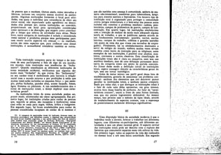 de pessoas qoe o recebem. Ootros ainda, como moradias e
fábricas. incluem uro conjunto menos mutável de participantes. Algumas instituieóes fornecem o local para atividades, nas quais o indivíduo tem consciencia de obter seu
status social. nao importando quáoiagradáveis ou descuidadas elas possam ser; outras ínstituícóes, ao contrário,
proporcíonam um local para agremiacñes consideradas
como opcionais e de distracáo, que exigem como contribui!;aO o tempo que sobroude atividades mais sérias. Neste
livro, outra categoría de instituicóes é isolada e considerada
como nat~ra1 e. produtiva porque seus participantes parecero reurur rnuitos aspectos em comum - na 'realidade
tantos sao estes aspectos que, para corihecer urna dessas
instituicóes, é aconselhável considerar também as outras,
II

Toda instituícáo conquista parte do tempo e do interesse de seus participantes e lhes dá algo de um mundo;
em resumo, toda instituicáo tem ·tendencias de "fechamento". Quando resenhamos as diferentes ínstituicées de
nossa sociedade ocidental, verificamos que algumas sao
muito mais "fechadas" do que outras, Seu "fechamento"
ou seu caráter total é simbolizado pela barreira a relacáo
social com o mundo externo e por proibícóes a saída que
muitas vezes estáo inc1uídas no esquema físico - por exemplo, podas fechadas, paredes altas, arame farpado, fossos,
água, florestas ou pantanos. A tais estabelecimentos dou o
nome de ínstituicóes totais, e desejo explorar suas características geraiss,
As instituícóes totais de nossa sociedade podem ser,
grosso modo. enumeradas em cinco agrupamentos. Em primeiro lugar, há instituicóes criadas para cuidar de pessoas
que, segundo se pensa, sao incapazes e inofensivas; nesse
caso estáo as casas para cegos, velhos, órféos e indigentes.
Em segundo lugar, há locais estabelecidos para cuidar de.
pessoas consideradas incapazes de cuidar de si mesmas e
(2) A cateacrta de institui~s totais foi indicada, diversas veees, na
literatura sociológica, sob diferentes nomes, e algumas das características
da ciasse foram também sugeridas, e isso talvez techa sido feíto de maneira
mais notável num esquecido artigo de HOWARO ROWLANO, "$egregated
Cornmunities and Mental Health", em Mental Health Publications 01 the
American Assoaanon tor the Advanc8ment 01 Sctence, N.O 9, nrganízado
por F. R. MOULTON, 1939. Urna apresenta~ao preliminar oeste artigo é
feíta em Group Processes, Transactícns of fue Tbird (1956) Conference,
organizada por BERTRAM SCHAFFNER, New York, Josiah Macy, Jr. Foundation, 1957. O termo "total" foi também usado, no contexto aqui aceito,
por AMITAl ETZlONI, Tbe Organízational Structure of "Closed" Educational lnstitutions in Israel, Harl'ard Educatjonal Rel'ieW, XXVlI (1957),
.p. 115.

16

que sao também urna ameaca a comunidade, embora de maneira nao-intencional; sanatórios para tuberculosos, hespítais para doentes mentais e leprosários. Uro terceiro tipo de
instituicáo total é organizado para proteger a comunidade
contra perigos lntencionaís, e o bem-estar das pessoas assim
isoladas nao constitui o problema imediato: cadeias, penitenciárias, campos de prisioneiros de guerra, campos de concentracáo, Em quarto lugar,' há instituicóes estabelecidas
coro a íntencáo de. realizar de modo mais adequado alguma
tarefa de trabalho, e que se justificam apenas através de
tais fundamentos instrumentais: quartéís, navíos, escalas
internas, campos de trabalho, colonias e grandes mansóes
(do ponto de vista dos que vivem nas moradias deempregados). Finalmente, há os estabelecimentos destinados a
servir de refúgio do mundo, embora muitas vezes sirvam
também como locais de ínstrucáo para os religiosos; entre
e,,:emplos de tais instituícées, é possível citar abadías, mosteíros, conventos e outros claustros. Esta classificacáo de
ínstituicóes totais nao é clara ou exaustiva, nem tem uso
analítico imediato, mas dá urna definicáo puramente denotativa da categoria como um ponto de partida concreto.
Ao firmar desse modo a deñnicao inicial de instituicées
totais, espero conseguir discutir as características gerais do
tipo, sem me tornar tautológico.
Antes de tentar extrair um perfil geral dessa lista de
estabelecimentos, gastarla de mencionar um problema conceitual: nenhum dos elementos que irei descrever parece
peculiar as instituicées totais, e nenhum parece compartílhado por todas elas; o que distingue as instituicóes totais é
o fato de cada urna delas apresentar, em grau intenso,
muitos itens dessa familia de atributos. Ao falar de "características comuns", usarei a frase de uma forma limitada,
mas que me parece logicamente defensável. Ao mesmo
tempo, isso permite usar o método de tipos ideais, através
do estabelecimento de aspectos cornuns, coro a esperanca
de posteriormente esclarecer dífereneas significativas.

/
j,.,'

'''. ~'

<,

III
Urna disposicáo básica da sociedade moderna é que o
individuo tende adormir, brincar e trabalhar em diferentes
lugares, com diferentes ce-participantes, sob diferentes autoridades e sem um plano racional geral. O aspecto central
das instituicóes totais pode ser descrito coro a ruptura das
barreiras que comumente separam essas tres esferas da vida.
Em primeiro lugar, todos os aspectos da vida sao realizados
no mesmo local e sob urna única autoridade. Em segundo

17

./

.",-

 