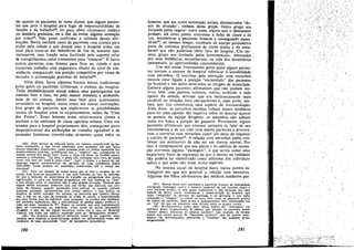 res quanto os pacientes as vezes diziarn que alguns pacientes iam para o hospital para fugir de responsabilidades de
familia e de trabalho64, ou para obter tratarnento médico
ou dentário gratuitos, ou a tiro de evitar alguma acusacáo
por crime'". Nao posso confirmar a validade dessas afirmacóes. Havia também casos de pacientes coro licenca para
andar pela cidade e que diziam usar o hospital como uro
local para curar-se das bebedeiras de fim de semana; aparentemente, essa funcáo seria facilitada pelo suposto valor
de tranquilizantes como tratamento para "ressacas", E havia
outros pacientes com licenca para ficar na cidade e que
aceitavam trabalho com pagamento abaixo do nível de subsisténcia, assegurando sua posícáo competitiva por causa de
moradia e alirnentacáo gratuitas do hospitalw,
Alérn disso, havia algumas formas menos tradicionais
pelas quais os pacientes utilizavam o sistema do hospital.
Todo estabelecimento social coloca seus participantes em
contato face a face, ou pelo menos aumenta a probabilidade de tal contato, dando urna base para ajustamento
secundário no hospital, assim como em outras Jnstitulcóes.
Uro grupo de pacientes que exploravam as possibilidades
sociais do hospital eram os ex-prisioneiros, saídos da "Casa
dos Presos". Esses homens eram relativamente jovens e
tendiam a ter ambiente de classe operária urbana. Urna vez
levados para o hospital propriamente dito, conseguíam parte
desproporcional das atribuicóes de trabalho agradável e de
pacientes femininas consideradas atraentes; quase todos os
(64) Num servrco do hospital havia um núme"ro considetável de homens internados, e que foram admitidos num momento em que havia
poneos empregos disponíveis; como estavam mais ou menos separados dos
acomecímentos externos, acreditavam que o "neg6cio" que eonseguiam no
mundo interno era muito bom. Como o dtsse urn deles, ao receber gratuitamente a sobremesa: "Lá fora, a gente nao consegue urna torta de maca
como esta nem por vinte e cinco cems", Aqui, a apatla e a busca de um
emprego seguro, características do período de crlse económica [entre
1930-1940), ainda podiam ser estudadas, preservadas sob o verniz institucional.
(65) Para um hornem de classe baixa que já tern o estigma de ter
estado num hospital psiquiátrico e que está limitado ao tipo de emprego
em que a extensáo da experiencia de trabafho ou antigüidade tém pouca
significacao, ir para um hospital psiquiátrico em que conhece os "fios"
e tero amigos entre os auxiliares nao é urna grande privacáo. Dizia-se que
alguns desses pacientes andavam com um car tgo que índicava sua condicao de dcentes; quando apanhados pela polícia, ou quando sotrtam
qualquer ecusacáo. apresentavam esse cartso médico, o que influía na
manetra de serem tratados. No entanto, os pacientes que: conhec¡ diziarn
que, a nio ser no caso de acusecso de crime de rnorte, a hospitalízaeñc
era urna forma piar de enfrentar urna ecusacao: as pris6es tém sentencas
por períodos específicos, dao a possibilidade de ganhar algum dinheiro e,
cada vez mais, recursos de TV. Penso, no entanto, que essa ar-gumentacáo
deve ser considerada, na real'dade, como parte do moral anrí-equipe
dirigente, a nio ser em alguna hospitats, como era o caso do Hospital
Central, que tinha um edifício separado para' os "delinqüentes insanos".
(66) Na doutrina psiquiátrica militante. como já foi sugerido, esses
motivos para explorar a hospital!za~ao podem ser interpretados como stntomattcos de urna necessídade "real" de tratamento psiquiátrico.

180

homens, que em outra ínstituicáo seriam denominados "donos da situacáo", vinham desse grupo. Outro grupo era
formado pelos negros: entre estes, alguns que o desejassem
pcdiam, até certo ponto, atravessar a línha de classe e de
cor, reunindo-se a pacientes brancas e conseguindo namorá-las'"; ao mesmo tempo, recebiam da equipe psiquiátrica
parte da conversa profissional de classe média e do tratamento que nao poderiam obter fora do hospital. U m terceiro grupo era formado pelos homossexuais: internados
por suas tendencias, encontravam, na vida dos dormitórios
unissexuais, as oportunidades concomitantes.
Um dos meios interessantes pelos quais alguna pacientes usavam o sistema de hospital refería-se a sociabiIidade
com estranhos. o interesse pela íntcracáo com estranhos
parecia estar ligado a posicáo "encastelada" dos pacientes
no hospital e aos mitos associados ao estigma de insanidade.
Embora alguns pacientes afirmassem que nao podiam sentir-se bem com pessoas normais, outros, exibindo o lado
oposto da moeda, sentiam que era intrínsecamente mala
saudável ter relacóes com nao-pacientes e, mais ainda, sentiam que isso constituiria urna espécie de recomendacáo,
Além disso, os estranhos tarubém tinham menos tendencia
para ter urna opiniáo tao negativa sobre os doentes quanto
as pessoas da equipe dirigente; os estranhos nao sabiam
como era baixa a pcsicáo do paciente. Finalmente, alguns
pacientes afirmavam que estavam cansados de falar de seu
internamento e de seu caso corn out res pacientes e procuravam a conversa com estranhos como um meio de esquecer
a cultura de paciente'". A relacáo com estranhos podía confirmar um sentimento de nao ser uro doente mental. Por
isso, é compreensível que nos pátios e no edifício de recreac;ao ocorresse alguma "passagern", o que servia como urna
importante fonte de seguranca de que o doente na realidade
nao poderia ser identificado como diferente dos indivíduos
sadios e que estes nao eram multo espertos.
No sistema social do hospital havia vários pontos estratégicos em que era possível a relacáo com estranhos.
Algumas das filhas adolescentes dos médicos residentes par(67) Multas vezes ouvi auxiliares e pacientes brancos de mentalidade
retrógrada resrnungar contra o namoro ocasional de um paciente negro e
urna paciente branca. A esse grupo tradicional, e dele separado por urna
espécíe de época social, onunham-se a admin:stracao do hospital, que
tinha "integrado" os serviccs de adrnissáo e de geriatría, e que tinha
comecado a "integrar" os outros servícos; bem corno os pequenos grupos
de líderes de pacientes, mais jovens e aparentemente mats ínteressados em
ser "híp" do que em conservar urna dlvisáo entre os grupos racíats.
(68) Ev.denternente, todos esses temas pcdem ser "rastreados" em
qualquer grupo estigmatizado. 1! irónico que quando os pacientes dizem
"Somos apenas diferentes de pessoas ncrmals", nao avaliam, da mesma
forma que curros grupos de "desviados normnis", que há poneos sentimeatos tao estereotipados, previsíveis e "normals" em qualquer grupo
estigmatizado.

181

 