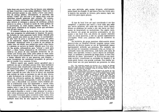lados dessa sala escura, havia filas de bancos, urna máquina
de fazer Coca-Cola e urna cabina telefónica. Tanto no vestíbulo principal quanto na sala, tendia a haver urna atmosfera de servíco público. Oficialmente, os pacientes nao
deviam "vadiar" por essa sala e, em alguns casos, eram até
advertidos quando passavam pelo corredor. No entanto,
alguna pacientes, conhecidos pela administracáo e com alguns deveres só entregues a pessoas de confianca, podiam
sentar-se na saleta, e durante as tardes de veráo podiam ser
aí encontrados, as vezes mesmo jogando baralho, e, de
modo geral, afastando-se do hospital, ainda que estivessem
num de seus centros.
O consumo indireto de locais lívres era uro dos exernplos mais pungentes de substituicáo no hospital. Os pacientes fechados as vezes passavam muito tempo olhando pela
janela, quando esta estava ao seu alcance, ou acompanhando pelo visor da porta a atividade que ocorria nos pátios
ou na enfermaría. Alguns hornens nas enfermarias maís
"atrasadas" disputavam entre si a posse de uro pedaco da
janela; urna vez obtído, esse pedaco era usado como banco,
e o paciente se curvava na janela, olhando para fora através das grades, esforcando-se para "colocar o nariz para
fora", e dessa forma afastando-se da enfermaria e libertando-se uro pouco de suas restricóes territoriais. Os pacientes com Iícenca para andar pelos pátios as vezes tomavaro os bancos mais próximos da cerca externa e passavam
o tempo olhando para os que passavam pelo hospital, e
assim conseguiam um sentimento secundário de participa~ao no mundo Iivre, existente lá fora,
Pode-se sugerir que, quanto menos agradável seja o
ambiente em que o indivíduo precisa víver, mais facilmente
aIguns locais seráo classificados como livres, Numa das piares enfermarias, que alojava até sessenta pacientes, muitos
dos quais "regredidos", o problema de pouco pessoal durante o período da noite (das 16 as 24 horas) era resolvido
pela reuniáo de todos os pacientes na sala de estar diurna,
e pelo fechamento da entrada, de forma que todos os pacientes da enfermaria podiam ser vigiados por apenas um
auxiliar. Esse período correspondia a saída do pessoal médico; com a obscuridade (no inverno) muito evidente porque as enfermarias eram mal iluminadas; e, muitas vezes,
com o fechamento das janelas. Nesse momento, caía urna
sombra sobre o que já era urna sombra, e havia intensifiCa9aO de afeto negativo, tensáo e discórdia. AIguns pacientes, sempre dispostos a varrer o chao, preparar as camas e
levar outros pacientes para dormir, podiam ficar fora dessa
sala e andar livremente pelos corredores entáo vazios, entre
o dormitório e as dependencias internas. Nesscs momentos,
qualquer local fora da sala adquiria um tom silencioso,

196

com urna definicño, pela equipe dirigente, relativamente
poueo hostil da situacáo, O que estava fora dos limites para
a maioria dos paciente se tornava, pela mesma regra, um
local livre para alguns poucos.
II

o tipo de local livre até aqui considerado é um tipo
categórico: o paciente que usava o local tinha que saber
que outros pacientes, aos quais nao estava muito ligado,
teriarn ou poderiam ter acesso a ele; nao havia um sentímento de propriedade ou exclusivismo. Em alguns casos,
no entanto, um grupo de pacientes acrescentava, ao seu
acesso a um local livre, um díreito de manter afastados
todos os outros pacientes, a nao ser quando especialmente
convidados. Neste caso, podemos falar de territórios de
grupo?'.
Os territórios de grupo pareciam relativamente pouco
desenvolvidos no Hospital Central, surgindo apenas como
extensóes de direitos quanto ao uso de determinado espaco
legitimamente atribuído aos pacientes. Por exemplo, um
dos servícos de tratamento continuado tinha um terracc envidracado numa das enfermarias, ande havia urna mesa de
bilhar, urna televisáo, revistas e outros objetos de recreacáo,
Aqui, os auxiliares e pacientes de langa prazo, os bem estabelecidos da c1asse "governante", se misturavam com igualdade sociável, comentavam as novidades do hospital e, de
modo geral, faziam urna grande confusáo, Um auxiliar poderia trazer seu cáo para mostrá-lo aos presentes, as vezes
(91) Um conhecido exemplo de territ6rio era a dívisác de Chicago
ern zonas, cada urna delas controlada por um bando diferente. Ver, por
exemplo, JOFrn' LANDESco, Organized Críme in Chicago, Parte 111 de The
lllinois Crime Survey, 1929, p. 931:
"Embota o grande número de mortes nas guerras da cerve¡e, ao contrário do que onmtstarnente esperavam os cidadños obedientes a Iei, nao
Ievasse ao exterrnínio dos gangsters. Ievaria os principais chefes destes
últimos a, por diferentes razees, aceitar termos de paz que definiam o
territ6rio em que cada "bando" ou "sindicato" poderia atuar sem competi;:ao, e além do qual nao deveria ir, a fim de nao invadir o territ6rio
dos outros". Um tiro de territór'o que recentemente recebeu muita aten9¡¡0 foi o chamado [em ingles] "turt" do delinqiiente.
o conceito original de território deriva da etologia, sobretudo da
ornltologta; rerere-se a área que um animal ou um grupo de anímaís
defende, sobretudo contra machos da mesmaespécie. Esta área varia
muítc quanto ao que incluí; num extremo. abrange apenas o ninho OU
cubículo do animal e, no outro. toda a "amplitude do lar", ísto é, a
área dentro da qual o animal limita suas atlvídades regulares. Dentro
da amplitude do lar existem localidades especializadas: local para filhotes,
locais para beber água, locais para banho, Iocaís para espojar-se. e assím
por diante. Ver W. H. BURT, Territoriality and Heme Range Conceets
as Applied to Mammals, Ioumat 01 Mammology, XXIV (1943). pp. 346·52;. H. HEDIOER, Studies 01 the Psychology and Behaviour 01 Captive
Arümols in Zoos and Círcuses, Londres, Butterworths Scientific Publicauons, 1955, pp. 16-18; S. R. CARPENTER, Terrftoriality: A Review of Concepts and Problema, cm A. ROE e G. G. SIMPSON, (orgs.), Beñavtor and
Evalutíon, New Haven, Vale University Press, 1958, pp. 224-50. Quanto
ao conceito de territorialidade, devo agradecer o auxflio de Irven DeVore.

197

 
