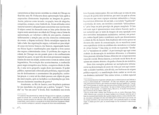 caracterizou as lutas raciais ocorridas na cidade de Chicago no
final dos anos 50. O discurso dessa apresentação fazia apelo a
expressões diretamente inspiradas na imagem da guerra.
Assim, palavras como invasão, ocupação, terra de ninguém,
conquistas, avanços, zona limítrofe etc. foram utilizadas como
material narrativo adequado para caracterizar esse movimento.
O objeto central da discussão eram as lutas pelos direitos dos
negros norte-americanos na cidade de Chicago, mas a forma da
apresentação, ao valorizar a idéia de uma guerra, chamava
indiretamente a atenção para um dos elementos estruturantes
do evento: a disputa territorial. Havia estratégias espaciais de
lado a lado: das organizações negras, cotizando-se para adqui-
rir casas em bairros brancos; dos brancos, organizando barrei-
ras físicas legais e manifestações para impedir o livre acesso
dos negros a determinadas áreas. O problema dos negros na
cidade de Chicago era em grande parte o do confinamento
espacial no gueto, no qual eles deveriam permanecer margina-
lizados do resto da cidade, assim como o eram da ordem social
hegemônica. Na evolução dos acontecimentos, o conhecido
gueto negro extrapolou seus lirrútes, conquistou direito à cida-
de, e uma nova geografia surgiu deste movimento. O poder
público, representado sobretudo pela prefeitura, organizou pla-
nos de deslocamento e assentamento das populações, contro-
lou preços, e o setor sul da cidade passou a ser objeto de gran-
des intervenções, após os incêndios e as depredações que lem-
bravam claramente manobras de guerra.6
Atualmente, no Rio de Janeiro, com freqüência podemos
ler nas manchetes dos jornais que a polícia "ocupou", "inva-
diu" ou "fez um cerco" à favela. Este vocabulário nos revela
6 O confronto étnico/territorial na cidade de Chicago já havia inspirado, no primeiro
quarto do século XX, a escola de sociologia urbana, conhecida como Escola de
Chitago, corrente pioneira em valorizar a idéia de disputa tetTitorial entre diferentes
comunidades, muito embora a concepção de território ainda fosse largamente tributá-
ria dos modelos ecológicos e, portanto, carregada de fortes tintas naturalizantes.
11, ,nnJ
Inlos lx~stante interessantes. Ele nos indica que se trata de uma
·.tttt:t~ão de guerra entre territórios, por meio da qual se afirma
'l:tramcnte que estes espaços estariam submetidos a forças
ltl'p.cmônicas diferentes: de um lado, a sociedade "legalmente"
'onslituída; de outro, um território controlado "informalmen-
lt>" pela força ou pelo prestigio de grupos marginais. O fato
rciL:vante aqui é apresentarmos esses relatos fazendo apelo a
um raciocínio que se nutre da imagem de uma oposição entre
dois territórios mutuamente excludentes, embora, em princi-
pio, ambos façamp;:rt~ e-~on~tituam aquilo que denominamos
a cidade do Rio de Janeiro. Esta dualidade não existe apenas no
discurso dos meios de comunicação; ela se manifesta como
uma experiência vivida no cotidiano dos moradores e se traduz
de várias formas) Uma delas se revela na expressão "favela-
dos" e "moradores do asfalto". A pavimentação age aqui como
símbolo da demarcação de territórios diferentes, e a fronteira
l'ísica pretende delimitar formas diferentes de comportamentos
espacial e social. Dessa maneira, a exclusão social deixa de ser
apenas um estatuto abstrato; ela ganha a forma de um território.
Estes dois exemplos poderiam ser multiplicados infinita-
mente na demonstração do ponto de vista que será aqui susten-
tado: a cidade é também, sem dúvida, um fenômeno de origem
político-espacial, e a manifestação deste caráter se revela em
sua dinâmica territorial.8 Em outros termos, a ordem espacial
7 Outra forma discursiva largamente utilizada para se referir às pessoas que habitam a
favela é a denominação de "comunidade". De fato, esta categoria, que, à primeira
vista, pode parecer simpática, pois confere um estatuto de grupo organizado e "harmô-
nico" a estas pessoas, na verdade, age como um reforço da idéia de exclusão. na medi-
da em que diferencia estas "comunidades" de uma sociedade urbana global que forma
a cidade. A este respeito, ver também Souza, Marcelo L. O desafio metropolitano.
Bertr.J.nd Brasil, Rio de Janeiro, 2000, p. 62.
8 Em seu ensaio sobre a cidade, Max Weber (La ville, ed. Aubier Montaignc, Paris.
1982), afirmava que o conceito de cidade é próprio da civilização ocidental, pois é
fruto da simultaneidade histórica das regulamentações próprias a uma economia urba-
na, associadas à afirmação de uma autoridade político-administrativa que reunia, em
um mesmo território e sob uma mesma gestão, uma população sujeita às mesmas
regras. A cidade para ele é, pois, ao mesmo tempo um fato econômico e uma relação
polftica.
.al&â 15
 