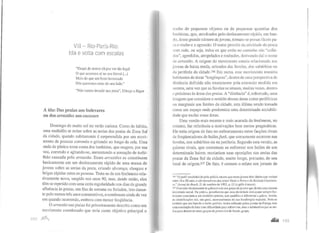 VIII- Rio-Paris-Rio:
Ida e volta com escalas
"Daqui do morro dá pra ver tão legal
O que acontece aí no seu litoral (...)
Mais do que um bom bronzeado
Nós queremos estar do seu lado."
"Nós vamos invadir sua praia", Ultraje a Rigor
A ida: Das praias aos bulevares
ou dos arrastões aos casseurs
Domingo de muito sol no verão carioca. Como de hábito,
uma multidão se reúne sobre as areias das praias da Zona Sul
da cidade, quando subitamente é surpreendida por um movi-
mento de pessoas correndo e gritando ao longo da orla. Uma
onda de pânico toma conta dos banhistas, que reagem, por sua
vez, correndo e agitando-se, aumentando a sensação de turbi-
lhão causada pelo arrastão. Esses arrastões se constituem
basicamente em um deslocamento rápido de uma massa de
jovens sobre as areias da praia, criando alvoroço, choques e
brigas rápidas entre as pessoas. Trata-se de um fenômeno rela-
tivamente novo, surgido nos anos 90, mas, desde então, eles
têm se repetido com uma certa regularidade nos dias de grande
afluência às praias, em fins de semana ou feriados, isto duran-
te pelo menos três anos consecutivos,e continuam ainda de vez
em quando ocorrendo, embora com menor freqüência.
O arrastão nas praias foi primeiramente descrito como um
movimento coordenado que teria como objetivo principal o
1!J/ ,11111
roubo de pequenos objetos ou de pequenas quantias dos
banhistas, que, atordoados pelo deslocamento rápido, em ban-
do, desse grande número de jovens, tornam-se presas fáceis pa-
ra o roubo e a agressão. O nome provém da atividade ela pesca
com rede, ou seja, todos os que estão no caminho são "colhi-
tios", agredidos, atropelados e roubados, derivando daí o nome
tle arrastão. A origem do movimento estaria relacionada aos
jovens de baixa renda, oriundos das favelas, dos subúrbios ou
da periferia da cidade.246 Em suma, esse movimento reuniria
habitantes de áreas "longínquas", dentro de uma perspectiva ele
distância definida não exatamente pela extensão medida em
metros, uma vez que as favelas se situam, muitas vezes, dentro
l: próximas às áreas das praias. A "distância" é, sobretudo, uma
imagem que considera o sentido dessas áreas como periféricas
ou marginais aos limites da cidade, esta última sendo tomada
como um espaço onde predomina uma determinada sociabili-
dade que exclui essas áreas.
Uma versão mais recente e mais acurada do fenômeno, no
entanto, faz referência a motivações bem menos pragmáticas.
Ele teria origem de fato no enfrentamento entre facções rivais
de freqüentadores de bailesfunk, que comumente ocorrem nas
favelas, nos subúrbios ou na periferia. Segundo esta versão, as
galeras rivais, que costumam se enfrentar nos bailes de um
determinado bairro, recriariam suas oposições nas areias das
praias da Zona Sul da cidade, muito longe, portanto, de seu
local de origem.247 De fato, é comum o -relato nos jornais de
246 "O perfil estabelecido pela polfcia mostra que essesjovens têm idades que variani
entre 16 e 20 anos, e são moradoresdas zonas Oeste e Norte e da Baixada Fluminen-
se." Jornal do Brasil, 21 de outubro de 1992, p. 12 (o grifo é nosso).
247 O sentido fundamental de galera é o de um grupo dejovens que divide uma mesma
identidade social. Na prática, percebemos que essa identidade está quase sempre for-
temente associada a um território preciso, que qualifica e diferencia a galera. Assim,
as identificações são, em geral, acompanhadas da sua localização espacial. Note-se
também que em francês o verbo galérer, muito utilizado pelos jovens na França, tem
uma conotação de lutar com dificuldade para sobreviver, mas o substantivo que se uti-
liza para descrever esses grupos de jovens é o debande, grupo.
 
