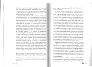 problemas de agressões e lutas durante alguns dos bailes ou na
saída deles. A própria forma de dançar nestes bailes é agressi-
va, pois são grupos unidos por uma mesma coreografia que se
impõem em meio ao conjunto das pessoas que dançam, con-
quistando assim um espaço na pista.
Surgidos ainda na década de 80, estes bailes se difundiram
e hoje são freqüentados por urna grande parte dos jovens mora-
dores, muitas vezes menores de idade, das áreas faveladas,
suburbanas ou periféricas da cidade do Rio de Janeiro.248 Cal-
cula-se que haja em tomo de 500 bailes funks no Rio de
Janeiro por fim de semana. Os freqüentadores costumam
reproduzir quase todos uma mesma estética, um mesmo e
exclusivo vocabulário e uma maneira específica de ritualizar a
sociabilidade (saudações, gestos de reconhecimento etc.). Há
dois tipos de baile "funk", os chamados bailes da "comunida-
de" e os bailes "corredor".249 Os primeiros são freqüentados
por uma única galera e não há brigas entre grupos divergentes,
a violência quando existe se dá por circunstâncias inesperadas
e tendem a ser gerenciadas pelo grupo de forma a diminuir o
conflito. Já os bailes "corredor" são organizados prevendo
antecipadamente que haverá o enfrentamento entre galeras
diferentes e inimigas, o lado "A" e o lado "B". A denominação
"corredor" se justifica pelo fato de os próprios organizadores
dos bailes deixarem um espaço aberto entre as diferentes gale-
ras para que haja uma nítida divisão espacial no salão para
separar os grupos conconentes. Nestes bailes as lutas são pre-
vistas por todos e há uma espécie de excitação que precede o
encontro. A idéia do conflito é tão presente, que são previstas
248 A respeito dos bailes.fimk, ver, Herschmann, M. Abalando os anos 90 - Funk e
Hip Hop: Globalização, violência e estilo cultural, Ed. Rocco, Rio de Janeiro, 1997,
ou ainda do mesmo autor, "Funk- um circuito "marginaValternativo" de produção e
consumo cultural", Lugar comum, n° 56, pp. 59-80.
249 Os bailes da "comunidade" foram proibidos em 1995 durante a Operação Rio,
informação obtida na entrevista de Michael Herschmann ao Jornal do Brasil, de 3 de
janeiro de 1998.
mesmo pequenas enfermarias montadas nos clubes para atcn
dimcnto aos feridos.
As galeras, quando entram no recinto do baile, lançam um
grito de exaltação, que se constitui em um verdadeiro "grito de
guerra" e de apresentação do grupo. Esse grito tem sempre
~o mo conteúdo a identificação do bairro de onde provém a
galera (seu local de moradia). Também as músicas começam,
muitas vezes, pelo grito de apresentação. Os próprios integran-
tes de cada galera se referem ao local de moradia como o fato
lundamental na criação da identidade do grupo. O percurso até
o baile é também escolhido para não haver encontros anteriores
a de. As linhas de ônibus transformam-se em circuitos privati-
vos dessas galeras, e muito comumente eles não pagam a passa-
~·cm, alegando que o ônibus é do local de onde eles provêm. "É
o bonde da nossa área", dizem. Há dessa forma uma apropria-
<Jío em nome do grupo dos meios de transporte que servem seus
locais de moradia. Outro recurso utilizado na reafirmação da
idéia do grupo como um todo coeso é o de fazer uma contribui-
ção para cotizar a entrada nos bailes para os membros que não
dispõem de meios para pagá-la. Nesse momento também há
uma exaltação do espírito do grupo e do sentido de solidarieda-
uc: "todos aqui são iguais, é tudo uma mesma galera."
A estrutura da galera é muito simples e pouco hierarquizada,
há os líderes e a massa dos componentes. No espetáculo há
também o M.C., ou mestre-de-cerimônias, que anima a galera
e apresenta o show. O vocabulário empregado pelos integran-
tes tem sempre expressões tomadas do vocabulário de guerra:
invasão, penetração, domínio etc. A música identifica a galera;
o tipo de "rnixagem", mistura de trechos de música, é visto
como exclusivo de cada grupo e, segundo eles mesmos, consti-
tui um ingrediente fundamental na "emoção" que precede e
acompanha a luta.
Eventualmente, os membros dos grupos rivais podem se
encontrar em outros ambientes por acaso, e os conflitos tam-
bém podem acontecer fora dos bailes, mas se evitam os encon-
.al,u I IJ11
 