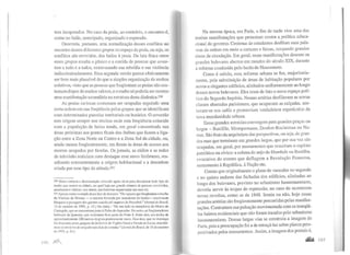 tros inesperados. No caso da praia, ao contrário, o encontro é,
como no baile, antecipado, organizado e esperado.
Ocorreria, portanto, uma reatualização desses conflitos no
encontro desses diferentes grupos no espaço da praia, ou seja, os
conflitos são revividos, dos bailes à praia. Da luta física entre
esses grupos resulta o pânico e a corrida de pessoas que arras-
tam a tudo e a todos, extravasando sua rebeldia e sua violência
indiscriminadamente. Essa segunda versão parece efetivamente
ser bem mais plausível do que a simples organização de roubos
coletivos, visto que as pessoas que freqüentam as praias não cos-
tumam dispor de muitos valores, e o roubo só poderia ser mesmo
uma manifestação secundária na estrutura desta dinâmica.250
As praias cariocas costumam ser ocupadas seguindo uma
ceJta ordem em sua freqüência pelos grupos que se identificam
com determinadas parcelas territoriais ou horários. O arrastão
tem origem sempre nos trechos onde esta freqüência coincide
com a população de baixa renda, em geral concentrada nas
áreas próximas aos pontos finais dos ônibus que fazem a liga-
ção entre a Zona Norte ou Centro e a Zona Sul da cidade, ou,
ainda menos freqüentemente, em frente às áreas de acesso aos
morros ocupados por favelas. Os jornais, as rádios e as redes
de televisão noticiam com destaque esse novo fenômeno, res-
saltando constantemente a origem habitacional e a desordem
criada por esse tipo de atitude.2SJ
250 Muito embora a denominação arrastão agora sirva para denominar todo tipo de
roubo que ocorra na cidade, no qual haja um grande número de pessoas envolvidas,
assaltantes e vílimas, nos túneis, nas barreiras organizadas nas ruas etc.
251 Apenas como exemplo desse tipo de discurso: "Os rapazes que freqüentam o trecho
da Vinícius de Moraes- a maioria formada por moradores do baitTo-- resolveram
bloquear a passagem dos garotos usando até raquetes de frescobol." (Jornal do Brasil,
13 de outubro de 1992, p. 12.) Ou ainda : "De um lado os moradores do Morro do
Cantagalo, que se concentram junto à Pedra do Arpoador. Do outro, os freqüentadores
habituais de lpanema, que costumam ticar perto do Posto 8. Entre eles, um trecho de
aproximadamente 200 metros de praia praticamente vazio. Essa área, que no domingo
foi disputada pelas gangues de.fzmkeiros de Vigário Geral e Parada c.Je Lucas, transfor-
mou·se em terra de ninguém nos dias de semana." (Jornal do Brasil, de 16 de outubro
ele 1993, p. I1.)
Na mesma época, em Paris, o fim de tarde vive uma das
muitas manifestações que protestam contra a política educa-
cional do governo. Centenas de estudantes desfilam suas pala-
vras de ordem em meio a cartazes e faixas, ocupando grandes
eixos de circulação. Em geral, essas manifestações descem os
grandes bulevares abertos em meados do século XIX, durante
a reforma conduzida pelo barão de Haussmann.
Como é sabido, essa reforma urbana se fez, majoritaria-
mente, pela substituição de áreas de habitação populares por
novos e elegantes edifícios, alinhados uniformemente ao longo
desses novos bulevares. Eles eram de fato o novo espaço polí-
tico do Segundo Império. Nessas artérias desfilavam as novas
classes abastadas parisienses, que ocupavam as calçadas, sen-
tavam-se nos cafés e promoviam verdadeiros espetáculos da
nova mundanidade urbana.
Essas grandes avenidas convergem para grandes praças ou
largos - Bastillle, Montparnasse, Denfert-Rochereau ou Na-
tion. Sãofruto da arquitetura das perspectivas, ou seja, de gran-
des ruas que terminam em grandes largos, que por sua vez são
ocupados, em geral, por monumentos que ressaltam o espírito
patriótico ou cívico: a coluna do anjo da liberdade na Bastilha,
evocati:vo do evento que deflagrou a Revolução Francesa,
monumento à República, à Nação etc.
Consta que originalmente o plano de varandas no segundo
e no quinto andares das fachadas dos edifícios, alinhadas ao
longo dos bulevares, previsto no urbanismo haussmanniano,_
deveria servir às tropas de repressão, no caso de ocorrerem
novas revoltas, como as de 1848. Ironia ou não, hoje essas
grandes artérias são freqüentemente percorridas pelas manifes-
tações. Contrastam sua pulsação movimentada com os tranqüi-
los bairros residenciais que não foram tocados pelo urbanismo
haussmanniano. Dessas largas vias se construiu a imagem de
Paris, pois a preocupação foi a de retraçá-las sobre planos pers-
pectivados pelos monumentos. Assim, a imagem dos postais é,
....... 197
 