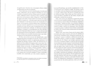 em grande parte, fruto das vias e dos parques urbanos criados
por Haussmann ou sob sua inspiração.
Nesses bulevares, em meio à manifestação cívica dos estu-
dantes, subitamente, sem que ninguém identifique ao certo o
momento, um grupo de pessoas começa a gerar um grande tu-
multo, estilhaçam vitrines, saqueiam as lojas e quebram tudo
que estiver ao seu alcance, can·os, vidraças etc. A preferência
do saque se faz sobre as lojas de bens de consumo, de roupas,
de tênis, de sapatos etc., sobretudo aquelas que oferecem arti-
gos valorizados no mercado jovem por suas reconhecidas eti-
quetas. No dia seguinte, os jornais explicam que o fenômeno se
deve aos casseurs (quebradores), jovens provenientes dos
subúrbios em tomo de Paris, que se organizaram para atuar à
margem da manifestação estudantil. As lideranças estudantis
lamentam o incidente e se desolidarizam com estes métodos,
mas aproveitam para indicar que essa é a resposta desesperada
de um grupo de jovens sem perspectiva, resultado de uma polí-
tica de exclusão, posta em prática há muito tempo e que explo-
sivamente se fez mais presente nos últimos anos.
De fato, estes jovens casseurs são identificados como
habitantes das áreas construídas nos anos 60 e 70 para resolver
o difícil problema de moradia na aglomeração parisiense. As
muralhas de Philippe Auguste (1190), que delimitavam os
umbrais da Paris medieval, desapareceram, e seus restos vira-
ram monumentos históricos; contudo, a cidade sempre possuiu
rígidos limites territoriais. As subseqüentes fronteiras, as
muralhas de Carlos V (1365), as "Fossas Amarelas" (1634), a
muralha dos "Fermiers Généraux" (1785) e a muralha de
Thiers (1846) marcaram progressivamente os limjtes da cidade
e sua ruptura com os teJTenos contígüos.252 Hoje, as modernas
muralhas são constituídas por uma enorme autopista, o
252 Estas datas entre parênteses correspondcm ao ínicio dos trabalhos de construção
dos limites que, muitas vezes, s~ prolongaram durante muito anos.
Boulevard Périphérique, que envolve completamente os vinte
rrrrondissements que compõem a cidade. Até mesmo o metrô
Ioi concebido como uma empresa exclusivamente parisiense, c
~eu traçado, embora denso, não previa a extensão para além
dos limites da cidade. Pode-se dizer que Paris construiu sua
imagem de beleza e qualidade de vida urbana, em parte, pela
delimitação e exclusão do seu entorno.
Hoje, esses jovens que integram os grupos de casseurs
vivem em bairros (também chamados de villes ou cités), onde
~e concentram os maiores índices de desemprego, imigração e
marginalidade. Também em Paris, eles costumam freqüentar
as áreas próximas às estações do trem RER, sistema que liga a
periferia à cidade, e podem ser comumente vistos circulando
em pequenos grupos, vestidos de forma bastante característica,
nos Halles, área central do maior entroncamento da circulação
urbana parisiense.
Muitas vezes, esses jovens fazem parte de grupos indivi-
dualizados pela origem espacial, pelo nome do subúrbio de
onde provém. Constituem assim verdadeiros membros de "tri-
bos urbanas", coesos e revoltados, e definem um universo de
significações próprio e exclusivo ao grupo, vocabulário, ges-
tual, música etc. Os "Zulous", por exemplo, exprimem-se por
meio de um vocabulário próprio e a partir de todo um repertó-
rio de referências internas ao grupo e teJTitorialmente identifi-
cado. Eles costumam fazer aparições em espaços bem-delimi-
tados da capital, bares, boates ou clubes, e marcam também
diversos lugares do trajeto com suas características pichações.
O diagnóstico desse problema levou o governo francês a
criar uma comissão ministerial, que tem como função primor-
dial estudar o problema da integração, sobretudo dos jovens
habitantes dessas áreas periféricas. Diversos planos de recupe-
ração das banlieues têm sido postos em prática, assim como
atividades esportivas, culturais e a renovação física dos condo-
mínios. Os equipamentos comunitários e o pequeno comércio
característico da vida urbana parisiense, como, por exemplo,
.&1.1.6 l ~l'l
 