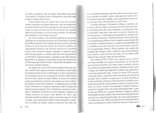 os cafés e as padarias, têm, no entanto, dificuldades para resis-
tir ao medo e à violência, reais ou imaginários, que estão asso-
ciados à imagem dessas áreas.
O que poderia haver de comum entre esses dois aconteci-
mentos, passados em lugares diferentes e em circunstâncias c
contextos tão diversos? Que analogias seriam capazes de apro-
ximar as praias da Zona Sul do Rio de Janeiro dos grandes
bulevares parisienses, os casseurs dos arrastões, as banlieues
dos subúrbios ou das favelas cariocas?
As "novas cidades" dos subúrbios parisienses são de boa
qualidade se comparadas às favelas ou às habitações da perife-
ria do Rio de Janeiro. Elas dispõem de bons serviços, são bem
dotadas de infra-estrutura urbana, de transporte público, de
equipamentos básicos e de diversos serviços de assistência
social. Com exceção de alguns conjuntos, a aparência geral
não é de degradação, e a programação física dos apartamentos
é confortável. Alguns conjuntos, julgados como muito densos,
degradados ou gigantes, passam hoje em dia por um processo
de renovação que inclui inclusive a demolição de algumas tor-
res ou sua completa reforma.
As origens do conceito de banlieue podem talvez nos aju-
dar a refletir sobre alguns elementos da dinâmica atual. Légua
de banimento (ban-lieue) é a etimologia e se deve originalmen-
te à associação feita com os espaços de exclusão estabelecidos
em torno das cidades da Idade Média. O termo foi também
usado para demarcar a fronteira que separaria as tetTas cultiva-
das daquelas ainda não trabalhadas. A população que aí residia
estava submetida ao complexo sistema de poder da época de
forma um pouco singular:devia obediência e serviços ao sobe-
rano, à autoridade eclesiástica ou aos burgueses, sediados na
cidade, descritos na época como direitos do "ban", que
incluíam o direito de legislar, julgare arrecadar impostos. Com
o tempo, esses camponeses também foram obrigados a contri-
buir na defesa da cidade, embora residissem fora dela; em
?00 ftll.
il(lCa, não tinham que pagar impostos sobre as mercadorias que
t•mm vendidas na cidade. Assim, ainda que não fossem com-
pletamente associadas à cidade, essas populações mantinham
l om ela laços fortes de dependência e submissão.
É preciso distinguir, sobretudo na França, a banlieue do
{i111bourg. Embora ambos estivessem fora dos limites da cida-
de (na maior parte das vezes murados), os faubourgs eram
reconhecidos como parte dela, uma vez que se situavam ao
lado das portas e constituíam prolongamentos externos das
vias urbanas intramuros. Tradicionalmente, essesfaubourgs
eram ocupados por guildas ou pelo comércio especializado. Já
na banlieue, os comerciantes e os artesãos eram impedidos de
se estabelecer para não concorrer com os privilégios concedi-
dos às corporações urbanas. Havia, portanto uma espécie de
gradação dos espaços, sendo a banlieue a parcela fronteiriça
mais exterior - sem ser parte da cidade, ela era ainda assim
objeto do seu controle e parte de sua dinâmica.
Nos séculos XVII e XVIII, esse conceito passa a definir
com mais exatidão um espaço intermediário, na medida em
que as tenas da banlieue são vistas como a extensão máxima
dos poderes dos magistrados urbanos e simultaneamente como
0 espaço não-urbano que depende da cidade, mas ainda não a
zona rural propriamente dita. A partir do século XIX, essa de-
nominação passa a significar mais claramente um terreno de
oposição entre a cidade e o espaço que a envolve. Em Paris, a
hanlieue imediata, próxima e mais integrada e solidária com o
desenvolvimento da cidade recebeu o nome de "pequena ban-
lieue" ou "petite ceinture" em oposição à "grande banlieue",
espaço de exclusão efetivo do tecido urbano parisiense. A par-
tir dos anos 1840, essa "pequena banlieue" começa a sofrer a
intervenção do poder público sob a forma de retificação do tra-
çado das ruas, ligação das principais vias, renovação das parce-
las e finalmente, em 1860, partes dessas áreas foram definitiva-
mente incorporadas à cidade, definindo um novo limite entre a
........ 201
 