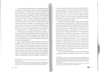A este tipo de contextualização não-ortogonal de escalas,
chamaremos de obliqüidade, ou seja, os elementos importantes
das comparações nem sempre estão situados no mesmo pata-
mar e são chamados a depor segundo a importância que assu-
mem em cada contexto. A imagem do "tapete" foi utilizada por
historiadores para demonstrar a importância desses cruzamen-
tos analíticos: "Pode-se verificar a coerência do desenho per-
correndo com o olhar o tapete segundo diferentes direções."267
A trama horizontal possui um desenho, uma seqüência de linhas
e pontos, de diferentes tonalidades, e a esta trama junta-se uma
outra, coerente e ordenada, com outro padrão morfológico e de
tonalidade. Juntas, estas tramas dão origem a um novo padrão,
que, por sua vez, pode ser observado também sob um ponto de
vista diagonal, dessa vez "saltando de um contexto ao outro".
Essa formulação metodológica, fundada no que aqui pode-
ríamos chamar de três procedimentos escalares e nas possíveis
relações entre estes três planos analíticos, exige também uma
nova organização dos dados e da definição do que pode ser um
documento geográfico e, ainda mais importante, do que pode
ser uma análise geográfica.268
Para os pesquisadores das questões espaciais, sobretudo os
geógrafos, existem, nesta breve descrição dos arrastões e dos
casseurs, alguns elementos de grande relevância e que são pas-
síveis de introduzir novos tratamentos analíticos e atuar sobre
recortes e dinâmicas territoriais inéditos no temário disciplinar
tradicionalmente admitido para a geografia. Esta concepção
colabora e reforça uma reflexão sobre o espaço que atualmente
cada vez mais sublinha os processos sociais de estruturação do
espaço, suas dinâmicas e ritos de apropriação, exclusão e per-
267 Ginzburg. Carlo, Myrhes, emblemes, traces: morplwlogie et histoire, Frammarion.
Paris, 1989. p. 169.
268 Em ouu·a oportunidade tentamos demonstrar que esse lipo de abordagem poderia
constituir a abertura para um novo campo, uma "microgeografia", assim denominada
pela analogia com as conhecidas escolas de micro-história ou de micmssociologia.
/ I 0 ,1lf1f.
tcncimento, dinâmicas também de orientação espacial, segundo
signos estruturados, ou vivências diferenciais que resultam em
imaginários próprios aos grupos que transitam e transformam
esses espaços. Pode-se mesmo dizer, sem exageros, que nos
últimos anos houve a "redescoberta", atrás da simples extensão
física do espaço, de toda uma ordem de significações, códigos
de referência espacial, que constitui uma dimensão incontorná-
vel na estrutura das dinâmicas sociais.
No Rio de Janeiro, a situação do espaço físico é bastante
diversa daquela assinalada em Paris. As grandes demarcações
foram feitas segundo diferentes padrões de oposição: bairros-
subúrbios, favela-bairro, Estado do Rio de Janeiro-Estado da
Guanabara, alto-baixo, asfalto-favela.269 A própria idéia de
favela mudou no tempo e se apresenta sob formas diversas no
universo carioca. Na Zona Sul da cidade, hoje esta designação
está muito mais relacionada a uma imagem desordenada do
padrão construtivo e da apropriação da terra do que à total
ausência de serviços ou à presença de barracos de madeira,
como ocorria até meados da década de 70.270 Ainda que a pre-
cariedade e o oferecimento de serviços tenham mudado muito,
permanece constante, desde o seu início até os dias de hoje,
este padrão "informal" de construção, ou seja, a construção e o
arranjo do espaço fora dos modelos oficiais de controle e legis-
lação que regem a habitação na cidade. Esse "padrão infor-
mal", desde muito cedo, misturou-se e acompanhou o desen-
volvimento da "cidade formal".
Nos casos brevemente expostos acima existem três pontos
que endossam essa nova perspectiva e abrem novos veios para
2ó9 Em Paris, as oposições são outras e possuem realmente sentidos diferentes, como
aquela que opõe a Rive Gauche (margem esquerda do rio Sena), elegante, intelectual,
burguesa, à Rive Droite (margem direita), boêmia, alternativa e. muitas vezes, popu-
lar; ou ainda a oposição entre o Oeste e o Leste de Paris, carregada de um sentido aná-
logo ao anterior.
270 A esse respeito, consultar, por exemplo, Valladares, Licia. "Qu 'est·ce qu'unefave-
la?", in Calliers des Amériques Latines, m34, 2000, pp. 61-74.
... 211
 