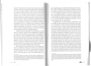 a pesquisa. O primeiro diz respeito ao fato de que esses aconte-
cimentos ocorreram no quadro de grandes cidades metropolita-
nas, onde a complexa dinâmica social desafia a simplicidade
dos esquemas teóricos globais e totais que prevaleceram nos
anos 60 e 70. A metrópole moderna não pode ser vista exclusi-
vamente como um ponto onde se concentra a acumulação do
capital, onde todos os conflitos são aqueles resultantes das lutas
de classe, e onde o espaço é simplesmente concebido dentro de
uma ótica dualista, seja ela de centro e periferia, de pobres e
ricos ou de cidadãos e excluídos. A complexidade da dinâmica
metropolitana nos leva a conceber estas categorlas de forma
relaciona!. Universos de referência flexíveis e instáveis, os
espaços da metrópole são dinâmicos e se associam de maneira
diversa, criando composições próprias, com filtros e fronteiras
de permeabilidade diferente e conteúdo particular.
A despeito dessa complexidade e do particularismo de cada
caso, há, entretanto, sempre muitas possibilidades de compará-
los. Esses dois casos descritos, por exemplo, correspondem ao
Rio de Janeiro e a Paris, mas poderiam muito bem ser relaciona-
dos a outros movimentos existentes em outras grandes cidades.
O fato de no Rio de Janeiro estes grupos se associarem ao funk,
enquanto em Paris a referência é o rap, estilo musical identifica-
do com as banlieues, já demonstra uma citação, por meio da
escolha musical, de uma situação vivida em outras grandes cida-
des, neste caso as grandes metrópoles norte-americanas.
Essas cidades foram o nascedouro desses dois ritmos mu-
sicais. Em ambientes também de exclusão, eles se definiram
em grande parte como oposição a outros gêneros musicais
"aceitos na cidade". O rap é um estilo de música nascido no
Bronx, em Nova Iorque, no seio da comunidade negra.271 O
271 Nos EUA, a dinâmica da exclusão ou o domfnio dos grupos marginalizados são
particularmente sentidos na difícil convivência entre grupos étnicos diferentes. Nesse
caso, a identidade étnica parece ser o problema fundamental. Negros e hispânicos não
se percebem como americanos; ao contrário, sentem-se parte de uma comunidade de
excluídos dentro de uma democracia racial.
primeiro grande grupo, o Zulu Nation, declarou estar se insur-
F.indo contra a tendência predominante na indústria musical e
demarcando uma ruptura com o domínio dos brancos, do rock
""d rol! e dos grandes espetáculos. As letras, em geral, descre-
vem, em vocabulário próprio ou característico dessa comuni-
tbde, as situações de opressão e racismo ou tratam de temáti-
cas relacionadas aos problemas urbanos da atualidade. O fenô-
meno se associa também às pichações ou taggers, com os
nomes dos grupos ou suas assinaturas.272
O segundo ponto se refere às praias e aos bulevares. No
caso do Rio de Janeiro, nada é mais característico como espa-
t,:o do "carioquismo" do que as praias da Zona Sul da cidade.
Nas praias se inscreve o estilo de vida do habitante da cidade.
Nelas, que são uma das imagens picturais mais fortes do Rio de
.Janeiro, são lançadas as novas modas, as novas gírias, onde o
~.:arioquismo é mais característico, ou seja, a praia serve como
um poderoso referencial na definição do estilo de vida, carica-
turizado, é claro, da cidade. A praia é também um referente que
ultrapassa em muito os limites das areias, seja na referência à
parte da praia da qual se é freqüentador, seja no bronzeado exi-
bido fora dela como signo do direito ao ócio, muito importan-
te na leitura cultural carioca. Mais uma vez, é preciso notar, a
propósito do bronzeado, que este signo é central dentro do uni-
verso simbólico carioca, mas é talvez apenas uma modalidade
dentro de uma dinâmica comum à cidadania, que pressupõe
que os homens "têm que se libertar para a liberdade", ou seja,
estar livres das necessidades da sobrevivência imediata para
poder exercer seu direito à autonomia. Este parece ser o senti-
do fundamental da idéia de schole, em grego, ou de otium, em
m Notemos que o fenômeno das pichações sobre as paredes é correlato à imagem dos
logotipos comerciais que também preenchem nossos espaços urbanos. O logotipo é
também um objeto semiótico que se aparenta à assinatura e se define muito mais por
aquilo que ele é do que por aquilo que designa. Pouco importa que a assinatura seja
legível, contamo que ela possa ser associada em permanência a uma certa pessoa ou
coisa.
..... 2 13
 