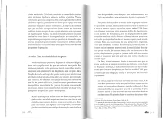 dades territoriais. Cidadania, exclusão e comunidades territo-
riais são temas ligados às ciências política e jurídica. Vimos,
entretanto, que estas categorias têm implicações diretas sobre a
dinâmica espacial; poderíamos até dizer que o espaço tem uma
dimensão fundadora nestes fenômenos. A surpresa é constatar
que, por um lado, os especialistas desses temas, ao fazer suas
análises, tratam sempre de um espaço abstrato, sem espessura,
de significações fluidas, ou ainda tomando grandes unidades
territoriais como base de homogeneização; por outro lado, os
especialistas preocupados com as questões da dimensão espa-
cial da sociedade parecem não considerar os debates sobre
nacionalidade e cidadania como temas possíveis dentro de seus
programas de pesquisa.
A volta: Uma territorialidade na praia
Nenhuma área se apresenta, do ponto de vista morfológico,
com maior regularidade do que as areias de uma praia. Po-
deríamos pretender então que neste tipo de isomorfia a tendên-
cia maior seria a indistinção na freqüência, uma vez que a loca-
lização do trecho ao longo das praias muito pouco interfere nas
atividades nela praticadas. Esta não é, no entanto, a constatação
que fazemos. Ao olharmos a ocupação de uma praia carioca em
um dia de grande afluência, imediatamente percebemos um
desequilíbrio interpelador; há pontos de grande concentração
de pessoas, muitas vezes onde é difícil encontrar um lugar livre,
justapostos a superfícies quase desocupadas.
A praia aparece para a análise como um destes lugares privile-
giados onde a sociedade se põe em cena com seus ritos e seus
símbolos, seus costumes festivos e suas convenções, seus dese-
jos e suas normas, suas regras e suas transgressões, suas estraté-
gias de coexistência e seus códigos de instalação, suas divisões e
? IG ,11flf
suas desigualdades, suas alianças e seus enfrentamentos, sua
lógica organizadora e seus sentimentos. A praia é espetacular.276
Nas praias todos podem se reunir, todos os grupos existen-
tes podem ter acento, e todos devem conviver sob o mesmo sol
c sobre o mesmo espaço. ou melhor, quase todos.277 Já disse-
ram algumas vezes que sobre as areias do Rio de Janeiro exis-
te um modelo de democracia, pois no despojamento da indu-
mentária sumária não há leituras diferenciadoras possíveis;
todos são iguais e dispõem de um mesmo espaço onde se avi-
zinham. Trata-se, no entanto, de uma perspectiva enganosa,
visto que interpreta os sinais de diferenciação social como se
fossem exclusivamente proporcionais à materialidade dos sig-
nos que os veicula. Da mesma forma, falar em democracia das
praias, simplesmente porque as pessoas estão sob um mesmo
espaço, é esquecer que nem por isso elas estão situadas no
mesmo lugar
De fato, historicamente, desde o momento em que as
praias perderam a imagem repulsiva que tinham, como lugar
de despejos e doenças, e se transformaram em um topos valo-
rizado pelo discurso terapêutico, no final do século XVIII, per-
cebemos que sua ocupação recria as distinções sociais mais
importantes.
Em 1827, a praia de Swinemude é dividida em cinco zonas. A do
meio deve permanecer vazia; tem por finalidade separar os dois
setores, um reservado aos homens e outro às mulheres(...). Essa
clássica distribuição segundo o sexo vê-se acrescida de uma
fronteira social. O setor reservado ao sexo masculino divide-se
em duas zonas. Na primeira ficam os membros das classes infe-
'I<• Urbain, J. D. Sur la plage. Payot, Paris, 1996, p. 19.
m ! questão da diferenciação das classes sociais é um dos aspectos mais estudados
m·,sa distinção de usos de territórios nas praias. Veja, por exemplo. Duteurtre. B. "La
luttc des classes d'Étretat ", in Revue liuéraire et politique, rP. 4, 1998; c Erwitt, Elliot.
I 'lllgl.'s. Ed. du Chêne, Paris, 1996.
... ?1 /
 